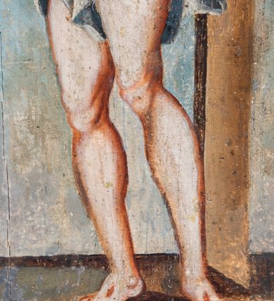 Zdjęcie nr 75: Umeblowanie zakrystii usytuowane jest wzdłuż ścian północnej, południowej i wschodniej pomieszczenia.  Na ścianie północnej, w części dolnej znajdują się trzy połączone ze sobą komody, każda o czterech szufladach, nakryte jednym blatem. W części górnej mieszczą się pięcioosiowe szafki z szufladami w cokole. Osie artykułowe są pilastrami hermowymi. Na osi środkowej szafka jest nieco wyższa i szersza z drzwiczkami dekorowanymi prostokątną, uszatą, oprofilowaną płyciną z malowanym przedstawieniem Chrystusa Eucharystycznego. Drzwiczki pozostałych szafek mają kształt stojących prostokątów i dekorowane są płycinami o wklęsłych narożach, zdobionymi gałązkami czerwonych róż, ułożonych w rokokowych wazonach. Ścianki zamknięte są niepełnym belkowaniem z gzymsem. W partii zwieńczenia osie artykułowane są cokolikami, na których ustawione są toczone, kuliste wazoniki. Pomiędzy nimi umieszczone są kartusze utworzone z ornamentu małżowinowo-chrząstkowego z malowanymi emblematami na owalnych medalionach, które ułożone są kolejno od lewej strony: 
1. Pionowo ustawiony miecz, ostrzem skierowany ku górze, połączony ze skrzyżowanymi berłem i dwoma kluczami, od których odchodzą fantazyjnie ułożone sznury w kolorze czerwonym. U góry napis na szarfie: „OBEDITE”.
2. W górnej części wyłaniająca się z chmur ręka trzymająca w dłoni węgielnicę i przymocowane do niej na łańcuszku tablice Dekalogu. Napis na szarfie: „OMNIA SVSTINET”.
3. Bóg Ojciec ukazany w półpostaci, lewą ręką opiera się na kuli ziemskiej, prawą czyni gest błogosławieństwa. 
4. Bujnie ulistnione, ciemnozielone drzewko spięte w dolnej części złotą formą w kształcie dwóch wywiniętych wolutek. Napis na szarfie: „GAVDET PATIENTIA DVRIS”. 
5. W górnej części obrazu z chmur wyłania się ręka, która zrzuca na ziemię iskrzący pocisk i dwa skrzyżowane pioruny, połączone parą białych skrzydeł. Napis „FORTIS VLTOR”.
 
Na ścianie środkowej, wschodniej znajduje się sarkofagowa mensa, powyżej parawanowa ścianka na profilowanym cokole, artykułowana pilastrami, pomiędzy którymi umieszczone są płyciny z kształcie leżących prostokątów z obrazami; ścianka zamknięta jest profilowanym gzymsem. W zwieńczeniu, na jej skrajach znajdują się owalne medaliony ujęte w kartusze z ornamentu małżowinowo-chrząstkowego. W medalionie po lewej stronie namalowane są litery alfa i omega na błękitnym tle oraz wstęga z napisem: „RENOVATUM A(NNO) D(OMINI) 1975”. Po prawej stronie analogiczny kartusz z literami w medalionie: „Ω / O / N” wpisane w formę krzyża, otoczonego niepełną aureolą; powyżej wstęga z napisem: „VIDENTEM AUDERE”. W płycinach obrazy przedstawiają świętych w ujęciu do pasa, zwróconych ku środkowi; od lewej:
1. Święty Demetriusz z włócznią opartą o prawy bark, ubrany w habit zakonu kanoników laterańskich od pokuty.
2. Święty Klet z aniołkiem, który trzyma w dłoni palmę męczeństwa i krzyż papieski. W prawym górnym narożu obrazu napis: „FAC HVIC SIGNO HONOREM”.
3. Święty Augustyn z gorejącym sercem na piersi i aniołkiem z łyżką i miseczką w dłoniach.
4. Święty ubrany w habit Marków, który trzyma w dłoni serce z krzyżem, podtrzymywane przez Chrystusa na obłokach – prawdopodobnie św. Cyriak, założyciel zakonu.
 
Na ścianie południowej znajduje się analogiczne umeblowanie, jak na ścianie północnej. W dolnej części dwie komody, a w miejscu trzeciej od wschodu szafka zdobiona dwiema uszatymi płycinami. Górna część mebla w przeciwieństwie do ściany północnej bez podwyższenia części środkowej. 
Na ścianie południowej:
1. Jasnobrązowa harfa na błękitnym tle i napis: „IN DOMINO”.
2. Ciemnobrązowy ptak i trzy podrywające się do lotu młode, w górnej części złote słońce i napis: „NON QUAE SVPER TERRAM.”
3. Po lewej stronie kompozycji wyłaniająca się z chmur ręka trzymająca skrzyżowane: miecz, czerwony krzyż i palmę. Napis: „NON ERVBESCO”.
4. W centrum przedstawienia krzak białej lilii o trzech rozgałęzieniach, w tle chmury w odcieniach koloru szaroniebieskiego. Napis na szarfie: „PER ARDVA DVLCIS”.
5. W lewej części kompozycji uskrzydlony jeleń, wspięty na tylnych nogach, po prawej stronie czarne i brązowe skały, w partii górnej otwarta korona, umieszczona pośrodku obłoku obwiedzionego biało-czerwonym pasem. Napis: „ET COMPREHENDATIS”.
 
W miejscu połączenia komód ścian północnej i południowej z dolną częścią konstrukcji na ścianie wschodniej znajdują się ukośnie ustawione, jednoskrzydłowe szafki o drzwiczkach dekorowanych prostokątną płyciną o wklęsłych narożach. Ścianki boczne części północnej i południowej zdobione są ukośną kratką. Powierzchnia szafek i komód pokryta jest polichromią imitującą marmur w kolorze beżowym, szarokremowym, różowym i rdzawym. Blaty malowane są farbą olejną w kolorze beżowym. Obramienia medalionów malowane w kolorze rdzawozłotym. Tło w większości medalionów w odcieniach błękitu, w górnych częściach majuskułowe napisy objaśniające przedstawienie, umieszczone w białych i półkoliście ułożonych szarfach. 