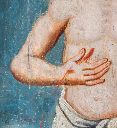 Zdjęcie nr 77: Umeblowanie zakrystii usytuowane jest wzdłuż ścian północnej, południowej i wschodniej pomieszczenia.  Na ścianie północnej, w części dolnej znajdują się trzy połączone ze sobą komody, każda o czterech szufladach, nakryte jednym blatem. W części górnej mieszczą się pięcioosiowe szafki z szufladami w cokole. Osie artykułowe są pilastrami hermowymi. Na osi środkowej szafka jest nieco wyższa i szersza z drzwiczkami dekorowanymi prostokątną, uszatą, oprofilowaną płyciną z malowanym przedstawieniem Chrystusa Eucharystycznego. Drzwiczki pozostałych szafek mają kształt stojących prostokątów i dekorowane są płycinami o wklęsłych narożach, zdobionymi gałązkami czerwonych róż, ułożonych w rokokowych wazonach. Ścianki zamknięte są niepełnym belkowaniem z gzymsem. W partii zwieńczenia osie artykułowane są cokolikami, na których ustawione są toczone, kuliste wazoniki. Pomiędzy nimi umieszczone są kartusze utworzone z ornamentu małżowinowo-chrząstkowego z malowanymi emblematami na owalnych medalionach, które ułożone są kolejno od lewej strony: 
1. Pionowo ustawiony miecz, ostrzem skierowany ku górze, połączony ze skrzyżowanymi berłem i dwoma kluczami, od których odchodzą fantazyjnie ułożone sznury w kolorze czerwonym. U góry napis na szarfie: „OBEDITE”.
2. W górnej części wyłaniająca się z chmur ręka trzymająca w dłoni węgielnicę i przymocowane do niej na łańcuszku tablice Dekalogu. Napis na szarfie: „OMNIA SVSTINET”.
3. Bóg Ojciec ukazany w półpostaci, lewą ręką opiera się na kuli ziemskiej, prawą czyni gest błogosławieństwa. 
4. Bujnie ulistnione, ciemnozielone drzewko spięte w dolnej części złotą formą w kształcie dwóch wywiniętych wolutek. Napis na szarfie: „GAVDET PATIENTIA DVRIS”. 
5. W górnej części obrazu z chmur wyłania się ręka, która zrzuca na ziemię iskrzący pocisk i dwa skrzyżowane pioruny, połączone parą białych skrzydeł. Napis „FORTIS VLTOR”.
 
Na ścianie środkowej, wschodniej znajduje się sarkofagowa mensa, powyżej parawanowa ścianka na profilowanym cokole, artykułowana pilastrami, pomiędzy którymi umieszczone są płyciny z kształcie leżących prostokątów z obrazami; ścianka zamknięta jest profilowanym gzymsem. W zwieńczeniu, na jej skrajach znajdują się owalne medaliony ujęte w kartusze z ornamentu małżowinowo-chrząstkowego. W medalionie po lewej stronie namalowane są litery alfa i omega na błękitnym tle oraz wstęga z napisem: „RENOVATUM A(NNO) D(OMINI) 1975”. Po prawej stronie analogiczny kartusz z literami w medalionie: „Ω / O / N” wpisane w formę krzyża, otoczonego niepełną aureolą; powyżej wstęga z napisem: „VIDENTEM AUDERE”. W płycinach obrazy przedstawiają świętych w ujęciu do pasa, zwróconych ku środkowi; od lewej:
1. Święty Demetriusz z włócznią opartą o prawy bark, ubrany w habit zakonu kanoników laterańskich od pokuty.
2. Święty Klet z aniołkiem, który trzyma w dłoni palmę męczeństwa i krzyż papieski. W prawym górnym narożu obrazu napis: „FAC HVIC SIGNO HONOREM”.
3. Święty Augustyn z gorejącym sercem na piersi i aniołkiem z łyżką i miseczką w dłoniach.
4. Święty ubrany w habit Marków, który trzyma w dłoni serce z krzyżem, podtrzymywane przez Chrystusa na obłokach – prawdopodobnie św. Cyriak, założyciel zakonu.
 
Na ścianie południowej znajduje się analogiczne umeblowanie, jak na ścianie północnej. W dolnej części dwie komody, a w miejscu trzeciej od wschodu szafka zdobiona dwiema uszatymi płycinami. Górna część mebla w przeciwieństwie do ściany północnej bez podwyższenia części środkowej. 
Na ścianie południowej:
1. Jasnobrązowa harfa na błękitnym tle i napis: „IN DOMINO”.
2. Ciemnobrązowy ptak i trzy podrywające się do lotu młode, w górnej części złote słońce i napis: „NON QUAE SVPER TERRAM.”
3. Po lewej stronie kompozycji wyłaniająca się z chmur ręka trzymająca skrzyżowane: miecz, czerwony krzyż i palmę. Napis: „NON ERVBESCO”.
4. W centrum przedstawienia krzak białej lilii o trzech rozgałęzieniach, w tle chmury w odcieniach koloru szaroniebieskiego. Napis na szarfie: „PER ARDVA DVLCIS”.
5. W lewej części kompozycji uskrzydlony jeleń, wspięty na tylnych nogach, po prawej stronie czarne i brązowe skały, w partii górnej otwarta korona, umieszczona pośrodku obłoku obwiedzionego biało-czerwonym pasem. Napis: „ET COMPREHENDATIS”.
 
W miejscu połączenia komód ścian północnej i południowej z dolną częścią konstrukcji na ścianie wschodniej znajdują się ukośnie ustawione, jednoskrzydłowe szafki o drzwiczkach dekorowanych prostokątną płyciną o wklęsłych narożach. Ścianki boczne części północnej i południowej zdobione są ukośną kratką. Powierzchnia szafek i komód pokryta jest polichromią imitującą marmur w kolorze beżowym, szarokremowym, różowym i rdzawym. Blaty malowane są farbą olejną w kolorze beżowym. Obramienia medalionów malowane w kolorze rdzawozłotym. Tło w większości medalionów w odcieniach błękitu, w górnych częściach majuskułowe napisy objaśniające przedstawienie, umieszczone w białych i półkoliście ułożonych szarfach. 