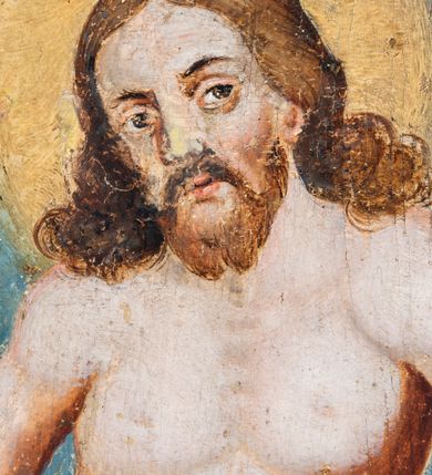 Zdjęcie nr 79: Umeblowanie zakrystii usytuowane jest wzdłuż ścian północnej, południowej i wschodniej pomieszczenia.  Na ścianie północnej, w części dolnej znajdują się trzy połączone ze sobą komody, każda o czterech szufladach, nakryte jednym blatem. W części górnej mieszczą się pięcioosiowe szafki z szufladami w cokole. Osie artykułowe są pilastrami hermowymi. Na osi środkowej szafka jest nieco wyższa i szersza z drzwiczkami dekorowanymi prostokątną, uszatą, oprofilowaną płyciną z malowanym przedstawieniem Chrystusa Eucharystycznego. Drzwiczki pozostałych szafek mają kształt stojących prostokątów i dekorowane są płycinami o wklęsłych narożach, zdobionymi gałązkami czerwonych róż, ułożonych w rokokowych wazonach. Ścianki zamknięte są niepełnym belkowaniem z gzymsem. W partii zwieńczenia osie artykułowane są cokolikami, na których ustawione są toczone, kuliste wazoniki. Pomiędzy nimi umieszczone są kartusze utworzone z ornamentu małżowinowo-chrząstkowego z malowanymi emblematami na owalnych medalionach, które ułożone są kolejno od lewej strony: 
1. Pionowo ustawiony miecz, ostrzem skierowany ku górze, połączony ze skrzyżowanymi berłem i dwoma kluczami, od których odchodzą fantazyjnie ułożone sznury w kolorze czerwonym. U góry napis na szarfie: „OBEDITE”.
2. W górnej części wyłaniająca się z chmur ręka trzymająca w dłoni węgielnicę i przymocowane do niej na łańcuszku tablice Dekalogu. Napis na szarfie: „OMNIA SVSTINET”.
3. Bóg Ojciec ukazany w półpostaci, lewą ręką opiera się na kuli ziemskiej, prawą czyni gest błogosławieństwa. 
4. Bujnie ulistnione, ciemnozielone drzewko spięte w dolnej części złotą formą w kształcie dwóch wywiniętych wolutek. Napis na szarfie: „GAVDET PATIENTIA DVRIS”. 
5. W górnej części obrazu z chmur wyłania się ręka, która zrzuca na ziemię iskrzący pocisk i dwa skrzyżowane pioruny, połączone parą białych skrzydeł. Napis „FORTIS VLTOR”.
 
Na ścianie środkowej, wschodniej znajduje się sarkofagowa mensa, powyżej parawanowa ścianka na profilowanym cokole, artykułowana pilastrami, pomiędzy którymi umieszczone są płyciny z kształcie leżących prostokątów z obrazami; ścianka zamknięta jest profilowanym gzymsem. W zwieńczeniu, na jej skrajach znajdują się owalne medaliony ujęte w kartusze z ornamentu małżowinowo-chrząstkowego. W medalionie po lewej stronie namalowane są litery alfa i omega na błękitnym tle oraz wstęga z napisem: „RENOVATUM A(NNO) D(OMINI) 1975”. Po prawej stronie analogiczny kartusz z literami w medalionie: „Ω / O / N” wpisane w formę krzyża, otoczonego niepełną aureolą; powyżej wstęga z napisem: „VIDENTEM AUDERE”. W płycinach obrazy przedstawiają świętych w ujęciu do pasa, zwróconych ku środkowi; od lewej:
1. Święty Demetriusz z włócznią opartą o prawy bark, ubrany w habit zakonu kanoników laterańskich od pokuty.
2. Święty Klet z aniołkiem, który trzyma w dłoni palmę męczeństwa i krzyż papieski. W prawym górnym narożu obrazu napis: „FAC HVIC SIGNO HONOREM”.
3. Święty Augustyn z gorejącym sercem na piersi i aniołkiem z łyżką i miseczką w dłoniach.
4. Święty ubrany w habit Marków, który trzyma w dłoni serce z krzyżem, podtrzymywane przez Chrystusa na obłokach – prawdopodobnie św. Cyriak, założyciel zakonu.
 
Na ścianie południowej znajduje się analogiczne umeblowanie, jak na ścianie północnej. W dolnej części dwie komody, a w miejscu trzeciej od wschodu szafka zdobiona dwiema uszatymi płycinami. Górna część mebla w przeciwieństwie do ściany północnej bez podwyższenia części środkowej. 
Na ścianie południowej:
1. Jasnobrązowa harfa na błękitnym tle i napis: „IN DOMINO”.
2. Ciemnobrązowy ptak i trzy podrywające się do lotu młode, w górnej części złote słońce i napis: „NON QUAE SVPER TERRAM.”
3. Po lewej stronie kompozycji wyłaniająca się z chmur ręka trzymająca skrzyżowane: miecz, czerwony krzyż i palmę. Napis: „NON ERVBESCO”.
4. W centrum przedstawienia krzak białej lilii o trzech rozgałęzieniach, w tle chmury w odcieniach koloru szaroniebieskiego. Napis na szarfie: „PER ARDVA DVLCIS”.
5. W lewej części kompozycji uskrzydlony jeleń, wspięty na tylnych nogach, po prawej stronie czarne i brązowe skały, w partii górnej otwarta korona, umieszczona pośrodku obłoku obwiedzionego biało-czerwonym pasem. Napis: „ET COMPREHENDATIS”.
 
W miejscu połączenia komód ścian północnej i południowej z dolną częścią konstrukcji na ścianie wschodniej znajdują się ukośnie ustawione, jednoskrzydłowe szafki o drzwiczkach dekorowanych prostokątną płyciną o wklęsłych narożach. Ścianki boczne części północnej i południowej zdobione są ukośną kratką. Powierzchnia szafek i komód pokryta jest polichromią imitującą marmur w kolorze beżowym, szarokremowym, różowym i rdzawym. Blaty malowane są farbą olejną w kolorze beżowym. Obramienia medalionów malowane w kolorze rdzawozłotym. Tło w większości medalionów w odcieniach błękitu, w górnych częściach majuskułowe napisy objaśniające przedstawienie, umieszczone w białych i półkoliście ułożonych szarfach. 