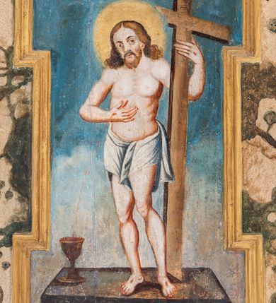 Zdjęcie nr 83: Umeblowanie zakrystii usytuowane jest wzdłuż ścian północnej, południowej i wschodniej pomieszczenia.  Na ścianie północnej, w części dolnej znajdują się trzy połączone ze sobą komody, każda o czterech szufladach, nakryte jednym blatem. W części górnej mieszczą się pięcioosiowe szafki z szufladami w cokole. Osie artykułowe są pilastrami hermowymi. Na osi środkowej szafka jest nieco wyższa i szersza z drzwiczkami dekorowanymi prostokątną, uszatą, oprofilowaną płyciną z malowanym przedstawieniem Chrystusa Eucharystycznego. Drzwiczki pozostałych szafek mają kształt stojących prostokątów i dekorowane są płycinami o wklęsłych narożach, zdobionymi gałązkami czerwonych róż, ułożonych w rokokowych wazonach. Ścianki zamknięte są niepełnym belkowaniem z gzymsem. W partii zwieńczenia osie artykułowane są cokolikami, na których ustawione są toczone, kuliste wazoniki. Pomiędzy nimi umieszczone są kartusze utworzone z ornamentu małżowinowo-chrząstkowego z malowanymi emblematami na owalnych medalionach, które ułożone są kolejno od lewej strony: 
1. Pionowo ustawiony miecz, ostrzem skierowany ku górze, połączony ze skrzyżowanymi berłem i dwoma kluczami, od których odchodzą fantazyjnie ułożone sznury w kolorze czerwonym. U góry napis na szarfie: „OBEDITE”.
2. W górnej części wyłaniająca się z chmur ręka trzymająca w dłoni węgielnicę i przymocowane do niej na łańcuszku tablice Dekalogu. Napis na szarfie: „OMNIA SVSTINET”.
3. Bóg Ojciec ukazany w półpostaci, lewą ręką opiera się na kuli ziemskiej, prawą czyni gest błogosławieństwa. 
4. Bujnie ulistnione, ciemnozielone drzewko spięte w dolnej części złotą formą w kształcie dwóch wywiniętych wolutek. Napis na szarfie: „GAVDET PATIENTIA DVRIS”. 
5. W górnej części obrazu z chmur wyłania się ręka, która zrzuca na ziemię iskrzący pocisk i dwa skrzyżowane pioruny, połączone parą białych skrzydeł. Napis „FORTIS VLTOR”.
 
Na ścianie środkowej, wschodniej znajduje się sarkofagowa mensa, powyżej parawanowa ścianka na profilowanym cokole, artykułowana pilastrami, pomiędzy którymi umieszczone są płyciny z kształcie leżących prostokątów z obrazami; ścianka zamknięta jest profilowanym gzymsem. W zwieńczeniu, na jej skrajach znajdują się owalne medaliony ujęte w kartusze z ornamentu małżowinowo-chrząstkowego. W medalionie po lewej stronie namalowane są litery alfa i omega na błękitnym tle oraz wstęga z napisem: „RENOVATUM A(NNO) D(OMINI) 1975”. Po prawej stronie analogiczny kartusz z literami w medalionie: „Ω / O / N” wpisane w formę krzyża, otoczonego niepełną aureolą; powyżej wstęga z napisem: „VIDENTEM AUDERE”. W płycinach obrazy przedstawiają świętych w ujęciu do pasa, zwróconych ku środkowi; od lewej:
1. Święty Demetriusz z włócznią opartą o prawy bark, ubrany w habit zakonu kanoników laterańskich od pokuty.
2. Święty Klet z aniołkiem, który trzyma w dłoni palmę męczeństwa i krzyż papieski. W prawym górnym narożu obrazu napis: „FAC HVIC SIGNO HONOREM”.
3. Święty Augustyn z gorejącym sercem na piersi i aniołkiem z łyżką i miseczką w dłoniach.
4. Święty ubrany w habit Marków, który trzyma w dłoni serce z krzyżem, podtrzymywane przez Chrystusa na obłokach – prawdopodobnie św. Cyriak, założyciel zakonu.
 
Na ścianie południowej znajduje się analogiczne umeblowanie, jak na ścianie północnej. W dolnej części dwie komody, a w miejscu trzeciej od wschodu szafka zdobiona dwiema uszatymi płycinami. Górna część mebla w przeciwieństwie do ściany północnej bez podwyższenia części środkowej. 
Na ścianie południowej:
1. Jasnobrązowa harfa na błękitnym tle i napis: „IN DOMINO”.
2. Ciemnobrązowy ptak i trzy podrywające się do lotu młode, w górnej części złote słońce i napis: „NON QUAE SVPER TERRAM.”
3. Po lewej stronie kompozycji wyłaniająca się z chmur ręka trzymająca skrzyżowane: miecz, czerwony krzyż i palmę. Napis: „NON ERVBESCO”.
4. W centrum przedstawienia krzak białej lilii o trzech rozgałęzieniach, w tle chmury w odcieniach koloru szaroniebieskiego. Napis na szarfie: „PER ARDVA DVLCIS”.
5. W lewej części kompozycji uskrzydlony jeleń, wspięty na tylnych nogach, po prawej stronie czarne i brązowe skały, w partii górnej otwarta korona, umieszczona pośrodku obłoku obwiedzionego biało-czerwonym pasem. Napis: „ET COMPREHENDATIS”.
 
W miejscu połączenia komód ścian północnej i południowej z dolną częścią konstrukcji na ścianie wschodniej znajdują się ukośnie ustawione, jednoskrzydłowe szafki o drzwiczkach dekorowanych prostokątną płyciną o wklęsłych narożach. Ścianki boczne części północnej i południowej zdobione są ukośną kratką. Powierzchnia szafek i komód pokryta jest polichromią imitującą marmur w kolorze beżowym, szarokremowym, różowym i rdzawym. Blaty malowane są farbą olejną w kolorze beżowym. Obramienia medalionów malowane w kolorze rdzawozłotym. Tło w większości medalionów w odcieniach błękitu, w górnych częściach majuskułowe napisy objaśniające przedstawienie, umieszczone w białych i półkoliście ułożonych szarfach. 