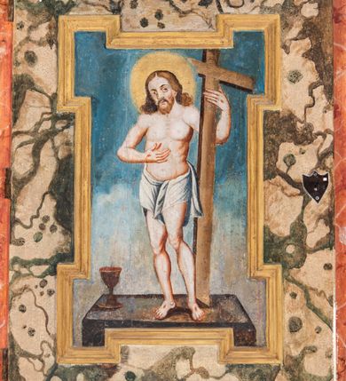 Zdjęcie nr 81: Umeblowanie zakrystii usytuowane jest wzdłuż ścian północnej, południowej i wschodniej pomieszczenia.  Na ścianie północnej, w części dolnej znajdują się trzy połączone ze sobą komody, każda o czterech szufladach, nakryte jednym blatem. W części górnej mieszczą się pięcioosiowe szafki z szufladami w cokole. Osie artykułowe są pilastrami hermowymi. Na osi środkowej szafka jest nieco wyższa i szersza z drzwiczkami dekorowanymi prostokątną, uszatą, oprofilowaną płyciną z malowanym przedstawieniem Chrystusa Eucharystycznego. Drzwiczki pozostałych szafek mają kształt stojących prostokątów i dekorowane są płycinami o wklęsłych narożach, zdobionymi gałązkami czerwonych róż, ułożonych w rokokowych wazonach. Ścianki zamknięte są niepełnym belkowaniem z gzymsem. W partii zwieńczenia osie artykułowane są cokolikami, na których ustawione są toczone, kuliste wazoniki. Pomiędzy nimi umieszczone są kartusze utworzone z ornamentu małżowinowo-chrząstkowego z malowanymi emblematami na owalnych medalionach, które ułożone są kolejno od lewej strony: 
1. Pionowo ustawiony miecz, ostrzem skierowany ku górze, połączony ze skrzyżowanymi berłem i dwoma kluczami, od których odchodzą fantazyjnie ułożone sznury w kolorze czerwonym. U góry napis na szarfie: „OBEDITE”.
2. W górnej części wyłaniająca się z chmur ręka trzymająca w dłoni węgielnicę i przymocowane do niej na łańcuszku tablice Dekalogu. Napis na szarfie: „OMNIA SVSTINET”.
3. Bóg Ojciec ukazany w półpostaci, lewą ręką opiera się na kuli ziemskiej, prawą czyni gest błogosławieństwa. 
4. Bujnie ulistnione, ciemnozielone drzewko spięte w dolnej części złotą formą w kształcie dwóch wywiniętych wolutek. Napis na szarfie: „GAVDET PATIENTIA DVRIS”. 
5. W górnej części obrazu z chmur wyłania się ręka, która zrzuca na ziemię iskrzący pocisk i dwa skrzyżowane pioruny, połączone parą białych skrzydeł. Napis „FORTIS VLTOR”.
 
Na ścianie środkowej, wschodniej znajduje się sarkofagowa mensa, powyżej parawanowa ścianka na profilowanym cokole, artykułowana pilastrami, pomiędzy którymi umieszczone są płyciny z kształcie leżących prostokątów z obrazami; ścianka zamknięta jest profilowanym gzymsem. W zwieńczeniu, na jej skrajach znajdują się owalne medaliony ujęte w kartusze z ornamentu małżowinowo-chrząstkowego. W medalionie po lewej stronie namalowane są litery alfa i omega na błękitnym tle oraz wstęga z napisem: „RENOVATUM A(NNO) D(OMINI) 1975”. Po prawej stronie analogiczny kartusz z literami w medalionie: „Ω / O / N” wpisane w formę krzyża, otoczonego niepełną aureolą; powyżej wstęga z napisem: „VIDENTEM AUDERE”. W płycinach obrazy przedstawiają świętych w ujęciu do pasa, zwróconych ku środkowi; od lewej:
1. Święty Demetriusz z włócznią opartą o prawy bark, ubrany w habit zakonu kanoników laterańskich od pokuty.
2. Święty Klet z aniołkiem, który trzyma w dłoni palmę męczeństwa i krzyż papieski. W prawym górnym narożu obrazu napis: „FAC HVIC SIGNO HONOREM”.
3. Święty Augustyn z gorejącym sercem na piersi i aniołkiem z łyżką i miseczką w dłoniach.
4. Święty ubrany w habit Marków, który trzyma w dłoni serce z krzyżem, podtrzymywane przez Chrystusa na obłokach – prawdopodobnie św. Cyriak, założyciel zakonu.
 
Na ścianie południowej znajduje się analogiczne umeblowanie, jak na ścianie północnej. W dolnej części dwie komody, a w miejscu trzeciej od wschodu szafka zdobiona dwiema uszatymi płycinami. Górna część mebla w przeciwieństwie do ściany północnej bez podwyższenia części środkowej. 
Na ścianie południowej:
1. Jasnobrązowa harfa na błękitnym tle i napis: „IN DOMINO”.
2. Ciemnobrązowy ptak i trzy podrywające się do lotu młode, w górnej części złote słońce i napis: „NON QUAE SVPER TERRAM.”
3. Po lewej stronie kompozycji wyłaniająca się z chmur ręka trzymająca skrzyżowane: miecz, czerwony krzyż i palmę. Napis: „NON ERVBESCO”.
4. W centrum przedstawienia krzak białej lilii o trzech rozgałęzieniach, w tle chmury w odcieniach koloru szaroniebieskiego. Napis na szarfie: „PER ARDVA DVLCIS”.
5. W lewej części kompozycji uskrzydlony jeleń, wspięty na tylnych nogach, po prawej stronie czarne i brązowe skały, w partii górnej otwarta korona, umieszczona pośrodku obłoku obwiedzionego biało-czerwonym pasem. Napis: „ET COMPREHENDATIS”.
 
W miejscu połączenia komód ścian północnej i południowej z dolną częścią konstrukcji na ścianie wschodniej znajdują się ukośnie ustawione, jednoskrzydłowe szafki o drzwiczkach dekorowanych prostokątną płyciną o wklęsłych narożach. Ścianki boczne części północnej i południowej zdobione są ukośną kratką. Powierzchnia szafek i komód pokryta jest polichromią imitującą marmur w kolorze beżowym, szarokremowym, różowym i rdzawym. Blaty malowane są farbą olejną w kolorze beżowym. Obramienia medalionów malowane w kolorze rdzawozłotym. Tło w większości medalionów w odcieniach błękitu, w górnych częściach majuskułowe napisy objaśniające przedstawienie, umieszczone w białych i półkoliście ułożonych szarfach. 