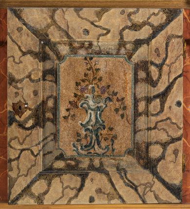 Zdjęcie nr 88: Umeblowanie zakrystii usytuowane jest wzdłuż ścian północnej, południowej i wschodniej pomieszczenia.  Na ścianie północnej, w części dolnej znajdują się trzy połączone ze sobą komody, każda o czterech szufladach, nakryte jednym blatem. W części górnej mieszczą się pięcioosiowe szafki z szufladami w cokole. Osie artykułowe są pilastrami hermowymi. Na osi środkowej szafka jest nieco wyższa i szersza z drzwiczkami dekorowanymi prostokątną, uszatą, oprofilowaną płyciną z malowanym przedstawieniem Chrystusa Eucharystycznego. Drzwiczki pozostałych szafek mają kształt stojących prostokątów i dekorowane są płycinami o wklęsłych narożach, zdobionymi gałązkami czerwonych róż, ułożonych w rokokowych wazonach. Ścianki zamknięte są niepełnym belkowaniem z gzymsem. W partii zwieńczenia osie artykułowane są cokolikami, na których ustawione są toczone, kuliste wazoniki. Pomiędzy nimi umieszczone są kartusze utworzone z ornamentu małżowinowo-chrząstkowego z malowanymi emblematami na owalnych medalionach, które ułożone są kolejno od lewej strony: 
1. Pionowo ustawiony miecz, ostrzem skierowany ku górze, połączony ze skrzyżowanymi berłem i dwoma kluczami, od których odchodzą fantazyjnie ułożone sznury w kolorze czerwonym. U góry napis na szarfie: „OBEDITE”.
2. W górnej części wyłaniająca się z chmur ręka trzymająca w dłoni węgielnicę i przymocowane do niej na łańcuszku tablice Dekalogu. Napis na szarfie: „OMNIA SVSTINET”.
3. Bóg Ojciec ukazany w półpostaci, lewą ręką opiera się na kuli ziemskiej, prawą czyni gest błogosławieństwa. 
4. Bujnie ulistnione, ciemnozielone drzewko spięte w dolnej części złotą formą w kształcie dwóch wywiniętych wolutek. Napis na szarfie: „GAVDET PATIENTIA DVRIS”. 
5. W górnej części obrazu z chmur wyłania się ręka, która zrzuca na ziemię iskrzący pocisk i dwa skrzyżowane pioruny, połączone parą białych skrzydeł. Napis „FORTIS VLTOR”.
 
Na ścianie środkowej, wschodniej znajduje się sarkofagowa mensa, powyżej parawanowa ścianka na profilowanym cokole, artykułowana pilastrami, pomiędzy którymi umieszczone są płyciny z kształcie leżących prostokątów z obrazami; ścianka zamknięta jest profilowanym gzymsem. W zwieńczeniu, na jej skrajach znajdują się owalne medaliony ujęte w kartusze z ornamentu małżowinowo-chrząstkowego. W medalionie po lewej stronie namalowane są litery alfa i omega na błękitnym tle oraz wstęga z napisem: „RENOVATUM A(NNO) D(OMINI) 1975”. Po prawej stronie analogiczny kartusz z literami w medalionie: „Ω / O / N” wpisane w formę krzyża, otoczonego niepełną aureolą; powyżej wstęga z napisem: „VIDENTEM AUDERE”. W płycinach obrazy przedstawiają świętych w ujęciu do pasa, zwróconych ku środkowi; od lewej:
1. Święty Demetriusz z włócznią opartą o prawy bark, ubrany w habit zakonu kanoników laterańskich od pokuty.
2. Święty Klet z aniołkiem, który trzyma w dłoni palmę męczeństwa i krzyż papieski. W prawym górnym narożu obrazu napis: „FAC HVIC SIGNO HONOREM”.
3. Święty Augustyn z gorejącym sercem na piersi i aniołkiem z łyżką i miseczką w dłoniach.
4. Święty ubrany w habit Marków, który trzyma w dłoni serce z krzyżem, podtrzymywane przez Chrystusa na obłokach – prawdopodobnie św. Cyriak, założyciel zakonu.
 
Na ścianie południowej znajduje się analogiczne umeblowanie, jak na ścianie północnej. W dolnej części dwie komody, a w miejscu trzeciej od wschodu szafka zdobiona dwiema uszatymi płycinami. Górna część mebla w przeciwieństwie do ściany północnej bez podwyższenia części środkowej. 
Na ścianie południowej:
1. Jasnobrązowa harfa na błękitnym tle i napis: „IN DOMINO”.
2. Ciemnobrązowy ptak i trzy podrywające się do lotu młode, w górnej części złote słońce i napis: „NON QUAE SVPER TERRAM.”
3. Po lewej stronie kompozycji wyłaniająca się z chmur ręka trzymająca skrzyżowane: miecz, czerwony krzyż i palmę. Napis: „NON ERVBESCO”.
4. W centrum przedstawienia krzak białej lilii o trzech rozgałęzieniach, w tle chmury w odcieniach koloru szaroniebieskiego. Napis na szarfie: „PER ARDVA DVLCIS”.
5. W lewej części kompozycji uskrzydlony jeleń, wspięty na tylnych nogach, po prawej stronie czarne i brązowe skały, w partii górnej otwarta korona, umieszczona pośrodku obłoku obwiedzionego biało-czerwonym pasem. Napis: „ET COMPREHENDATIS”.
 
W miejscu połączenia komód ścian północnej i południowej z dolną częścią konstrukcji na ścianie wschodniej znajdują się ukośnie ustawione, jednoskrzydłowe szafki o drzwiczkach dekorowanych prostokątną płyciną o wklęsłych narożach. Ścianki boczne części północnej i południowej zdobione są ukośną kratką. Powierzchnia szafek i komód pokryta jest polichromią imitującą marmur w kolorze beżowym, szarokremowym, różowym i rdzawym. Blaty malowane są farbą olejną w kolorze beżowym. Obramienia medalionów malowane w kolorze rdzawozłotym. Tło w większości medalionów w odcieniach błękitu, w górnych częściach majuskułowe napisy objaśniające przedstawienie, umieszczone w białych i półkoliście ułożonych szarfach. 