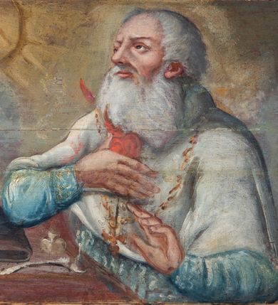 Zdjęcie nr 91: Umeblowanie zakrystii usytuowane jest wzdłuż ścian północnej, południowej i wschodniej pomieszczenia.  Na ścianie północnej, w części dolnej znajdują się trzy połączone ze sobą komody, każda o czterech szufladach, nakryte jednym blatem. W części górnej mieszczą się pięcioosiowe szafki z szufladami w cokole. Osie artykułowe są pilastrami hermowymi. Na osi środkowej szafka jest nieco wyższa i szersza z drzwiczkami dekorowanymi prostokątną, uszatą, oprofilowaną płyciną z malowanym przedstawieniem Chrystusa Eucharystycznego. Drzwiczki pozostałych szafek mają kształt stojących prostokątów i dekorowane są płycinami o wklęsłych narożach, zdobionymi gałązkami czerwonych róż, ułożonych w rokokowych wazonach. Ścianki zamknięte są niepełnym belkowaniem z gzymsem. W partii zwieńczenia osie artykułowane są cokolikami, na których ustawione są toczone, kuliste wazoniki. Pomiędzy nimi umieszczone są kartusze utworzone z ornamentu małżowinowo-chrząstkowego z malowanymi emblematami na owalnych medalionach, które ułożone są kolejno od lewej strony: 
1. Pionowo ustawiony miecz, ostrzem skierowany ku górze, połączony ze skrzyżowanymi berłem i dwoma kluczami, od których odchodzą fantazyjnie ułożone sznury w kolorze czerwonym. U góry napis na szarfie: „OBEDITE”.
2. W górnej części wyłaniająca się z chmur ręka trzymająca w dłoni węgielnicę i przymocowane do niej na łańcuszku tablice Dekalogu. Napis na szarfie: „OMNIA SVSTINET”.
3. Bóg Ojciec ukazany w półpostaci, lewą ręką opiera się na kuli ziemskiej, prawą czyni gest błogosławieństwa. 
4. Bujnie ulistnione, ciemnozielone drzewko spięte w dolnej części złotą formą w kształcie dwóch wywiniętych wolutek. Napis na szarfie: „GAVDET PATIENTIA DVRIS”. 
5. W górnej części obrazu z chmur wyłania się ręka, która zrzuca na ziemię iskrzący pocisk i dwa skrzyżowane pioruny, połączone parą białych skrzydeł. Napis „FORTIS VLTOR”.
 
Na ścianie środkowej, wschodniej znajduje się sarkofagowa mensa, powyżej parawanowa ścianka na profilowanym cokole, artykułowana pilastrami, pomiędzy którymi umieszczone są płyciny z kształcie leżących prostokątów z obrazami; ścianka zamknięta jest profilowanym gzymsem. W zwieńczeniu, na jej skrajach znajdują się owalne medaliony ujęte w kartusze z ornamentu małżowinowo-chrząstkowego. W medalionie po lewej stronie namalowane są litery alfa i omega na błękitnym tle oraz wstęga z napisem: „RENOVATUM A(NNO) D(OMINI) 1975”. Po prawej stronie analogiczny kartusz z literami w medalionie: „Ω / O / N” wpisane w formę krzyża, otoczonego niepełną aureolą; powyżej wstęga z napisem: „VIDENTEM AUDERE”. W płycinach obrazy przedstawiają świętych w ujęciu do pasa, zwróconych ku środkowi; od lewej:
1. Święty Demetriusz z włócznią opartą o prawy bark, ubrany w habit zakonu kanoników laterańskich od pokuty.
2. Święty Klet z aniołkiem, który trzyma w dłoni palmę męczeństwa i krzyż papieski. W prawym górnym narożu obrazu napis: „FAC HVIC SIGNO HONOREM”.
3. Święty Augustyn z gorejącym sercem na piersi i aniołkiem z łyżką i miseczką w dłoniach.
4. Święty ubrany w habit Marków, który trzyma w dłoni serce z krzyżem, podtrzymywane przez Chrystusa na obłokach – prawdopodobnie św. Cyriak, założyciel zakonu.
 
Na ścianie południowej znajduje się analogiczne umeblowanie, jak na ścianie północnej. W dolnej części dwie komody, a w miejscu trzeciej od wschodu szafka zdobiona dwiema uszatymi płycinami. Górna część mebla w przeciwieństwie do ściany północnej bez podwyższenia części środkowej. 
Na ścianie południowej:
1. Jasnobrązowa harfa na błękitnym tle i napis: „IN DOMINO”.
2. Ciemnobrązowy ptak i trzy podrywające się do lotu młode, w górnej części złote słońce i napis: „NON QUAE SVPER TERRAM.”
3. Po lewej stronie kompozycji wyłaniająca się z chmur ręka trzymająca skrzyżowane: miecz, czerwony krzyż i palmę. Napis: „NON ERVBESCO”.
4. W centrum przedstawienia krzak białej lilii o trzech rozgałęzieniach, w tle chmury w odcieniach koloru szaroniebieskiego. Napis na szarfie: „PER ARDVA DVLCIS”.
5. W lewej części kompozycji uskrzydlony jeleń, wspięty na tylnych nogach, po prawej stronie czarne i brązowe skały, w partii górnej otwarta korona, umieszczona pośrodku obłoku obwiedzionego biało-czerwonym pasem. Napis: „ET COMPREHENDATIS”.
 
W miejscu połączenia komód ścian północnej i południowej z dolną częścią konstrukcji na ścianie wschodniej znajdują się ukośnie ustawione, jednoskrzydłowe szafki o drzwiczkach dekorowanych prostokątną płyciną o wklęsłych narożach. Ścianki boczne części północnej i południowej zdobione są ukośną kratką. Powierzchnia szafek i komód pokryta jest polichromią imitującą marmur w kolorze beżowym, szarokremowym, różowym i rdzawym. Blaty malowane są farbą olejną w kolorze beżowym. Obramienia medalionów malowane w kolorze rdzawozłotym. Tło w większości medalionów w odcieniach błękitu, w górnych częściach majuskułowe napisy objaśniające przedstawienie, umieszczone w białych i półkoliście ułożonych szarfach. 