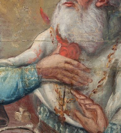 Zdjęcie nr 94: Umeblowanie zakrystii usytuowane jest wzdłuż ścian północnej, południowej i wschodniej pomieszczenia.  Na ścianie północnej, w części dolnej znajdują się trzy połączone ze sobą komody, każda o czterech szufladach, nakryte jednym blatem. W części górnej mieszczą się pięcioosiowe szafki z szufladami w cokole. Osie artykułowe są pilastrami hermowymi. Na osi środkowej szafka jest nieco wyższa i szersza z drzwiczkami dekorowanymi prostokątną, uszatą, oprofilowaną płyciną z malowanym przedstawieniem Chrystusa Eucharystycznego. Drzwiczki pozostałych szafek mają kształt stojących prostokątów i dekorowane są płycinami o wklęsłych narożach, zdobionymi gałązkami czerwonych róż, ułożonych w rokokowych wazonach. Ścianki zamknięte są niepełnym belkowaniem z gzymsem. W partii zwieńczenia osie artykułowane są cokolikami, na których ustawione są toczone, kuliste wazoniki. Pomiędzy nimi umieszczone są kartusze utworzone z ornamentu małżowinowo-chrząstkowego z malowanymi emblematami na owalnych medalionach, które ułożone są kolejno od lewej strony: 
1. Pionowo ustawiony miecz, ostrzem skierowany ku górze, połączony ze skrzyżowanymi berłem i dwoma kluczami, od których odchodzą fantazyjnie ułożone sznury w kolorze czerwonym. U góry napis na szarfie: „OBEDITE”.
2. W górnej części wyłaniająca się z chmur ręka trzymająca w dłoni węgielnicę i przymocowane do niej na łańcuszku tablice Dekalogu. Napis na szarfie: „OMNIA SVSTINET”.
3. Bóg Ojciec ukazany w półpostaci, lewą ręką opiera się na kuli ziemskiej, prawą czyni gest błogosławieństwa. 
4. Bujnie ulistnione, ciemnozielone drzewko spięte w dolnej części złotą formą w kształcie dwóch wywiniętych wolutek. Napis na szarfie: „GAVDET PATIENTIA DVRIS”. 
5. W górnej części obrazu z chmur wyłania się ręka, która zrzuca na ziemię iskrzący pocisk i dwa skrzyżowane pioruny, połączone parą białych skrzydeł. Napis „FORTIS VLTOR”.
 
Na ścianie środkowej, wschodniej znajduje się sarkofagowa mensa, powyżej parawanowa ścianka na profilowanym cokole, artykułowana pilastrami, pomiędzy którymi umieszczone są płyciny z kształcie leżących prostokątów z obrazami; ścianka zamknięta jest profilowanym gzymsem. W zwieńczeniu, na jej skrajach znajdują się owalne medaliony ujęte w kartusze z ornamentu małżowinowo-chrząstkowego. W medalionie po lewej stronie namalowane są litery alfa i omega na błękitnym tle oraz wstęga z napisem: „RENOVATUM A(NNO) D(OMINI) 1975”. Po prawej stronie analogiczny kartusz z literami w medalionie: „Ω / O / N” wpisane w formę krzyża, otoczonego niepełną aureolą; powyżej wstęga z napisem: „VIDENTEM AUDERE”. W płycinach obrazy przedstawiają świętych w ujęciu do pasa, zwróconych ku środkowi; od lewej:
1. Święty Demetriusz z włócznią opartą o prawy bark, ubrany w habit zakonu kanoników laterańskich od pokuty.
2. Święty Klet z aniołkiem, który trzyma w dłoni palmę męczeństwa i krzyż papieski. W prawym górnym narożu obrazu napis: „FAC HVIC SIGNO HONOREM”.
3. Święty Augustyn z gorejącym sercem na piersi i aniołkiem z łyżką i miseczką w dłoniach.
4. Święty ubrany w habit Marków, który trzyma w dłoni serce z krzyżem, podtrzymywane przez Chrystusa na obłokach – prawdopodobnie św. Cyriak, założyciel zakonu.
 
Na ścianie południowej znajduje się analogiczne umeblowanie, jak na ścianie północnej. W dolnej części dwie komody, a w miejscu trzeciej od wschodu szafka zdobiona dwiema uszatymi płycinami. Górna część mebla w przeciwieństwie do ściany północnej bez podwyższenia części środkowej. 
Na ścianie południowej:
1. Jasnobrązowa harfa na błękitnym tle i napis: „IN DOMINO”.
2. Ciemnobrązowy ptak i trzy podrywające się do lotu młode, w górnej części złote słońce i napis: „NON QUAE SVPER TERRAM.”
3. Po lewej stronie kompozycji wyłaniająca się z chmur ręka trzymająca skrzyżowane: miecz, czerwony krzyż i palmę. Napis: „NON ERVBESCO”.
4. W centrum przedstawienia krzak białej lilii o trzech rozgałęzieniach, w tle chmury w odcieniach koloru szaroniebieskiego. Napis na szarfie: „PER ARDVA DVLCIS”.
5. W lewej części kompozycji uskrzydlony jeleń, wspięty na tylnych nogach, po prawej stronie czarne i brązowe skały, w partii górnej otwarta korona, umieszczona pośrodku obłoku obwiedzionego biało-czerwonym pasem. Napis: „ET COMPREHENDATIS”.
 
W miejscu połączenia komód ścian północnej i południowej z dolną częścią konstrukcji na ścianie wschodniej znajdują się ukośnie ustawione, jednoskrzydłowe szafki o drzwiczkach dekorowanych prostokątną płyciną o wklęsłych narożach. Ścianki boczne części północnej i południowej zdobione są ukośną kratką. Powierzchnia szafek i komód pokryta jest polichromią imitującą marmur w kolorze beżowym, szarokremowym, różowym i rdzawym. Blaty malowane są farbą olejną w kolorze beżowym. Obramienia medalionów malowane w kolorze rdzawozłotym. Tło w większości medalionów w odcieniach błękitu, w górnych częściach majuskułowe napisy objaśniające przedstawienie, umieszczone w białych i półkoliście ułożonych szarfach. 