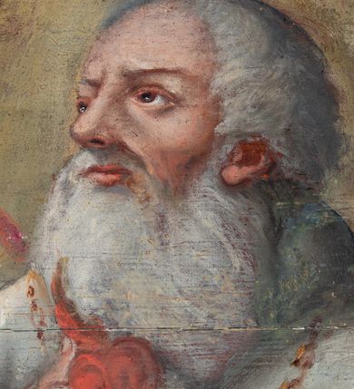 Zdjęcie nr 93: Umeblowanie zakrystii usytuowane jest wzdłuż ścian północnej, południowej i wschodniej pomieszczenia.  Na ścianie północnej, w części dolnej znajdują się trzy połączone ze sobą komody, każda o czterech szufladach, nakryte jednym blatem. W części górnej mieszczą się pięcioosiowe szafki z szufladami w cokole. Osie artykułowe są pilastrami hermowymi. Na osi środkowej szafka jest nieco wyższa i szersza z drzwiczkami dekorowanymi prostokątną, uszatą, oprofilowaną płyciną z malowanym przedstawieniem Chrystusa Eucharystycznego. Drzwiczki pozostałych szafek mają kształt stojących prostokątów i dekorowane są płycinami o wklęsłych narożach, zdobionymi gałązkami czerwonych róż, ułożonych w rokokowych wazonach. Ścianki zamknięte są niepełnym belkowaniem z gzymsem. W partii zwieńczenia osie artykułowane są cokolikami, na których ustawione są toczone, kuliste wazoniki. Pomiędzy nimi umieszczone są kartusze utworzone z ornamentu małżowinowo-chrząstkowego z malowanymi emblematami na owalnych medalionach, które ułożone są kolejno od lewej strony: 
1. Pionowo ustawiony miecz, ostrzem skierowany ku górze, połączony ze skrzyżowanymi berłem i dwoma kluczami, od których odchodzą fantazyjnie ułożone sznury w kolorze czerwonym. U góry napis na szarfie: „OBEDITE”.
2. W górnej części wyłaniająca się z chmur ręka trzymająca w dłoni węgielnicę i przymocowane do niej na łańcuszku tablice Dekalogu. Napis na szarfie: „OMNIA SVSTINET”.
3. Bóg Ojciec ukazany w półpostaci, lewą ręką opiera się na kuli ziemskiej, prawą czyni gest błogosławieństwa. 
4. Bujnie ulistnione, ciemnozielone drzewko spięte w dolnej części złotą formą w kształcie dwóch wywiniętych wolutek. Napis na szarfie: „GAVDET PATIENTIA DVRIS”. 
5. W górnej części obrazu z chmur wyłania się ręka, która zrzuca na ziemię iskrzący pocisk i dwa skrzyżowane pioruny, połączone parą białych skrzydeł. Napis „FORTIS VLTOR”.
 
Na ścianie środkowej, wschodniej znajduje się sarkofagowa mensa, powyżej parawanowa ścianka na profilowanym cokole, artykułowana pilastrami, pomiędzy którymi umieszczone są płyciny z kształcie leżących prostokątów z obrazami; ścianka zamknięta jest profilowanym gzymsem. W zwieńczeniu, na jej skrajach znajdują się owalne medaliony ujęte w kartusze z ornamentu małżowinowo-chrząstkowego. W medalionie po lewej stronie namalowane są litery alfa i omega na błękitnym tle oraz wstęga z napisem: „RENOVATUM A(NNO) D(OMINI) 1975”. Po prawej stronie analogiczny kartusz z literami w medalionie: „Ω / O / N” wpisane w formę krzyża, otoczonego niepełną aureolą; powyżej wstęga z napisem: „VIDENTEM AUDERE”. W płycinach obrazy przedstawiają świętych w ujęciu do pasa, zwróconych ku środkowi; od lewej:
1. Święty Demetriusz z włócznią opartą o prawy bark, ubrany w habit zakonu kanoników laterańskich od pokuty.
2. Święty Klet z aniołkiem, który trzyma w dłoni palmę męczeństwa i krzyż papieski. W prawym górnym narożu obrazu napis: „FAC HVIC SIGNO HONOREM”.
3. Święty Augustyn z gorejącym sercem na piersi i aniołkiem z łyżką i miseczką w dłoniach.
4. Święty ubrany w habit Marków, który trzyma w dłoni serce z krzyżem, podtrzymywane przez Chrystusa na obłokach – prawdopodobnie św. Cyriak, założyciel zakonu.
 
Na ścianie południowej znajduje się analogiczne umeblowanie, jak na ścianie północnej. W dolnej części dwie komody, a w miejscu trzeciej od wschodu szafka zdobiona dwiema uszatymi płycinami. Górna część mebla w przeciwieństwie do ściany północnej bez podwyższenia części środkowej. 
Na ścianie południowej:
1. Jasnobrązowa harfa na błękitnym tle i napis: „IN DOMINO”.
2. Ciemnobrązowy ptak i trzy podrywające się do lotu młode, w górnej części złote słońce i napis: „NON QUAE SVPER TERRAM.”
3. Po lewej stronie kompozycji wyłaniająca się z chmur ręka trzymająca skrzyżowane: miecz, czerwony krzyż i palmę. Napis: „NON ERVBESCO”.
4. W centrum przedstawienia krzak białej lilii o trzech rozgałęzieniach, w tle chmury w odcieniach koloru szaroniebieskiego. Napis na szarfie: „PER ARDVA DVLCIS”.
5. W lewej części kompozycji uskrzydlony jeleń, wspięty na tylnych nogach, po prawej stronie czarne i brązowe skały, w partii górnej otwarta korona, umieszczona pośrodku obłoku obwiedzionego biało-czerwonym pasem. Napis: „ET COMPREHENDATIS”.
 
W miejscu połączenia komód ścian północnej i południowej z dolną częścią konstrukcji na ścianie wschodniej znajdują się ukośnie ustawione, jednoskrzydłowe szafki o drzwiczkach dekorowanych prostokątną płyciną o wklęsłych narożach. Ścianki boczne części północnej i południowej zdobione są ukośną kratką. Powierzchnia szafek i komód pokryta jest polichromią imitującą marmur w kolorze beżowym, szarokremowym, różowym i rdzawym. Blaty malowane są farbą olejną w kolorze beżowym. Obramienia medalionów malowane w kolorze rdzawozłotym. Tło w większości medalionów w odcieniach błękitu, w górnych częściach majuskułowe napisy objaśniające przedstawienie, umieszczone w białych i półkoliście ułożonych szarfach. 