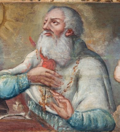 Zdjęcie nr 95: Umeblowanie zakrystii usytuowane jest wzdłuż ścian północnej, południowej i wschodniej pomieszczenia.  Na ścianie północnej, w części dolnej znajdują się trzy połączone ze sobą komody, każda o czterech szufladach, nakryte jednym blatem. W części górnej mieszczą się pięcioosiowe szafki z szufladami w cokole. Osie artykułowe są pilastrami hermowymi. Na osi środkowej szafka jest nieco wyższa i szersza z drzwiczkami dekorowanymi prostokątną, uszatą, oprofilowaną płyciną z malowanym przedstawieniem Chrystusa Eucharystycznego. Drzwiczki pozostałych szafek mają kształt stojących prostokątów i dekorowane są płycinami o wklęsłych narożach, zdobionymi gałązkami czerwonych róż, ułożonych w rokokowych wazonach. Ścianki zamknięte są niepełnym belkowaniem z gzymsem. W partii zwieńczenia osie artykułowane są cokolikami, na których ustawione są toczone, kuliste wazoniki. Pomiędzy nimi umieszczone są kartusze utworzone z ornamentu małżowinowo-chrząstkowego z malowanymi emblematami na owalnych medalionach, które ułożone są kolejno od lewej strony: 
1. Pionowo ustawiony miecz, ostrzem skierowany ku górze, połączony ze skrzyżowanymi berłem i dwoma kluczami, od których odchodzą fantazyjnie ułożone sznury w kolorze czerwonym. U góry napis na szarfie: „OBEDITE”.
2. W górnej części wyłaniająca się z chmur ręka trzymająca w dłoni węgielnicę i przymocowane do niej na łańcuszku tablice Dekalogu. Napis na szarfie: „OMNIA SVSTINET”.
3. Bóg Ojciec ukazany w półpostaci, lewą ręką opiera się na kuli ziemskiej, prawą czyni gest błogosławieństwa. 
4. Bujnie ulistnione, ciemnozielone drzewko spięte w dolnej części złotą formą w kształcie dwóch wywiniętych wolutek. Napis na szarfie: „GAVDET PATIENTIA DVRIS”. 
5. W górnej części obrazu z chmur wyłania się ręka, która zrzuca na ziemię iskrzący pocisk i dwa skrzyżowane pioruny, połączone parą białych skrzydeł. Napis „FORTIS VLTOR”.
 
Na ścianie środkowej, wschodniej znajduje się sarkofagowa mensa, powyżej parawanowa ścianka na profilowanym cokole, artykułowana pilastrami, pomiędzy którymi umieszczone są płyciny z kształcie leżących prostokątów z obrazami; ścianka zamknięta jest profilowanym gzymsem. W zwieńczeniu, na jej skrajach znajdują się owalne medaliony ujęte w kartusze z ornamentu małżowinowo-chrząstkowego. W medalionie po lewej stronie namalowane są litery alfa i omega na błękitnym tle oraz wstęga z napisem: „RENOVATUM A(NNO) D(OMINI) 1975”. Po prawej stronie analogiczny kartusz z literami w medalionie: „Ω / O / N” wpisane w formę krzyża, otoczonego niepełną aureolą; powyżej wstęga z napisem: „VIDENTEM AUDERE”. W płycinach obrazy przedstawiają świętych w ujęciu do pasa, zwróconych ku środkowi; od lewej:
1. Święty Demetriusz z włócznią opartą o prawy bark, ubrany w habit zakonu kanoników laterańskich od pokuty.
2. Święty Klet z aniołkiem, który trzyma w dłoni palmę męczeństwa i krzyż papieski. W prawym górnym narożu obrazu napis: „FAC HVIC SIGNO HONOREM”.
3. Święty Augustyn z gorejącym sercem na piersi i aniołkiem z łyżką i miseczką w dłoniach.
4. Święty ubrany w habit Marków, który trzyma w dłoni serce z krzyżem, podtrzymywane przez Chrystusa na obłokach – prawdopodobnie św. Cyriak, założyciel zakonu.
 
Na ścianie południowej znajduje się analogiczne umeblowanie, jak na ścianie północnej. W dolnej części dwie komody, a w miejscu trzeciej od wschodu szafka zdobiona dwiema uszatymi płycinami. Górna część mebla w przeciwieństwie do ściany północnej bez podwyższenia części środkowej. 
Na ścianie południowej:
1. Jasnobrązowa harfa na błękitnym tle i napis: „IN DOMINO”.
2. Ciemnobrązowy ptak i trzy podrywające się do lotu młode, w górnej części złote słońce i napis: „NON QUAE SVPER TERRAM.”
3. Po lewej stronie kompozycji wyłaniająca się z chmur ręka trzymająca skrzyżowane: miecz, czerwony krzyż i palmę. Napis: „NON ERVBESCO”.
4. W centrum przedstawienia krzak białej lilii o trzech rozgałęzieniach, w tle chmury w odcieniach koloru szaroniebieskiego. Napis na szarfie: „PER ARDVA DVLCIS”.
5. W lewej części kompozycji uskrzydlony jeleń, wspięty na tylnych nogach, po prawej stronie czarne i brązowe skały, w partii górnej otwarta korona, umieszczona pośrodku obłoku obwiedzionego biało-czerwonym pasem. Napis: „ET COMPREHENDATIS”.
 
W miejscu połączenia komód ścian północnej i południowej z dolną częścią konstrukcji na ścianie wschodniej znajdują się ukośnie ustawione, jednoskrzydłowe szafki o drzwiczkach dekorowanych prostokątną płyciną o wklęsłych narożach. Ścianki boczne części północnej i południowej zdobione są ukośną kratką. Powierzchnia szafek i komód pokryta jest polichromią imitującą marmur w kolorze beżowym, szarokremowym, różowym i rdzawym. Blaty malowane są farbą olejną w kolorze beżowym. Obramienia medalionów malowane w kolorze rdzawozłotym. Tło w większości medalionów w odcieniach błękitu, w górnych częściach majuskułowe napisy objaśniające przedstawienie, umieszczone w białych i półkoliście ułożonych szarfach. 