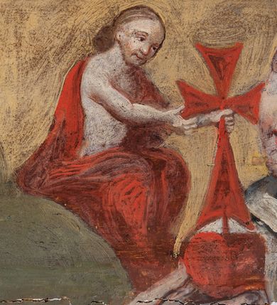 Zdjęcie nr 97: Umeblowanie zakrystii usytuowane jest wzdłuż ścian północnej, południowej i wschodniej pomieszczenia.  Na ścianie północnej, w części dolnej znajdują się trzy połączone ze sobą komody, każda o czterech szufladach, nakryte jednym blatem. W części górnej mieszczą się pięcioosiowe szafki z szufladami w cokole. Osie artykułowe są pilastrami hermowymi. Na osi środkowej szafka jest nieco wyższa i szersza z drzwiczkami dekorowanymi prostokątną, uszatą, oprofilowaną płyciną z malowanym przedstawieniem Chrystusa Eucharystycznego. Drzwiczki pozostałych szafek mają kształt stojących prostokątów i dekorowane są płycinami o wklęsłych narożach, zdobionymi gałązkami czerwonych róż, ułożonych w rokokowych wazonach. Ścianki zamknięte są niepełnym belkowaniem z gzymsem. W partii zwieńczenia osie artykułowane są cokolikami, na których ustawione są toczone, kuliste wazoniki. Pomiędzy nimi umieszczone są kartusze utworzone z ornamentu małżowinowo-chrząstkowego z malowanymi emblematami na owalnych medalionach, które ułożone są kolejno od lewej strony: 
1. Pionowo ustawiony miecz, ostrzem skierowany ku górze, połączony ze skrzyżowanymi berłem i dwoma kluczami, od których odchodzą fantazyjnie ułożone sznury w kolorze czerwonym. U góry napis na szarfie: „OBEDITE”.
2. W górnej części wyłaniająca się z chmur ręka trzymająca w dłoni węgielnicę i przymocowane do niej na łańcuszku tablice Dekalogu. Napis na szarfie: „OMNIA SVSTINET”.
3. Bóg Ojciec ukazany w półpostaci, lewą ręką opiera się na kuli ziemskiej, prawą czyni gest błogosławieństwa. 
4. Bujnie ulistnione, ciemnozielone drzewko spięte w dolnej części złotą formą w kształcie dwóch wywiniętych wolutek. Napis na szarfie: „GAVDET PATIENTIA DVRIS”. 
5. W górnej części obrazu z chmur wyłania się ręka, która zrzuca na ziemię iskrzący pocisk i dwa skrzyżowane pioruny, połączone parą białych skrzydeł. Napis „FORTIS VLTOR”.
 
Na ścianie środkowej, wschodniej znajduje się sarkofagowa mensa, powyżej parawanowa ścianka na profilowanym cokole, artykułowana pilastrami, pomiędzy którymi umieszczone są płyciny z kształcie leżących prostokątów z obrazami; ścianka zamknięta jest profilowanym gzymsem. W zwieńczeniu, na jej skrajach znajdują się owalne medaliony ujęte w kartusze z ornamentu małżowinowo-chrząstkowego. W medalionie po lewej stronie namalowane są litery alfa i omega na błękitnym tle oraz wstęga z napisem: „RENOVATUM A(NNO) D(OMINI) 1975”. Po prawej stronie analogiczny kartusz z literami w medalionie: „Ω / O / N” wpisane w formę krzyża, otoczonego niepełną aureolą; powyżej wstęga z napisem: „VIDENTEM AUDERE”. W płycinach obrazy przedstawiają świętych w ujęciu do pasa, zwróconych ku środkowi; od lewej:
1. Święty Demetriusz z włócznią opartą o prawy bark, ubrany w habit zakonu kanoników laterańskich od pokuty.
2. Święty Klet z aniołkiem, który trzyma w dłoni palmę męczeństwa i krzyż papieski. W prawym górnym narożu obrazu napis: „FAC HVIC SIGNO HONOREM”.
3. Święty Augustyn z gorejącym sercem na piersi i aniołkiem z łyżką i miseczką w dłoniach.
4. Święty ubrany w habit Marków, który trzyma w dłoni serce z krzyżem, podtrzymywane przez Chrystusa na obłokach – prawdopodobnie św. Cyriak, założyciel zakonu.
 
Na ścianie południowej znajduje się analogiczne umeblowanie, jak na ścianie północnej. W dolnej części dwie komody, a w miejscu trzeciej od wschodu szafka zdobiona dwiema uszatymi płycinami. Górna część mebla w przeciwieństwie do ściany północnej bez podwyższenia części środkowej. 
Na ścianie południowej:
1. Jasnobrązowa harfa na błękitnym tle i napis: „IN DOMINO”.
2. Ciemnobrązowy ptak i trzy podrywające się do lotu młode, w górnej części złote słońce i napis: „NON QUAE SVPER TERRAM.”
3. Po lewej stronie kompozycji wyłaniająca się z chmur ręka trzymająca skrzyżowane: miecz, czerwony krzyż i palmę. Napis: „NON ERVBESCO”.
4. W centrum przedstawienia krzak białej lilii o trzech rozgałęzieniach, w tle chmury w odcieniach koloru szaroniebieskiego. Napis na szarfie: „PER ARDVA DVLCIS”.
5. W lewej części kompozycji uskrzydlony jeleń, wspięty na tylnych nogach, po prawej stronie czarne i brązowe skały, w partii górnej otwarta korona, umieszczona pośrodku obłoku obwiedzionego biało-czerwonym pasem. Napis: „ET COMPREHENDATIS”.
 
W miejscu połączenia komód ścian północnej i południowej z dolną częścią konstrukcji na ścianie wschodniej znajdują się ukośnie ustawione, jednoskrzydłowe szafki o drzwiczkach dekorowanych prostokątną płyciną o wklęsłych narożach. Ścianki boczne części północnej i południowej zdobione są ukośną kratką. Powierzchnia szafek i komód pokryta jest polichromią imitującą marmur w kolorze beżowym, szarokremowym, różowym i rdzawym. Blaty malowane są farbą olejną w kolorze beżowym. Obramienia medalionów malowane w kolorze rdzawozłotym. Tło w większości medalionów w odcieniach błękitu, w górnych częściach majuskułowe napisy objaśniające przedstawienie, umieszczone w białych i półkoliście ułożonych szarfach. 