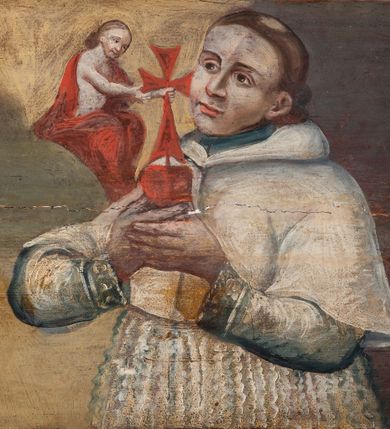 Zdjęcie nr 96: Umeblowanie zakrystii usytuowane jest wzdłuż ścian północnej, południowej i wschodniej pomieszczenia.  Na ścianie północnej, w części dolnej znajdują się trzy połączone ze sobą komody, każda o czterech szufladach, nakryte jednym blatem. W części górnej mieszczą się pięcioosiowe szafki z szufladami w cokole. Osie artykułowe są pilastrami hermowymi. Na osi środkowej szafka jest nieco wyższa i szersza z drzwiczkami dekorowanymi prostokątną, uszatą, oprofilowaną płyciną z malowanym przedstawieniem Chrystusa Eucharystycznego. Drzwiczki pozostałych szafek mają kształt stojących prostokątów i dekorowane są płycinami o wklęsłych narożach, zdobionymi gałązkami czerwonych róż, ułożonych w rokokowych wazonach. Ścianki zamknięte są niepełnym belkowaniem z gzymsem. W partii zwieńczenia osie artykułowane są cokolikami, na których ustawione są toczone, kuliste wazoniki. Pomiędzy nimi umieszczone są kartusze utworzone z ornamentu małżowinowo-chrząstkowego z malowanymi emblematami na owalnych medalionach, które ułożone są kolejno od lewej strony: 
1. Pionowo ustawiony miecz, ostrzem skierowany ku górze, połączony ze skrzyżowanymi berłem i dwoma kluczami, od których odchodzą fantazyjnie ułożone sznury w kolorze czerwonym. U góry napis na szarfie: „OBEDITE”.
2. W górnej części wyłaniająca się z chmur ręka trzymająca w dłoni węgielnicę i przymocowane do niej na łańcuszku tablice Dekalogu. Napis na szarfie: „OMNIA SVSTINET”.
3. Bóg Ojciec ukazany w półpostaci, lewą ręką opiera się na kuli ziemskiej, prawą czyni gest błogosławieństwa. 
4. Bujnie ulistnione, ciemnozielone drzewko spięte w dolnej części złotą formą w kształcie dwóch wywiniętych wolutek. Napis na szarfie: „GAVDET PATIENTIA DVRIS”. 
5. W górnej części obrazu z chmur wyłania się ręka, która zrzuca na ziemię iskrzący pocisk i dwa skrzyżowane pioruny, połączone parą białych skrzydeł. Napis „FORTIS VLTOR”.
 
Na ścianie środkowej, wschodniej znajduje się sarkofagowa mensa, powyżej parawanowa ścianka na profilowanym cokole, artykułowana pilastrami, pomiędzy którymi umieszczone są płyciny z kształcie leżących prostokątów z obrazami; ścianka zamknięta jest profilowanym gzymsem. W zwieńczeniu, na jej skrajach znajdują się owalne medaliony ujęte w kartusze z ornamentu małżowinowo-chrząstkowego. W medalionie po lewej stronie namalowane są litery alfa i omega na błękitnym tle oraz wstęga z napisem: „RENOVATUM A(NNO) D(OMINI) 1975”. Po prawej stronie analogiczny kartusz z literami w medalionie: „Ω / O / N” wpisane w formę krzyża, otoczonego niepełną aureolą; powyżej wstęga z napisem: „VIDENTEM AUDERE”. W płycinach obrazy przedstawiają świętych w ujęciu do pasa, zwróconych ku środkowi; od lewej:
1. Święty Demetriusz z włócznią opartą o prawy bark, ubrany w habit zakonu kanoników laterańskich od pokuty.
2. Święty Klet z aniołkiem, który trzyma w dłoni palmę męczeństwa i krzyż papieski. W prawym górnym narożu obrazu napis: „FAC HVIC SIGNO HONOREM”.
3. Święty Augustyn z gorejącym sercem na piersi i aniołkiem z łyżką i miseczką w dłoniach.
4. Święty ubrany w habit Marków, który trzyma w dłoni serce z krzyżem, podtrzymywane przez Chrystusa na obłokach – prawdopodobnie św. Cyriak, założyciel zakonu.
 
Na ścianie południowej znajduje się analogiczne umeblowanie, jak na ścianie północnej. W dolnej części dwie komody, a w miejscu trzeciej od wschodu szafka zdobiona dwiema uszatymi płycinami. Górna część mebla w przeciwieństwie do ściany północnej bez podwyższenia części środkowej. 
Na ścianie południowej:
1. Jasnobrązowa harfa na błękitnym tle i napis: „IN DOMINO”.
2. Ciemnobrązowy ptak i trzy podrywające się do lotu młode, w górnej części złote słońce i napis: „NON QUAE SVPER TERRAM.”
3. Po lewej stronie kompozycji wyłaniająca się z chmur ręka trzymająca skrzyżowane: miecz, czerwony krzyż i palmę. Napis: „NON ERVBESCO”.
4. W centrum przedstawienia krzak białej lilii o trzech rozgałęzieniach, w tle chmury w odcieniach koloru szaroniebieskiego. Napis na szarfie: „PER ARDVA DVLCIS”.
5. W lewej części kompozycji uskrzydlony jeleń, wspięty na tylnych nogach, po prawej stronie czarne i brązowe skały, w partii górnej otwarta korona, umieszczona pośrodku obłoku obwiedzionego biało-czerwonym pasem. Napis: „ET COMPREHENDATIS”.
 
W miejscu połączenia komód ścian północnej i południowej z dolną częścią konstrukcji na ścianie wschodniej znajdują się ukośnie ustawione, jednoskrzydłowe szafki o drzwiczkach dekorowanych prostokątną płyciną o wklęsłych narożach. Ścianki boczne części północnej i południowej zdobione są ukośną kratką. Powierzchnia szafek i komód pokryta jest polichromią imitującą marmur w kolorze beżowym, szarokremowym, różowym i rdzawym. Blaty malowane są farbą olejną w kolorze beżowym. Obramienia medalionów malowane w kolorze rdzawozłotym. Tło w większości medalionów w odcieniach błękitu, w górnych częściach majuskułowe napisy objaśniające przedstawienie, umieszczone w białych i półkoliście ułożonych szarfach. 