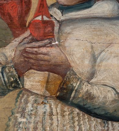 Zdjęcie nr 98: Umeblowanie zakrystii usytuowane jest wzdłuż ścian północnej, południowej i wschodniej pomieszczenia.  Na ścianie północnej, w części dolnej znajdują się trzy połączone ze sobą komody, każda o czterech szufladach, nakryte jednym blatem. W części górnej mieszczą się pięcioosiowe szafki z szufladami w cokole. Osie artykułowe są pilastrami hermowymi. Na osi środkowej szafka jest nieco wyższa i szersza z drzwiczkami dekorowanymi prostokątną, uszatą, oprofilowaną płyciną z malowanym przedstawieniem Chrystusa Eucharystycznego. Drzwiczki pozostałych szafek mają kształt stojących prostokątów i dekorowane są płycinami o wklęsłych narożach, zdobionymi gałązkami czerwonych róż, ułożonych w rokokowych wazonach. Ścianki zamknięte są niepełnym belkowaniem z gzymsem. W partii zwieńczenia osie artykułowane są cokolikami, na których ustawione są toczone, kuliste wazoniki. Pomiędzy nimi umieszczone są kartusze utworzone z ornamentu małżowinowo-chrząstkowego z malowanymi emblematami na owalnych medalionach, które ułożone są kolejno od lewej strony: 
1. Pionowo ustawiony miecz, ostrzem skierowany ku górze, połączony ze skrzyżowanymi berłem i dwoma kluczami, od których odchodzą fantazyjnie ułożone sznury w kolorze czerwonym. U góry napis na szarfie: „OBEDITE”.
2. W górnej części wyłaniająca się z chmur ręka trzymająca w dłoni węgielnicę i przymocowane do niej na łańcuszku tablice Dekalogu. Napis na szarfie: „OMNIA SVSTINET”.
3. Bóg Ojciec ukazany w półpostaci, lewą ręką opiera się na kuli ziemskiej, prawą czyni gest błogosławieństwa. 
4. Bujnie ulistnione, ciemnozielone drzewko spięte w dolnej części złotą formą w kształcie dwóch wywiniętych wolutek. Napis na szarfie: „GAVDET PATIENTIA DVRIS”. 
5. W górnej części obrazu z chmur wyłania się ręka, która zrzuca na ziemię iskrzący pocisk i dwa skrzyżowane pioruny, połączone parą białych skrzydeł. Napis „FORTIS VLTOR”.
 
Na ścianie środkowej, wschodniej znajduje się sarkofagowa mensa, powyżej parawanowa ścianka na profilowanym cokole, artykułowana pilastrami, pomiędzy którymi umieszczone są płyciny z kształcie leżących prostokątów z obrazami; ścianka zamknięta jest profilowanym gzymsem. W zwieńczeniu, na jej skrajach znajdują się owalne medaliony ujęte w kartusze z ornamentu małżowinowo-chrząstkowego. W medalionie po lewej stronie namalowane są litery alfa i omega na błękitnym tle oraz wstęga z napisem: „RENOVATUM A(NNO) D(OMINI) 1975”. Po prawej stronie analogiczny kartusz z literami w medalionie: „Ω / O / N” wpisane w formę krzyża, otoczonego niepełną aureolą; powyżej wstęga z napisem: „VIDENTEM AUDERE”. W płycinach obrazy przedstawiają świętych w ujęciu do pasa, zwróconych ku środkowi; od lewej:
1. Święty Demetriusz z włócznią opartą o prawy bark, ubrany w habit zakonu kanoników laterańskich od pokuty.
2. Święty Klet z aniołkiem, który trzyma w dłoni palmę męczeństwa i krzyż papieski. W prawym górnym narożu obrazu napis: „FAC HVIC SIGNO HONOREM”.
3. Święty Augustyn z gorejącym sercem na piersi i aniołkiem z łyżką i miseczką w dłoniach.
4. Święty ubrany w habit Marków, który trzyma w dłoni serce z krzyżem, podtrzymywane przez Chrystusa na obłokach – prawdopodobnie św. Cyriak, założyciel zakonu.
 
Na ścianie południowej znajduje się analogiczne umeblowanie, jak na ścianie północnej. W dolnej części dwie komody, a w miejscu trzeciej od wschodu szafka zdobiona dwiema uszatymi płycinami. Górna część mebla w przeciwieństwie do ściany północnej bez podwyższenia części środkowej. 
Na ścianie południowej:
1. Jasnobrązowa harfa na błękitnym tle i napis: „IN DOMINO”.
2. Ciemnobrązowy ptak i trzy podrywające się do lotu młode, w górnej części złote słońce i napis: „NON QUAE SVPER TERRAM.”
3. Po lewej stronie kompozycji wyłaniająca się z chmur ręka trzymająca skrzyżowane: miecz, czerwony krzyż i palmę. Napis: „NON ERVBESCO”.
4. W centrum przedstawienia krzak białej lilii o trzech rozgałęzieniach, w tle chmury w odcieniach koloru szaroniebieskiego. Napis na szarfie: „PER ARDVA DVLCIS”.
5. W lewej części kompozycji uskrzydlony jeleń, wspięty na tylnych nogach, po prawej stronie czarne i brązowe skały, w partii górnej otwarta korona, umieszczona pośrodku obłoku obwiedzionego biało-czerwonym pasem. Napis: „ET COMPREHENDATIS”.
 
W miejscu połączenia komód ścian północnej i południowej z dolną częścią konstrukcji na ścianie wschodniej znajdują się ukośnie ustawione, jednoskrzydłowe szafki o drzwiczkach dekorowanych prostokątną płyciną o wklęsłych narożach. Ścianki boczne części północnej i południowej zdobione są ukośną kratką. Powierzchnia szafek i komód pokryta jest polichromią imitującą marmur w kolorze beżowym, szarokremowym, różowym i rdzawym. Blaty malowane są farbą olejną w kolorze beżowym. Obramienia medalionów malowane w kolorze rdzawozłotym. Tło w większości medalionów w odcieniach błękitu, w górnych częściach majuskułowe napisy objaśniające przedstawienie, umieszczone w białych i półkoliście ułożonych szarfach. 