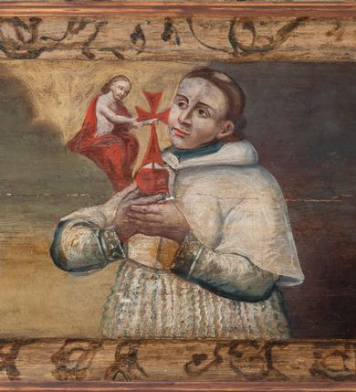 Zdjęcie nr 102: Umeblowanie zakrystii usytuowane jest wzdłuż ścian północnej, południowej i wschodniej pomieszczenia.  Na ścianie północnej, w części dolnej znajdują się trzy połączone ze sobą komody, każda o czterech szufladach, nakryte jednym blatem. W części górnej mieszczą się pięcioosiowe szafki z szufladami w cokole. Osie artykułowe są pilastrami hermowymi. Na osi środkowej szafka jest nieco wyższa i szersza z drzwiczkami dekorowanymi prostokątną, uszatą, oprofilowaną płyciną z malowanym przedstawieniem Chrystusa Eucharystycznego. Drzwiczki pozostałych szafek mają kształt stojących prostokątów i dekorowane są płycinami o wklęsłych narożach, zdobionymi gałązkami czerwonych róż, ułożonych w rokokowych wazonach. Ścianki zamknięte są niepełnym belkowaniem z gzymsem. W partii zwieńczenia osie artykułowane są cokolikami, na których ustawione są toczone, kuliste wazoniki. Pomiędzy nimi umieszczone są kartusze utworzone z ornamentu małżowinowo-chrząstkowego z malowanymi emblematami na owalnych medalionach, które ułożone są kolejno od lewej strony: 
1. Pionowo ustawiony miecz, ostrzem skierowany ku górze, połączony ze skrzyżowanymi berłem i dwoma kluczami, od których odchodzą fantazyjnie ułożone sznury w kolorze czerwonym. U góry napis na szarfie: „OBEDITE”.
2. W górnej części wyłaniająca się z chmur ręka trzymająca w dłoni węgielnicę i przymocowane do niej na łańcuszku tablice Dekalogu. Napis na szarfie: „OMNIA SVSTINET”.
3. Bóg Ojciec ukazany w półpostaci, lewą ręką opiera się na kuli ziemskiej, prawą czyni gest błogosławieństwa. 
4. Bujnie ulistnione, ciemnozielone drzewko spięte w dolnej części złotą formą w kształcie dwóch wywiniętych wolutek. Napis na szarfie: „GAVDET PATIENTIA DVRIS”. 
5. W górnej części obrazu z chmur wyłania się ręka, która zrzuca na ziemię iskrzący pocisk i dwa skrzyżowane pioruny, połączone parą białych skrzydeł. Napis „FORTIS VLTOR”.
 
Na ścianie środkowej, wschodniej znajduje się sarkofagowa mensa, powyżej parawanowa ścianka na profilowanym cokole, artykułowana pilastrami, pomiędzy którymi umieszczone są płyciny z kształcie leżących prostokątów z obrazami; ścianka zamknięta jest profilowanym gzymsem. W zwieńczeniu, na jej skrajach znajdują się owalne medaliony ujęte w kartusze z ornamentu małżowinowo-chrząstkowego. W medalionie po lewej stronie namalowane są litery alfa i omega na błękitnym tle oraz wstęga z napisem: „RENOVATUM A(NNO) D(OMINI) 1975”. Po prawej stronie analogiczny kartusz z literami w medalionie: „Ω / O / N” wpisane w formę krzyża, otoczonego niepełną aureolą; powyżej wstęga z napisem: „VIDENTEM AUDERE”. W płycinach obrazy przedstawiają świętych w ujęciu do pasa, zwróconych ku środkowi; od lewej:
1. Święty Demetriusz z włócznią opartą o prawy bark, ubrany w habit zakonu kanoników laterańskich od pokuty.
2. Święty Klet z aniołkiem, który trzyma w dłoni palmę męczeństwa i krzyż papieski. W prawym górnym narożu obrazu napis: „FAC HVIC SIGNO HONOREM”.
3. Święty Augustyn z gorejącym sercem na piersi i aniołkiem z łyżką i miseczką w dłoniach.
4. Święty ubrany w habit Marków, który trzyma w dłoni serce z krzyżem, podtrzymywane przez Chrystusa na obłokach – prawdopodobnie św. Cyriak, założyciel zakonu.
 
Na ścianie południowej znajduje się analogiczne umeblowanie, jak na ścianie północnej. W dolnej części dwie komody, a w miejscu trzeciej od wschodu szafka zdobiona dwiema uszatymi płycinami. Górna część mebla w przeciwieństwie do ściany północnej bez podwyższenia części środkowej. 
Na ścianie południowej:
1. Jasnobrązowa harfa na błękitnym tle i napis: „IN DOMINO”.
2. Ciemnobrązowy ptak i trzy podrywające się do lotu młode, w górnej części złote słońce i napis: „NON QUAE SVPER TERRAM.”
3. Po lewej stronie kompozycji wyłaniająca się z chmur ręka trzymająca skrzyżowane: miecz, czerwony krzyż i palmę. Napis: „NON ERVBESCO”.
4. W centrum przedstawienia krzak białej lilii o trzech rozgałęzieniach, w tle chmury w odcieniach koloru szaroniebieskiego. Napis na szarfie: „PER ARDVA DVLCIS”.
5. W lewej części kompozycji uskrzydlony jeleń, wspięty na tylnych nogach, po prawej stronie czarne i brązowe skały, w partii górnej otwarta korona, umieszczona pośrodku obłoku obwiedzionego biało-czerwonym pasem. Napis: „ET COMPREHENDATIS”.
 
W miejscu połączenia komód ścian północnej i południowej z dolną częścią konstrukcji na ścianie wschodniej znajdują się ukośnie ustawione, jednoskrzydłowe szafki o drzwiczkach dekorowanych prostokątną płyciną o wklęsłych narożach. Ścianki boczne części północnej i południowej zdobione są ukośną kratką. Powierzchnia szafek i komód pokryta jest polichromią imitującą marmur w kolorze beżowym, szarokremowym, różowym i rdzawym. Blaty malowane są farbą olejną w kolorze beżowym. Obramienia medalionów malowane w kolorze rdzawozłotym. Tło w większości medalionów w odcieniach błękitu, w górnych częściach majuskułowe napisy objaśniające przedstawienie, umieszczone w białych i półkoliście ułożonych szarfach. 