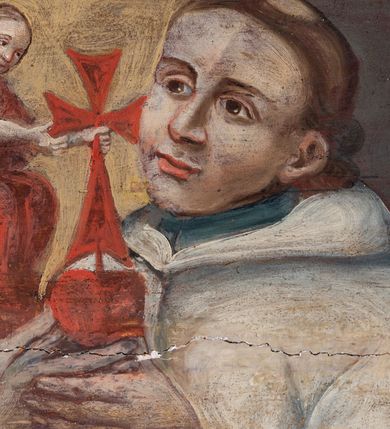Zdjęcie nr 99: Umeblowanie zakrystii usytuowane jest wzdłuż ścian północnej, południowej i wschodniej pomieszczenia.  Na ścianie północnej, w części dolnej znajdują się trzy połączone ze sobą komody, każda o czterech szufladach, nakryte jednym blatem. W części górnej mieszczą się pięcioosiowe szafki z szufladami w cokole. Osie artykułowe są pilastrami hermowymi. Na osi środkowej szafka jest nieco wyższa i szersza z drzwiczkami dekorowanymi prostokątną, uszatą, oprofilowaną płyciną z malowanym przedstawieniem Chrystusa Eucharystycznego. Drzwiczki pozostałych szafek mają kształt stojących prostokątów i dekorowane są płycinami o wklęsłych narożach, zdobionymi gałązkami czerwonych róż, ułożonych w rokokowych wazonach. Ścianki zamknięte są niepełnym belkowaniem z gzymsem. W partii zwieńczenia osie artykułowane są cokolikami, na których ustawione są toczone, kuliste wazoniki. Pomiędzy nimi umieszczone są kartusze utworzone z ornamentu małżowinowo-chrząstkowego z malowanymi emblematami na owalnych medalionach, które ułożone są kolejno od lewej strony: 
1. Pionowo ustawiony miecz, ostrzem skierowany ku górze, połączony ze skrzyżowanymi berłem i dwoma kluczami, od których odchodzą fantazyjnie ułożone sznury w kolorze czerwonym. U góry napis na szarfie: „OBEDITE”.
2. W górnej części wyłaniająca się z chmur ręka trzymająca w dłoni węgielnicę i przymocowane do niej na łańcuszku tablice Dekalogu. Napis na szarfie: „OMNIA SVSTINET”.
3. Bóg Ojciec ukazany w półpostaci, lewą ręką opiera się na kuli ziemskiej, prawą czyni gest błogosławieństwa. 
4. Bujnie ulistnione, ciemnozielone drzewko spięte w dolnej części złotą formą w kształcie dwóch wywiniętych wolutek. Napis na szarfie: „GAVDET PATIENTIA DVRIS”. 
5. W górnej części obrazu z chmur wyłania się ręka, która zrzuca na ziemię iskrzący pocisk i dwa skrzyżowane pioruny, połączone parą białych skrzydeł. Napis „FORTIS VLTOR”.
 
Na ścianie środkowej, wschodniej znajduje się sarkofagowa mensa, powyżej parawanowa ścianka na profilowanym cokole, artykułowana pilastrami, pomiędzy którymi umieszczone są płyciny z kształcie leżących prostokątów z obrazami; ścianka zamknięta jest profilowanym gzymsem. W zwieńczeniu, na jej skrajach znajdują się owalne medaliony ujęte w kartusze z ornamentu małżowinowo-chrząstkowego. W medalionie po lewej stronie namalowane są litery alfa i omega na błękitnym tle oraz wstęga z napisem: „RENOVATUM A(NNO) D(OMINI) 1975”. Po prawej stronie analogiczny kartusz z literami w medalionie: „Ω / O / N” wpisane w formę krzyża, otoczonego niepełną aureolą; powyżej wstęga z napisem: „VIDENTEM AUDERE”. W płycinach obrazy przedstawiają świętych w ujęciu do pasa, zwróconych ku środkowi; od lewej:
1. Święty Demetriusz z włócznią opartą o prawy bark, ubrany w habit zakonu kanoników laterańskich od pokuty.
2. Święty Klet z aniołkiem, który trzyma w dłoni palmę męczeństwa i krzyż papieski. W prawym górnym narożu obrazu napis: „FAC HVIC SIGNO HONOREM”.
3. Święty Augustyn z gorejącym sercem na piersi i aniołkiem z łyżką i miseczką w dłoniach.
4. Święty ubrany w habit Marków, który trzyma w dłoni serce z krzyżem, podtrzymywane przez Chrystusa na obłokach – prawdopodobnie św. Cyriak, założyciel zakonu.
 
Na ścianie południowej znajduje się analogiczne umeblowanie, jak na ścianie północnej. W dolnej części dwie komody, a w miejscu trzeciej od wschodu szafka zdobiona dwiema uszatymi płycinami. Górna część mebla w przeciwieństwie do ściany północnej bez podwyższenia części środkowej. 
Na ścianie południowej:
1. Jasnobrązowa harfa na błękitnym tle i napis: „IN DOMINO”.
2. Ciemnobrązowy ptak i trzy podrywające się do lotu młode, w górnej części złote słońce i napis: „NON QUAE SVPER TERRAM.”
3. Po lewej stronie kompozycji wyłaniająca się z chmur ręka trzymająca skrzyżowane: miecz, czerwony krzyż i palmę. Napis: „NON ERVBESCO”.
4. W centrum przedstawienia krzak białej lilii o trzech rozgałęzieniach, w tle chmury w odcieniach koloru szaroniebieskiego. Napis na szarfie: „PER ARDVA DVLCIS”.
5. W lewej części kompozycji uskrzydlony jeleń, wspięty na tylnych nogach, po prawej stronie czarne i brązowe skały, w partii górnej otwarta korona, umieszczona pośrodku obłoku obwiedzionego biało-czerwonym pasem. Napis: „ET COMPREHENDATIS”.
 
W miejscu połączenia komód ścian północnej i południowej z dolną częścią konstrukcji na ścianie wschodniej znajdują się ukośnie ustawione, jednoskrzydłowe szafki o drzwiczkach dekorowanych prostokątną płyciną o wklęsłych narożach. Ścianki boczne części północnej i południowej zdobione są ukośną kratką. Powierzchnia szafek i komód pokryta jest polichromią imitującą marmur w kolorze beżowym, szarokremowym, różowym i rdzawym. Blaty malowane są farbą olejną w kolorze beżowym. Obramienia medalionów malowane w kolorze rdzawozłotym. Tło w większości medalionów w odcieniach błękitu, w górnych częściach majuskułowe napisy objaśniające przedstawienie, umieszczone w białych i półkoliście ułożonych szarfach. 