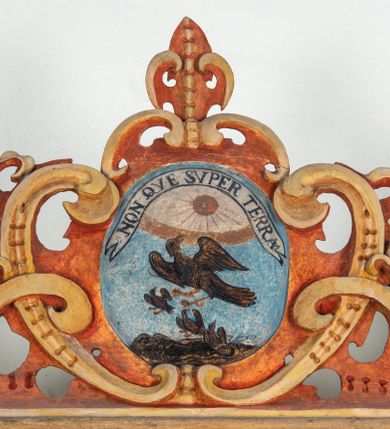 Zdjęcie nr 110: Umeblowanie zakrystii usytuowane jest wzdłuż ścian północnej, południowej i wschodniej pomieszczenia.  Na ścianie północnej, w części dolnej znajdują się trzy połączone ze sobą komody, każda o czterech szufladach, nakryte jednym blatem. W części górnej mieszczą się pięcioosiowe szafki z szufladami w cokole. Osie artykułowe są pilastrami hermowymi. Na osi środkowej szafka jest nieco wyższa i szersza z drzwiczkami dekorowanymi prostokątną, uszatą, oprofilowaną płyciną z malowanym przedstawieniem Chrystusa Eucharystycznego. Drzwiczki pozostałych szafek mają kształt stojących prostokątów i dekorowane są płycinami o wklęsłych narożach, zdobionymi gałązkami czerwonych róż, ułożonych w rokokowych wazonach. Ścianki zamknięte są niepełnym belkowaniem z gzymsem. W partii zwieńczenia osie artykułowane są cokolikami, na których ustawione są toczone, kuliste wazoniki. Pomiędzy nimi umieszczone są kartusze utworzone z ornamentu małżowinowo-chrząstkowego z malowanymi emblematami na owalnych medalionach, które ułożone są kolejno od lewej strony: 
1. Pionowo ustawiony miecz, ostrzem skierowany ku górze, połączony ze skrzyżowanymi berłem i dwoma kluczami, od których odchodzą fantazyjnie ułożone sznury w kolorze czerwonym. U góry napis na szarfie: „OBEDITE”.
2. W górnej części wyłaniająca się z chmur ręka trzymająca w dłoni węgielnicę i przymocowane do niej na łańcuszku tablice Dekalogu. Napis na szarfie: „OMNIA SVSTINET”.
3. Bóg Ojciec ukazany w półpostaci, lewą ręką opiera się na kuli ziemskiej, prawą czyni gest błogosławieństwa. 
4. Bujnie ulistnione, ciemnozielone drzewko spięte w dolnej części złotą formą w kształcie dwóch wywiniętych wolutek. Napis na szarfie: „GAVDET PATIENTIA DVRIS”. 
5. W górnej części obrazu z chmur wyłania się ręka, która zrzuca na ziemię iskrzący pocisk i dwa skrzyżowane pioruny, połączone parą białych skrzydeł. Napis „FORTIS VLTOR”.
 
Na ścianie środkowej, wschodniej znajduje się sarkofagowa mensa, powyżej parawanowa ścianka na profilowanym cokole, artykułowana pilastrami, pomiędzy którymi umieszczone są płyciny z kształcie leżących prostokątów z obrazami; ścianka zamknięta jest profilowanym gzymsem. W zwieńczeniu, na jej skrajach znajdują się owalne medaliony ujęte w kartusze z ornamentu małżowinowo-chrząstkowego. W medalionie po lewej stronie namalowane są litery alfa i omega na błękitnym tle oraz wstęga z napisem: „RENOVATUM A(NNO) D(OMINI) 1975”. Po prawej stronie analogiczny kartusz z literami w medalionie: „Ω / O / N” wpisane w formę krzyża, otoczonego niepełną aureolą; powyżej wstęga z napisem: „VIDENTEM AUDERE”. W płycinach obrazy przedstawiają świętych w ujęciu do pasa, zwróconych ku środkowi; od lewej:
1. Święty Demetriusz z włócznią opartą o prawy bark, ubrany w habit zakonu kanoników laterańskich od pokuty.
2. Święty Klet z aniołkiem, który trzyma w dłoni palmę męczeństwa i krzyż papieski. W prawym górnym narożu obrazu napis: „FAC HVIC SIGNO HONOREM”.
3. Święty Augustyn z gorejącym sercem na piersi i aniołkiem z łyżką i miseczką w dłoniach.
4. Święty ubrany w habit Marków, który trzyma w dłoni serce z krzyżem, podtrzymywane przez Chrystusa na obłokach – prawdopodobnie św. Cyriak, założyciel zakonu.
 
Na ścianie południowej znajduje się analogiczne umeblowanie, jak na ścianie północnej. W dolnej części dwie komody, a w miejscu trzeciej od wschodu szafka zdobiona dwiema uszatymi płycinami. Górna część mebla w przeciwieństwie do ściany północnej bez podwyższenia części środkowej. 
Na ścianie południowej:
1. Jasnobrązowa harfa na błękitnym tle i napis: „IN DOMINO”.
2. Ciemnobrązowy ptak i trzy podrywające się do lotu młode, w górnej części złote słońce i napis: „NON QUAE SVPER TERRAM.”
3. Po lewej stronie kompozycji wyłaniająca się z chmur ręka trzymająca skrzyżowane: miecz, czerwony krzyż i palmę. Napis: „NON ERVBESCO”.
4. W centrum przedstawienia krzak białej lilii o trzech rozgałęzieniach, w tle chmury w odcieniach koloru szaroniebieskiego. Napis na szarfie: „PER ARDVA DVLCIS”.
5. W lewej części kompozycji uskrzydlony jeleń, wspięty na tylnych nogach, po prawej stronie czarne i brązowe skały, w partii górnej otwarta korona, umieszczona pośrodku obłoku obwiedzionego biało-czerwonym pasem. Napis: „ET COMPREHENDATIS”.
 
W miejscu połączenia komód ścian północnej i południowej z dolną częścią konstrukcji na ścianie wschodniej znajdują się ukośnie ustawione, jednoskrzydłowe szafki o drzwiczkach dekorowanych prostokątną płyciną o wklęsłych narożach. Ścianki boczne części północnej i południowej zdobione są ukośną kratką. Powierzchnia szafek i komód pokryta jest polichromią imitującą marmur w kolorze beżowym, szarokremowym, różowym i rdzawym. Blaty malowane są farbą olejną w kolorze beżowym. Obramienia medalionów malowane w kolorze rdzawozłotym. Tło w większości medalionów w odcieniach błękitu, w górnych częściach majuskułowe napisy objaśniające przedstawienie, umieszczone w białych i półkoliście ułożonych szarfach. 