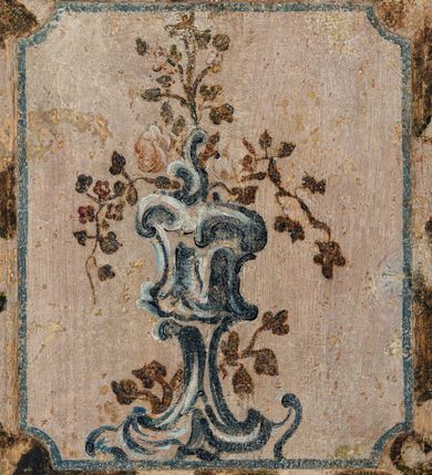 Zdjęcie nr 108: Umeblowanie zakrystii usytuowane jest wzdłuż ścian północnej, południowej i wschodniej pomieszczenia.  Na ścianie północnej, w części dolnej znajdują się trzy połączone ze sobą komody, każda o czterech szufladach, nakryte jednym blatem. W części górnej mieszczą się pięcioosiowe szafki z szufladami w cokole. Osie artykułowe są pilastrami hermowymi. Na osi środkowej szafka jest nieco wyższa i szersza z drzwiczkami dekorowanymi prostokątną, uszatą, oprofilowaną płyciną z malowanym przedstawieniem Chrystusa Eucharystycznego. Drzwiczki pozostałych szafek mają kształt stojących prostokątów i dekorowane są płycinami o wklęsłych narożach, zdobionymi gałązkami czerwonych róż, ułożonych w rokokowych wazonach. Ścianki zamknięte są niepełnym belkowaniem z gzymsem. W partii zwieńczenia osie artykułowane są cokolikami, na których ustawione są toczone, kuliste wazoniki. Pomiędzy nimi umieszczone są kartusze utworzone z ornamentu małżowinowo-chrząstkowego z malowanymi emblematami na owalnych medalionach, które ułożone są kolejno od lewej strony: 
1. Pionowo ustawiony miecz, ostrzem skierowany ku górze, połączony ze skrzyżowanymi berłem i dwoma kluczami, od których odchodzą fantazyjnie ułożone sznury w kolorze czerwonym. U góry napis na szarfie: „OBEDITE”.
2. W górnej części wyłaniająca się z chmur ręka trzymająca w dłoni węgielnicę i przymocowane do niej na łańcuszku tablice Dekalogu. Napis na szarfie: „OMNIA SVSTINET”.
3. Bóg Ojciec ukazany w półpostaci, lewą ręką opiera się na kuli ziemskiej, prawą czyni gest błogosławieństwa. 
4. Bujnie ulistnione, ciemnozielone drzewko spięte w dolnej części złotą formą w kształcie dwóch wywiniętych wolutek. Napis na szarfie: „GAVDET PATIENTIA DVRIS”. 
5. W górnej części obrazu z chmur wyłania się ręka, która zrzuca na ziemię iskrzący pocisk i dwa skrzyżowane pioruny, połączone parą białych skrzydeł. Napis „FORTIS VLTOR”.
 
Na ścianie środkowej, wschodniej znajduje się sarkofagowa mensa, powyżej parawanowa ścianka na profilowanym cokole, artykułowana pilastrami, pomiędzy którymi umieszczone są płyciny z kształcie leżących prostokątów z obrazami; ścianka zamknięta jest profilowanym gzymsem. W zwieńczeniu, na jej skrajach znajdują się owalne medaliony ujęte w kartusze z ornamentu małżowinowo-chrząstkowego. W medalionie po lewej stronie namalowane są litery alfa i omega na błękitnym tle oraz wstęga z napisem: „RENOVATUM A(NNO) D(OMINI) 1975”. Po prawej stronie analogiczny kartusz z literami w medalionie: „Ω / O / N” wpisane w formę krzyża, otoczonego niepełną aureolą; powyżej wstęga z napisem: „VIDENTEM AUDERE”. W płycinach obrazy przedstawiają świętych w ujęciu do pasa, zwróconych ku środkowi; od lewej:
1. Święty Demetriusz z włócznią opartą o prawy bark, ubrany w habit zakonu kanoników laterańskich od pokuty.
2. Święty Klet z aniołkiem, który trzyma w dłoni palmę męczeństwa i krzyż papieski. W prawym górnym narożu obrazu napis: „FAC HVIC SIGNO HONOREM”.
3. Święty Augustyn z gorejącym sercem na piersi i aniołkiem z łyżką i miseczką w dłoniach.
4. Święty ubrany w habit Marków, który trzyma w dłoni serce z krzyżem, podtrzymywane przez Chrystusa na obłokach – prawdopodobnie św. Cyriak, założyciel zakonu.
 
Na ścianie południowej znajduje się analogiczne umeblowanie, jak na ścianie północnej. W dolnej części dwie komody, a w miejscu trzeciej od wschodu szafka zdobiona dwiema uszatymi płycinami. Górna część mebla w przeciwieństwie do ściany północnej bez podwyższenia części środkowej. 
Na ścianie południowej:
1. Jasnobrązowa harfa na błękitnym tle i napis: „IN DOMINO”.
2. Ciemnobrązowy ptak i trzy podrywające się do lotu młode, w górnej części złote słońce i napis: „NON QUAE SVPER TERRAM.”
3. Po lewej stronie kompozycji wyłaniająca się z chmur ręka trzymająca skrzyżowane: miecz, czerwony krzyż i palmę. Napis: „NON ERVBESCO”.
4. W centrum przedstawienia krzak białej lilii o trzech rozgałęzieniach, w tle chmury w odcieniach koloru szaroniebieskiego. Napis na szarfie: „PER ARDVA DVLCIS”.
5. W lewej części kompozycji uskrzydlony jeleń, wspięty na tylnych nogach, po prawej stronie czarne i brązowe skały, w partii górnej otwarta korona, umieszczona pośrodku obłoku obwiedzionego biało-czerwonym pasem. Napis: „ET COMPREHENDATIS”.
 
W miejscu połączenia komód ścian północnej i południowej z dolną częścią konstrukcji na ścianie wschodniej znajdują się ukośnie ustawione, jednoskrzydłowe szafki o drzwiczkach dekorowanych prostokątną płyciną o wklęsłych narożach. Ścianki boczne części północnej i południowej zdobione są ukośną kratką. Powierzchnia szafek i komód pokryta jest polichromią imitującą marmur w kolorze beżowym, szarokremowym, różowym i rdzawym. Blaty malowane są farbą olejną w kolorze beżowym. Obramienia medalionów malowane w kolorze rdzawozłotym. Tło w większości medalionów w odcieniach błękitu, w górnych częściach majuskułowe napisy objaśniające przedstawienie, umieszczone w białych i półkoliście ułożonych szarfach. 