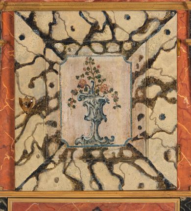 Zdjęcie nr 116: Umeblowanie zakrystii usytuowane jest wzdłuż ścian północnej, południowej i wschodniej pomieszczenia.  Na ścianie północnej, w części dolnej znajdują się trzy połączone ze sobą komody, każda o czterech szufladach, nakryte jednym blatem. W części górnej mieszczą się pięcioosiowe szafki z szufladami w cokole. Osie artykułowe są pilastrami hermowymi. Na osi środkowej szafka jest nieco wyższa i szersza z drzwiczkami dekorowanymi prostokątną, uszatą, oprofilowaną płyciną z malowanym przedstawieniem Chrystusa Eucharystycznego. Drzwiczki pozostałych szafek mają kształt stojących prostokątów i dekorowane są płycinami o wklęsłych narożach, zdobionymi gałązkami czerwonych róż, ułożonych w rokokowych wazonach. Ścianki zamknięte są niepełnym belkowaniem z gzymsem. W partii zwieńczenia osie artykułowane są cokolikami, na których ustawione są toczone, kuliste wazoniki. Pomiędzy nimi umieszczone są kartusze utworzone z ornamentu małżowinowo-chrząstkowego z malowanymi emblematami na owalnych medalionach, które ułożone są kolejno od lewej strony: 
1. Pionowo ustawiony miecz, ostrzem skierowany ku górze, połączony ze skrzyżowanymi berłem i dwoma kluczami, od których odchodzą fantazyjnie ułożone sznury w kolorze czerwonym. U góry napis na szarfie: „OBEDITE”.
2. W górnej części wyłaniająca się z chmur ręka trzymająca w dłoni węgielnicę i przymocowane do niej na łańcuszku tablice Dekalogu. Napis na szarfie: „OMNIA SVSTINET”.
3. Bóg Ojciec ukazany w półpostaci, lewą ręką opiera się na kuli ziemskiej, prawą czyni gest błogosławieństwa. 
4. Bujnie ulistnione, ciemnozielone drzewko spięte w dolnej części złotą formą w kształcie dwóch wywiniętych wolutek. Napis na szarfie: „GAVDET PATIENTIA DVRIS”. 
5. W górnej części obrazu z chmur wyłania się ręka, która zrzuca na ziemię iskrzący pocisk i dwa skrzyżowane pioruny, połączone parą białych skrzydeł. Napis „FORTIS VLTOR”.
 
Na ścianie środkowej, wschodniej znajduje się sarkofagowa mensa, powyżej parawanowa ścianka na profilowanym cokole, artykułowana pilastrami, pomiędzy którymi umieszczone są płyciny z kształcie leżących prostokątów z obrazami; ścianka zamknięta jest profilowanym gzymsem. W zwieńczeniu, na jej skrajach znajdują się owalne medaliony ujęte w kartusze z ornamentu małżowinowo-chrząstkowego. W medalionie po lewej stronie namalowane są litery alfa i omega na błękitnym tle oraz wstęga z napisem: „RENOVATUM A(NNO) D(OMINI) 1975”. Po prawej stronie analogiczny kartusz z literami w medalionie: „Ω / O / N” wpisane w formę krzyża, otoczonego niepełną aureolą; powyżej wstęga z napisem: „VIDENTEM AUDERE”. W płycinach obrazy przedstawiają świętych w ujęciu do pasa, zwróconych ku środkowi; od lewej:
1. Święty Demetriusz z włócznią opartą o prawy bark, ubrany w habit zakonu kanoników laterańskich od pokuty.
2. Święty Klet z aniołkiem, który trzyma w dłoni palmę męczeństwa i krzyż papieski. W prawym górnym narożu obrazu napis: „FAC HVIC SIGNO HONOREM”.
3. Święty Augustyn z gorejącym sercem na piersi i aniołkiem z łyżką i miseczką w dłoniach.
4. Święty ubrany w habit Marków, który trzyma w dłoni serce z krzyżem, podtrzymywane przez Chrystusa na obłokach – prawdopodobnie św. Cyriak, założyciel zakonu.
 
Na ścianie południowej znajduje się analogiczne umeblowanie, jak na ścianie północnej. W dolnej części dwie komody, a w miejscu trzeciej od wschodu szafka zdobiona dwiema uszatymi płycinami. Górna część mebla w przeciwieństwie do ściany północnej bez podwyższenia części środkowej. 
Na ścianie południowej:
1. Jasnobrązowa harfa na błękitnym tle i napis: „IN DOMINO”.
2. Ciemnobrązowy ptak i trzy podrywające się do lotu młode, w górnej części złote słońce i napis: „NON QUAE SVPER TERRAM.”
3. Po lewej stronie kompozycji wyłaniająca się z chmur ręka trzymająca skrzyżowane: miecz, czerwony krzyż i palmę. Napis: „NON ERVBESCO”.
4. W centrum przedstawienia krzak białej lilii o trzech rozgałęzieniach, w tle chmury w odcieniach koloru szaroniebieskiego. Napis na szarfie: „PER ARDVA DVLCIS”.
5. W lewej części kompozycji uskrzydlony jeleń, wspięty na tylnych nogach, po prawej stronie czarne i brązowe skały, w partii górnej otwarta korona, umieszczona pośrodku obłoku obwiedzionego biało-czerwonym pasem. Napis: „ET COMPREHENDATIS”.
 
W miejscu połączenia komód ścian północnej i południowej z dolną częścią konstrukcji na ścianie wschodniej znajdują się ukośnie ustawione, jednoskrzydłowe szafki o drzwiczkach dekorowanych prostokątną płyciną o wklęsłych narożach. Ścianki boczne części północnej i południowej zdobione są ukośną kratką. Powierzchnia szafek i komód pokryta jest polichromią imitującą marmur w kolorze beżowym, szarokremowym, różowym i rdzawym. Blaty malowane są farbą olejną w kolorze beżowym. Obramienia medalionów malowane w kolorze rdzawozłotym. Tło w większości medalionów w odcieniach błękitu, w górnych częściach majuskułowe napisy objaśniające przedstawienie, umieszczone w białych i półkoliście ułożonych szarfach. 