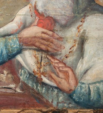 Zdjęcie nr 125: Umeblowanie zakrystii usytuowane jest wzdłuż ścian północnej, południowej i wschodniej pomieszczenia.  Na ścianie północnej, w części dolnej znajdują się trzy połączone ze sobą komody, każda o czterech szufladach, nakryte jednym blatem. W części górnej mieszczą się pięcioosiowe szafki z szufladami w cokole. Osie artykułowe są pilastrami hermowymi. Na osi środkowej szafka jest nieco wyższa i szersza z drzwiczkami dekorowanymi prostokątną, uszatą, oprofilowaną płyciną z malowanym przedstawieniem Chrystusa Eucharystycznego. Drzwiczki pozostałych szafek mają kształt stojących prostokątów i dekorowane są płycinami o wklęsłych narożach, zdobionymi gałązkami czerwonych róż, ułożonych w rokokowych wazonach. Ścianki zamknięte są niepełnym belkowaniem z gzymsem. W partii zwieńczenia osie artykułowane są cokolikami, na których ustawione są toczone, kuliste wazoniki. Pomiędzy nimi umieszczone są kartusze utworzone z ornamentu małżowinowo-chrząstkowego z malowanymi emblematami na owalnych medalionach, które ułożone są kolejno od lewej strony: 
1. Pionowo ustawiony miecz, ostrzem skierowany ku górze, połączony ze skrzyżowanymi berłem i dwoma kluczami, od których odchodzą fantazyjnie ułożone sznury w kolorze czerwonym. U góry napis na szarfie: „OBEDITE”.
2. W górnej części wyłaniająca się z chmur ręka trzymająca w dłoni węgielnicę i przymocowane do niej na łańcuszku tablice Dekalogu. Napis na szarfie: „OMNIA SVSTINET”.
3. Bóg Ojciec ukazany w półpostaci, lewą ręką opiera się na kuli ziemskiej, prawą czyni gest błogosławieństwa. 
4. Bujnie ulistnione, ciemnozielone drzewko spięte w dolnej części złotą formą w kształcie dwóch wywiniętych wolutek. Napis na szarfie: „GAVDET PATIENTIA DVRIS”. 
5. W górnej części obrazu z chmur wyłania się ręka, która zrzuca na ziemię iskrzący pocisk i dwa skrzyżowane pioruny, połączone parą białych skrzydeł. Napis „FORTIS VLTOR”.
 
Na ścianie środkowej, wschodniej znajduje się sarkofagowa mensa, powyżej parawanowa ścianka na profilowanym cokole, artykułowana pilastrami, pomiędzy którymi umieszczone są płyciny z kształcie leżących prostokątów z obrazami; ścianka zamknięta jest profilowanym gzymsem. W zwieńczeniu, na jej skrajach znajdują się owalne medaliony ujęte w kartusze z ornamentu małżowinowo-chrząstkowego. W medalionie po lewej stronie namalowane są litery alfa i omega na błękitnym tle oraz wstęga z napisem: „RENOVATUM A(NNO) D(OMINI) 1975”. Po prawej stronie analogiczny kartusz z literami w medalionie: „Ω / O / N” wpisane w formę krzyża, otoczonego niepełną aureolą; powyżej wstęga z napisem: „VIDENTEM AUDERE”. W płycinach obrazy przedstawiają świętych w ujęciu do pasa, zwróconych ku środkowi; od lewej:
1. Święty Demetriusz z włócznią opartą o prawy bark, ubrany w habit zakonu kanoników laterańskich od pokuty.
2. Święty Klet z aniołkiem, który trzyma w dłoni palmę męczeństwa i krzyż papieski. W prawym górnym narożu obrazu napis: „FAC HVIC SIGNO HONOREM”.
3. Święty Augustyn z gorejącym sercem na piersi i aniołkiem z łyżką i miseczką w dłoniach.
4. Święty ubrany w habit Marków, który trzyma w dłoni serce z krzyżem, podtrzymywane przez Chrystusa na obłokach – prawdopodobnie św. Cyriak, założyciel zakonu.
 
Na ścianie południowej znajduje się analogiczne umeblowanie, jak na ścianie północnej. W dolnej części dwie komody, a w miejscu trzeciej od wschodu szafka zdobiona dwiema uszatymi płycinami. Górna część mebla w przeciwieństwie do ściany północnej bez podwyższenia części środkowej. 
Na ścianie południowej:
1. Jasnobrązowa harfa na błękitnym tle i napis: „IN DOMINO”.
2. Ciemnobrązowy ptak i trzy podrywające się do lotu młode, w górnej części złote słońce i napis: „NON QUAE SVPER TERRAM.”
3. Po lewej stronie kompozycji wyłaniająca się z chmur ręka trzymająca skrzyżowane: miecz, czerwony krzyż i palmę. Napis: „NON ERVBESCO”.
4. W centrum przedstawienia krzak białej lilii o trzech rozgałęzieniach, w tle chmury w odcieniach koloru szaroniebieskiego. Napis na szarfie: „PER ARDVA DVLCIS”.
5. W lewej części kompozycji uskrzydlony jeleń, wspięty na tylnych nogach, po prawej stronie czarne i brązowe skały, w partii górnej otwarta korona, umieszczona pośrodku obłoku obwiedzionego biało-czerwonym pasem. Napis: „ET COMPREHENDATIS”.
 
W miejscu połączenia komód ścian północnej i południowej z dolną częścią konstrukcji na ścianie wschodniej znajdują się ukośnie ustawione, jednoskrzydłowe szafki o drzwiczkach dekorowanych prostokątną płyciną o wklęsłych narożach. Ścianki boczne części północnej i południowej zdobione są ukośną kratką. Powierzchnia szafek i komód pokryta jest polichromią imitującą marmur w kolorze beżowym, szarokremowym, różowym i rdzawym. Blaty malowane są farbą olejną w kolorze beżowym. Obramienia medalionów malowane w kolorze rdzawozłotym. Tło w większości medalionów w odcieniach błękitu, w górnych częściach majuskułowe napisy objaśniające przedstawienie, umieszczone w białych i półkoliście ułożonych szarfach. 