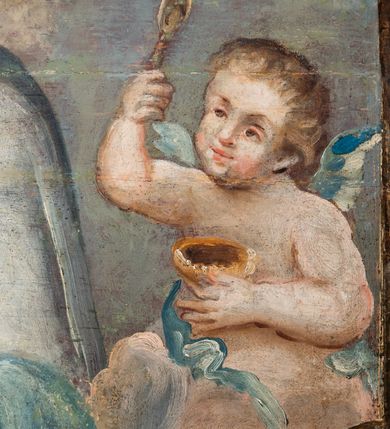 Zdjęcie nr 126: Umeblowanie zakrystii usytuowane jest wzdłuż ścian północnej, południowej i wschodniej pomieszczenia.  Na ścianie północnej, w części dolnej znajdują się trzy połączone ze sobą komody, każda o czterech szufladach, nakryte jednym blatem. W części górnej mieszczą się pięcioosiowe szafki z szufladami w cokole. Osie artykułowe są pilastrami hermowymi. Na osi środkowej szafka jest nieco wyższa i szersza z drzwiczkami dekorowanymi prostokątną, uszatą, oprofilowaną płyciną z malowanym przedstawieniem Chrystusa Eucharystycznego. Drzwiczki pozostałych szafek mają kształt stojących prostokątów i dekorowane są płycinami o wklęsłych narożach, zdobionymi gałązkami czerwonych róż, ułożonych w rokokowych wazonach. Ścianki zamknięte są niepełnym belkowaniem z gzymsem. W partii zwieńczenia osie artykułowane są cokolikami, na których ustawione są toczone, kuliste wazoniki. Pomiędzy nimi umieszczone są kartusze utworzone z ornamentu małżowinowo-chrząstkowego z malowanymi emblematami na owalnych medalionach, które ułożone są kolejno od lewej strony: 
1. Pionowo ustawiony miecz, ostrzem skierowany ku górze, połączony ze skrzyżowanymi berłem i dwoma kluczami, od których odchodzą fantazyjnie ułożone sznury w kolorze czerwonym. U góry napis na szarfie: „OBEDITE”.
2. W górnej części wyłaniająca się z chmur ręka trzymająca w dłoni węgielnicę i przymocowane do niej na łańcuszku tablice Dekalogu. Napis na szarfie: „OMNIA SVSTINET”.
3. Bóg Ojciec ukazany w półpostaci, lewą ręką opiera się na kuli ziemskiej, prawą czyni gest błogosławieństwa. 
4. Bujnie ulistnione, ciemnozielone drzewko spięte w dolnej części złotą formą w kształcie dwóch wywiniętych wolutek. Napis na szarfie: „GAVDET PATIENTIA DVRIS”. 
5. W górnej części obrazu z chmur wyłania się ręka, która zrzuca na ziemię iskrzący pocisk i dwa skrzyżowane pioruny, połączone parą białych skrzydeł. Napis „FORTIS VLTOR”.
 
Na ścianie środkowej, wschodniej znajduje się sarkofagowa mensa, powyżej parawanowa ścianka na profilowanym cokole, artykułowana pilastrami, pomiędzy którymi umieszczone są płyciny z kształcie leżących prostokątów z obrazami; ścianka zamknięta jest profilowanym gzymsem. W zwieńczeniu, na jej skrajach znajdują się owalne medaliony ujęte w kartusze z ornamentu małżowinowo-chrząstkowego. W medalionie po lewej stronie namalowane są litery alfa i omega na błękitnym tle oraz wstęga z napisem: „RENOVATUM A(NNO) D(OMINI) 1975”. Po prawej stronie analogiczny kartusz z literami w medalionie: „Ω / O / N” wpisane w formę krzyża, otoczonego niepełną aureolą; powyżej wstęga z napisem: „VIDENTEM AUDERE”. W płycinach obrazy przedstawiają świętych w ujęciu do pasa, zwróconych ku środkowi; od lewej:
1. Święty Demetriusz z włócznią opartą o prawy bark, ubrany w habit zakonu kanoników laterańskich od pokuty.
2. Święty Klet z aniołkiem, który trzyma w dłoni palmę męczeństwa i krzyż papieski. W prawym górnym narożu obrazu napis: „FAC HVIC SIGNO HONOREM”.
3. Święty Augustyn z gorejącym sercem na piersi i aniołkiem z łyżką i miseczką w dłoniach.
4. Święty ubrany w habit Marków, który trzyma w dłoni serce z krzyżem, podtrzymywane przez Chrystusa na obłokach – prawdopodobnie św. Cyriak, założyciel zakonu.
 
Na ścianie południowej znajduje się analogiczne umeblowanie, jak na ścianie północnej. W dolnej części dwie komody, a w miejscu trzeciej od wschodu szafka zdobiona dwiema uszatymi płycinami. Górna część mebla w przeciwieństwie do ściany północnej bez podwyższenia części środkowej. 
Na ścianie południowej:
1. Jasnobrązowa harfa na błękitnym tle i napis: „IN DOMINO”.
2. Ciemnobrązowy ptak i trzy podrywające się do lotu młode, w górnej części złote słońce i napis: „NON QUAE SVPER TERRAM.”
3. Po lewej stronie kompozycji wyłaniająca się z chmur ręka trzymająca skrzyżowane: miecz, czerwony krzyż i palmę. Napis: „NON ERVBESCO”.
4. W centrum przedstawienia krzak białej lilii o trzech rozgałęzieniach, w tle chmury w odcieniach koloru szaroniebieskiego. Napis na szarfie: „PER ARDVA DVLCIS”.
5. W lewej części kompozycji uskrzydlony jeleń, wspięty na tylnych nogach, po prawej stronie czarne i brązowe skały, w partii górnej otwarta korona, umieszczona pośrodku obłoku obwiedzionego biało-czerwonym pasem. Napis: „ET COMPREHENDATIS”.
 
W miejscu połączenia komód ścian północnej i południowej z dolną częścią konstrukcji na ścianie wschodniej znajdują się ukośnie ustawione, jednoskrzydłowe szafki o drzwiczkach dekorowanych prostokątną płyciną o wklęsłych narożach. Ścianki boczne części północnej i południowej zdobione są ukośną kratką. Powierzchnia szafek i komód pokryta jest polichromią imitującą marmur w kolorze beżowym, szarokremowym, różowym i rdzawym. Blaty malowane są farbą olejną w kolorze beżowym. Obramienia medalionów malowane w kolorze rdzawozłotym. Tło w większości medalionów w odcieniach błękitu, w górnych częściach majuskułowe napisy objaśniające przedstawienie, umieszczone w białych i półkoliście ułożonych szarfach. 