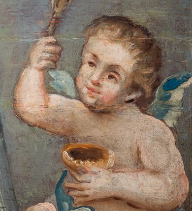 Zdjęcie nr 124: Umeblowanie zakrystii usytuowane jest wzdłuż ścian północnej, południowej i wschodniej pomieszczenia.  Na ścianie północnej, w części dolnej znajdują się trzy połączone ze sobą komody, każda o czterech szufladach, nakryte jednym blatem. W części górnej mieszczą się pięcioosiowe szafki z szufladami w cokole. Osie artykułowe są pilastrami hermowymi. Na osi środkowej szafka jest nieco wyższa i szersza z drzwiczkami dekorowanymi prostokątną, uszatą, oprofilowaną płyciną z malowanym przedstawieniem Chrystusa Eucharystycznego. Drzwiczki pozostałych szafek mają kształt stojących prostokątów i dekorowane są płycinami o wklęsłych narożach, zdobionymi gałązkami czerwonych róż, ułożonych w rokokowych wazonach. Ścianki zamknięte są niepełnym belkowaniem z gzymsem. W partii zwieńczenia osie artykułowane są cokolikami, na których ustawione są toczone, kuliste wazoniki. Pomiędzy nimi umieszczone są kartusze utworzone z ornamentu małżowinowo-chrząstkowego z malowanymi emblematami na owalnych medalionach, które ułożone są kolejno od lewej strony: 
1. Pionowo ustawiony miecz, ostrzem skierowany ku górze, połączony ze skrzyżowanymi berłem i dwoma kluczami, od których odchodzą fantazyjnie ułożone sznury w kolorze czerwonym. U góry napis na szarfie: „OBEDITE”.
2. W górnej części wyłaniająca się z chmur ręka trzymająca w dłoni węgielnicę i przymocowane do niej na łańcuszku tablice Dekalogu. Napis na szarfie: „OMNIA SVSTINET”.
3. Bóg Ojciec ukazany w półpostaci, lewą ręką opiera się na kuli ziemskiej, prawą czyni gest błogosławieństwa. 
4. Bujnie ulistnione, ciemnozielone drzewko spięte w dolnej części złotą formą w kształcie dwóch wywiniętych wolutek. Napis na szarfie: „GAVDET PATIENTIA DVRIS”. 
5. W górnej części obrazu z chmur wyłania się ręka, która zrzuca na ziemię iskrzący pocisk i dwa skrzyżowane pioruny, połączone parą białych skrzydeł. Napis „FORTIS VLTOR”.
 
Na ścianie środkowej, wschodniej znajduje się sarkofagowa mensa, powyżej parawanowa ścianka na profilowanym cokole, artykułowana pilastrami, pomiędzy którymi umieszczone są płyciny z kształcie leżących prostokątów z obrazami; ścianka zamknięta jest profilowanym gzymsem. W zwieńczeniu, na jej skrajach znajdują się owalne medaliony ujęte w kartusze z ornamentu małżowinowo-chrząstkowego. W medalionie po lewej stronie namalowane są litery alfa i omega na błękitnym tle oraz wstęga z napisem: „RENOVATUM A(NNO) D(OMINI) 1975”. Po prawej stronie analogiczny kartusz z literami w medalionie: „Ω / O / N” wpisane w formę krzyża, otoczonego niepełną aureolą; powyżej wstęga z napisem: „VIDENTEM AUDERE”. W płycinach obrazy przedstawiają świętych w ujęciu do pasa, zwróconych ku środkowi; od lewej:
1. Święty Demetriusz z włócznią opartą o prawy bark, ubrany w habit zakonu kanoników laterańskich od pokuty.
2. Święty Klet z aniołkiem, który trzyma w dłoni palmę męczeństwa i krzyż papieski. W prawym górnym narożu obrazu napis: „FAC HVIC SIGNO HONOREM”.
3. Święty Augustyn z gorejącym sercem na piersi i aniołkiem z łyżką i miseczką w dłoniach.
4. Święty ubrany w habit Marków, który trzyma w dłoni serce z krzyżem, podtrzymywane przez Chrystusa na obłokach – prawdopodobnie św. Cyriak, założyciel zakonu.
 
Na ścianie południowej znajduje się analogiczne umeblowanie, jak na ścianie północnej. W dolnej części dwie komody, a w miejscu trzeciej od wschodu szafka zdobiona dwiema uszatymi płycinami. Górna część mebla w przeciwieństwie do ściany północnej bez podwyższenia części środkowej. 
Na ścianie południowej:
1. Jasnobrązowa harfa na błękitnym tle i napis: „IN DOMINO”.
2. Ciemnobrązowy ptak i trzy podrywające się do lotu młode, w górnej części złote słońce i napis: „NON QUAE SVPER TERRAM.”
3. Po lewej stronie kompozycji wyłaniająca się z chmur ręka trzymająca skrzyżowane: miecz, czerwony krzyż i palmę. Napis: „NON ERVBESCO”.
4. W centrum przedstawienia krzak białej lilii o trzech rozgałęzieniach, w tle chmury w odcieniach koloru szaroniebieskiego. Napis na szarfie: „PER ARDVA DVLCIS”.
5. W lewej części kompozycji uskrzydlony jeleń, wspięty na tylnych nogach, po prawej stronie czarne i brązowe skały, w partii górnej otwarta korona, umieszczona pośrodku obłoku obwiedzionego biało-czerwonym pasem. Napis: „ET COMPREHENDATIS”.
 
W miejscu połączenia komód ścian północnej i południowej z dolną częścią konstrukcji na ścianie wschodniej znajdują się ukośnie ustawione, jednoskrzydłowe szafki o drzwiczkach dekorowanych prostokątną płyciną o wklęsłych narożach. Ścianki boczne części północnej i południowej zdobione są ukośną kratką. Powierzchnia szafek i komód pokryta jest polichromią imitującą marmur w kolorze beżowym, szarokremowym, różowym i rdzawym. Blaty malowane są farbą olejną w kolorze beżowym. Obramienia medalionów malowane w kolorze rdzawozłotym. Tło w większości medalionów w odcieniach błękitu, w górnych częściach majuskułowe napisy objaśniające przedstawienie, umieszczone w białych i półkoliście ułożonych szarfach. 