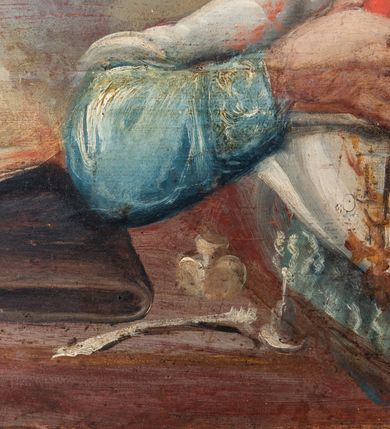 Zdjęcie nr 131: Umeblowanie zakrystii usytuowane jest wzdłuż ścian północnej, południowej i wschodniej pomieszczenia.  Na ścianie północnej, w części dolnej znajdują się trzy połączone ze sobą komody, każda o czterech szufladach, nakryte jednym blatem. W części górnej mieszczą się pięcioosiowe szafki z szufladami w cokole. Osie artykułowe są pilastrami hermowymi. Na osi środkowej szafka jest nieco wyższa i szersza z drzwiczkami dekorowanymi prostokątną, uszatą, oprofilowaną płyciną z malowanym przedstawieniem Chrystusa Eucharystycznego. Drzwiczki pozostałych szafek mają kształt stojących prostokątów i dekorowane są płycinami o wklęsłych narożach, zdobionymi gałązkami czerwonych róż, ułożonych w rokokowych wazonach. Ścianki zamknięte są niepełnym belkowaniem z gzymsem. W partii zwieńczenia osie artykułowane są cokolikami, na których ustawione są toczone, kuliste wazoniki. Pomiędzy nimi umieszczone są kartusze utworzone z ornamentu małżowinowo-chrząstkowego z malowanymi emblematami na owalnych medalionach, które ułożone są kolejno od lewej strony: 
1. Pionowo ustawiony miecz, ostrzem skierowany ku górze, połączony ze skrzyżowanymi berłem i dwoma kluczami, od których odchodzą fantazyjnie ułożone sznury w kolorze czerwonym. U góry napis na szarfie: „OBEDITE”.
2. W górnej części wyłaniająca się z chmur ręka trzymająca w dłoni węgielnicę i przymocowane do niej na łańcuszku tablice Dekalogu. Napis na szarfie: „OMNIA SVSTINET”.
3. Bóg Ojciec ukazany w półpostaci, lewą ręką opiera się na kuli ziemskiej, prawą czyni gest błogosławieństwa. 
4. Bujnie ulistnione, ciemnozielone drzewko spięte w dolnej części złotą formą w kształcie dwóch wywiniętych wolutek. Napis na szarfie: „GAVDET PATIENTIA DVRIS”. 
5. W górnej części obrazu z chmur wyłania się ręka, która zrzuca na ziemię iskrzący pocisk i dwa skrzyżowane pioruny, połączone parą białych skrzydeł. Napis „FORTIS VLTOR”.
 
Na ścianie środkowej, wschodniej znajduje się sarkofagowa mensa, powyżej parawanowa ścianka na profilowanym cokole, artykułowana pilastrami, pomiędzy którymi umieszczone są płyciny z kształcie leżących prostokątów z obrazami; ścianka zamknięta jest profilowanym gzymsem. W zwieńczeniu, na jej skrajach znajdują się owalne medaliony ujęte w kartusze z ornamentu małżowinowo-chrząstkowego. W medalionie po lewej stronie namalowane są litery alfa i omega na błękitnym tle oraz wstęga z napisem: „RENOVATUM A(NNO) D(OMINI) 1975”. Po prawej stronie analogiczny kartusz z literami w medalionie: „Ω / O / N” wpisane w formę krzyża, otoczonego niepełną aureolą; powyżej wstęga z napisem: „VIDENTEM AUDERE”. W płycinach obrazy przedstawiają świętych w ujęciu do pasa, zwróconych ku środkowi; od lewej:
1. Święty Demetriusz z włócznią opartą o prawy bark, ubrany w habit zakonu kanoników laterańskich od pokuty.
2. Święty Klet z aniołkiem, który trzyma w dłoni palmę męczeństwa i krzyż papieski. W prawym górnym narożu obrazu napis: „FAC HVIC SIGNO HONOREM”.
3. Święty Augustyn z gorejącym sercem na piersi i aniołkiem z łyżką i miseczką w dłoniach.
4. Święty ubrany w habit Marków, który trzyma w dłoni serce z krzyżem, podtrzymywane przez Chrystusa na obłokach – prawdopodobnie św. Cyriak, założyciel zakonu.
 
Na ścianie południowej znajduje się analogiczne umeblowanie, jak na ścianie północnej. W dolnej części dwie komody, a w miejscu trzeciej od wschodu szafka zdobiona dwiema uszatymi płycinami. Górna część mebla w przeciwieństwie do ściany północnej bez podwyższenia części środkowej. 
Na ścianie południowej:
1. Jasnobrązowa harfa na błękitnym tle i napis: „IN DOMINO”.
2. Ciemnobrązowy ptak i trzy podrywające się do lotu młode, w górnej części złote słońce i napis: „NON QUAE SVPER TERRAM.”
3. Po lewej stronie kompozycji wyłaniająca się z chmur ręka trzymająca skrzyżowane: miecz, czerwony krzyż i palmę. Napis: „NON ERVBESCO”.
4. W centrum przedstawienia krzak białej lilii o trzech rozgałęzieniach, w tle chmury w odcieniach koloru szaroniebieskiego. Napis na szarfie: „PER ARDVA DVLCIS”.
5. W lewej części kompozycji uskrzydlony jeleń, wspięty na tylnych nogach, po prawej stronie czarne i brązowe skały, w partii górnej otwarta korona, umieszczona pośrodku obłoku obwiedzionego biało-czerwonym pasem. Napis: „ET COMPREHENDATIS”.
 
W miejscu połączenia komód ścian północnej i południowej z dolną częścią konstrukcji na ścianie wschodniej znajdują się ukośnie ustawione, jednoskrzydłowe szafki o drzwiczkach dekorowanych prostokątną płyciną o wklęsłych narożach. Ścianki boczne części północnej i południowej zdobione są ukośną kratką. Powierzchnia szafek i komód pokryta jest polichromią imitującą marmur w kolorze beżowym, szarokremowym, różowym i rdzawym. Blaty malowane są farbą olejną w kolorze beżowym. Obramienia medalionów malowane w kolorze rdzawozłotym. Tło w większości medalionów w odcieniach błękitu, w górnych częściach majuskułowe napisy objaśniające przedstawienie, umieszczone w białych i półkoliście ułożonych szarfach. 