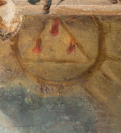 Zdjęcie nr 128: Umeblowanie zakrystii usytuowane jest wzdłuż ścian północnej, południowej i wschodniej pomieszczenia.  Na ścianie północnej, w części dolnej znajdują się trzy połączone ze sobą komody, każda o czterech szufladach, nakryte jednym blatem. W części górnej mieszczą się pięcioosiowe szafki z szufladami w cokole. Osie artykułowe są pilastrami hermowymi. Na osi środkowej szafka jest nieco wyższa i szersza z drzwiczkami dekorowanymi prostokątną, uszatą, oprofilowaną płyciną z malowanym przedstawieniem Chrystusa Eucharystycznego. Drzwiczki pozostałych szafek mają kształt stojących prostokątów i dekorowane są płycinami o wklęsłych narożach, zdobionymi gałązkami czerwonych róż, ułożonych w rokokowych wazonach. Ścianki zamknięte są niepełnym belkowaniem z gzymsem. W partii zwieńczenia osie artykułowane są cokolikami, na których ustawione są toczone, kuliste wazoniki. Pomiędzy nimi umieszczone są kartusze utworzone z ornamentu małżowinowo-chrząstkowego z malowanymi emblematami na owalnych medalionach, które ułożone są kolejno od lewej strony: 
1. Pionowo ustawiony miecz, ostrzem skierowany ku górze, połączony ze skrzyżowanymi berłem i dwoma kluczami, od których odchodzą fantazyjnie ułożone sznury w kolorze czerwonym. U góry napis na szarfie: „OBEDITE”.
2. W górnej części wyłaniająca się z chmur ręka trzymająca w dłoni węgielnicę i przymocowane do niej na łańcuszku tablice Dekalogu. Napis na szarfie: „OMNIA SVSTINET”.
3. Bóg Ojciec ukazany w półpostaci, lewą ręką opiera się na kuli ziemskiej, prawą czyni gest błogosławieństwa. 
4. Bujnie ulistnione, ciemnozielone drzewko spięte w dolnej części złotą formą w kształcie dwóch wywiniętych wolutek. Napis na szarfie: „GAVDET PATIENTIA DVRIS”. 
5. W górnej części obrazu z chmur wyłania się ręka, która zrzuca na ziemię iskrzący pocisk i dwa skrzyżowane pioruny, połączone parą białych skrzydeł. Napis „FORTIS VLTOR”.
 
Na ścianie środkowej, wschodniej znajduje się sarkofagowa mensa, powyżej parawanowa ścianka na profilowanym cokole, artykułowana pilastrami, pomiędzy którymi umieszczone są płyciny z kształcie leżących prostokątów z obrazami; ścianka zamknięta jest profilowanym gzymsem. W zwieńczeniu, na jej skrajach znajdują się owalne medaliony ujęte w kartusze z ornamentu małżowinowo-chrząstkowego. W medalionie po lewej stronie namalowane są litery alfa i omega na błękitnym tle oraz wstęga z napisem: „RENOVATUM A(NNO) D(OMINI) 1975”. Po prawej stronie analogiczny kartusz z literami w medalionie: „Ω / O / N” wpisane w formę krzyża, otoczonego niepełną aureolą; powyżej wstęga z napisem: „VIDENTEM AUDERE”. W płycinach obrazy przedstawiają świętych w ujęciu do pasa, zwróconych ku środkowi; od lewej:
1. Święty Demetriusz z włócznią opartą o prawy bark, ubrany w habit zakonu kanoników laterańskich od pokuty.
2. Święty Klet z aniołkiem, który trzyma w dłoni palmę męczeństwa i krzyż papieski. W prawym górnym narożu obrazu napis: „FAC HVIC SIGNO HONOREM”.
3. Święty Augustyn z gorejącym sercem na piersi i aniołkiem z łyżką i miseczką w dłoniach.
4. Święty ubrany w habit Marków, który trzyma w dłoni serce z krzyżem, podtrzymywane przez Chrystusa na obłokach – prawdopodobnie św. Cyriak, założyciel zakonu.
 
Na ścianie południowej znajduje się analogiczne umeblowanie, jak na ścianie północnej. W dolnej części dwie komody, a w miejscu trzeciej od wschodu szafka zdobiona dwiema uszatymi płycinami. Górna część mebla w przeciwieństwie do ściany północnej bez podwyższenia części środkowej. 
Na ścianie południowej:
1. Jasnobrązowa harfa na błękitnym tle i napis: „IN DOMINO”.
2. Ciemnobrązowy ptak i trzy podrywające się do lotu młode, w górnej części złote słońce i napis: „NON QUAE SVPER TERRAM.”
3. Po lewej stronie kompozycji wyłaniająca się z chmur ręka trzymająca skrzyżowane: miecz, czerwony krzyż i palmę. Napis: „NON ERVBESCO”.
4. W centrum przedstawienia krzak białej lilii o trzech rozgałęzieniach, w tle chmury w odcieniach koloru szaroniebieskiego. Napis na szarfie: „PER ARDVA DVLCIS”.
5. W lewej części kompozycji uskrzydlony jeleń, wspięty na tylnych nogach, po prawej stronie czarne i brązowe skały, w partii górnej otwarta korona, umieszczona pośrodku obłoku obwiedzionego biało-czerwonym pasem. Napis: „ET COMPREHENDATIS”.
 
W miejscu połączenia komód ścian północnej i południowej z dolną częścią konstrukcji na ścianie wschodniej znajdują się ukośnie ustawione, jednoskrzydłowe szafki o drzwiczkach dekorowanych prostokątną płyciną o wklęsłych narożach. Ścianki boczne części północnej i południowej zdobione są ukośną kratką. Powierzchnia szafek i komód pokryta jest polichromią imitującą marmur w kolorze beżowym, szarokremowym, różowym i rdzawym. Blaty malowane są farbą olejną w kolorze beżowym. Obramienia medalionów malowane w kolorze rdzawozłotym. Tło w większości medalionów w odcieniach błękitu, w górnych częściach majuskułowe napisy objaśniające przedstawienie, umieszczone w białych i półkoliście ułożonych szarfach. 