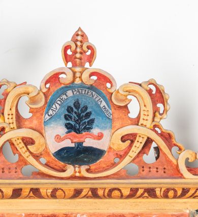 Zdjęcie nr 4: Umeblowanie zakrystii usytuowane jest wzdłuż ścian północnej, południowej i wschodniej pomieszczenia.  Na ścianie północnej, w części dolnej znajdują się trzy połączone ze sobą komody, każda o czterech szufladach, nakryte jednym blatem. W części górnej mieszczą się pięcioosiowe szafki z szufladami w cokole. Osie artykułowe są pilastrami hermowymi. Na osi środkowej szafka jest nieco wyższa i szersza z drzwiczkami dekorowanymi prostokątną, uszatą, oprofilowaną płyciną z malowanym przedstawieniem Chrystusa Eucharystycznego. Drzwiczki pozostałych szafek mają kształt stojących prostokątów i dekorowane są płycinami o wklęsłych narożach, zdobionymi gałązkami czerwonych róż, ułożonych w rokokowych wazonach. Ścianki zamknięte są niepełnym belkowaniem z gzymsem. W partii zwieńczenia osie artykułowane są cokolikami, na których ustawione są toczone, kuliste wazoniki. Pomiędzy nimi umieszczone są kartusze utworzone z ornamentu małżowinowo-chrząstkowego z malowanymi emblematami na owalnych medalionach, które ułożone są kolejno od lewej strony: 
1. Pionowo ustawiony miecz, ostrzem skierowany ku górze, połączony ze skrzyżowanymi berłem i dwoma kluczami, od których odchodzą fantazyjnie ułożone sznury w kolorze czerwonym. U góry napis na szarfie: „OBEDITE”.
2. W górnej części wyłaniająca się z chmur ręka trzymająca w dłoni węgielnicę i przymocowane do niej na łańcuszku tablice Dekalogu. Napis na szarfie: „OMNIA SVSTINET”.
3. Bóg Ojciec ukazany w półpostaci, lewą ręką opiera się na kuli ziemskiej, prawą czyni gest błogosławieństwa. 
4. Bujnie ulistnione, ciemnozielone drzewko spięte w dolnej części złotą formą w kształcie dwóch wywiniętych wolutek. Napis na szarfie: „GAVDET PATIENTIA DVRIS”. 
5. W górnej części obrazu z chmur wyłania się ręka, która zrzuca na ziemię iskrzący pocisk i dwa skrzyżowane pioruny, połączone parą białych skrzydeł. Napis „FORTIS VLTOR”.
 
Na ścianie środkowej, wschodniej znajduje się sarkofagowa mensa, powyżej parawanowa ścianka na profilowanym cokole, artykułowana pilastrami, pomiędzy którymi umieszczone są płyciny z kształcie leżących prostokątów z obrazami; ścianka zamknięta jest profilowanym gzymsem. W zwieńczeniu, na jej skrajach znajdują się owalne medaliony ujęte w kartusze z ornamentu małżowinowo-chrząstkowego. W medalionie po lewej stronie namalowane są litery alfa i omega na błękitnym tle oraz wstęga z napisem: „RENOVATUM A(NNO) D(OMINI) 1975”. Po prawej stronie analogiczny kartusz z literami w medalionie: „Ω / O / N” wpisane w formę krzyża, otoczonego niepełną aureolą; powyżej wstęga z napisem: „VIDENTEM AUDERE”. W płycinach obrazy przedstawiają świętych w ujęciu do pasa, zwróconych ku środkowi; od lewej:
1. Święty Demetriusz z włócznią opartą o prawy bark, ubrany w habit zakonu kanoników laterańskich od pokuty.
2. Święty Klet z aniołkiem, który trzyma w dłoni palmę męczeństwa i krzyż papieski. W prawym górnym narożu obrazu napis: „FAC HVIC SIGNO HONOREM”.
3. Święty Augustyn z gorejącym sercem na piersi i aniołkiem z łyżką i miseczką w dłoniach.
4. Święty ubrany w habit Marków, który trzyma w dłoni serce z krzyżem, podtrzymywane przez Chrystusa na obłokach – prawdopodobnie św. Cyriak, założyciel zakonu.
 
Na ścianie południowej znajduje się analogiczne umeblowanie, jak na ścianie północnej. W dolnej części dwie komody, a w miejscu trzeciej od wschodu szafka zdobiona dwiema uszatymi płycinami. Górna część mebla w przeciwieństwie do ściany północnej bez podwyższenia części środkowej. 
Na ścianie południowej:
1. Jasnobrązowa harfa na błękitnym tle i napis: „IN DOMINO”.
2. Ciemnobrązowy ptak i trzy podrywające się do lotu młode, w górnej części złote słońce i napis: „NON QUAE SVPER TERRAM.”
3. Po lewej stronie kompozycji wyłaniająca się z chmur ręka trzymająca skrzyżowane: miecz, czerwony krzyż i palmę. Napis: „NON ERVBESCO”.
4. W centrum przedstawienia krzak białej lilii o trzech rozgałęzieniach, w tle chmury w odcieniach koloru szaroniebieskiego. Napis na szarfie: „PER ARDVA DVLCIS”.
5. W lewej części kompozycji uskrzydlony jeleń, wspięty na tylnych nogach, po prawej stronie czarne i brązowe skały, w partii górnej otwarta korona, umieszczona pośrodku obłoku obwiedzionego biało-czerwonym pasem. Napis: „ET COMPREHENDATIS”.
 
W miejscu połączenia komód ścian północnej i południowej z dolną częścią konstrukcji na ścianie wschodniej znajdują się ukośnie ustawione, jednoskrzydłowe szafki o drzwiczkach dekorowanych prostokątną płyciną o wklęsłych narożach. Ścianki boczne części północnej i południowej zdobione są ukośną kratką. Powierzchnia szafek i komód pokryta jest polichromią imitującą marmur w kolorze beżowym, szarokremowym, różowym i rdzawym. Blaty malowane są farbą olejną w kolorze beżowym. Obramienia medalionów malowane w kolorze rdzawozłotym. Tło w większości medalionów w odcieniach błękitu, w górnych częściach majuskułowe napisy objaśniające przedstawienie, umieszczone w białych i półkoliście ułożonych szarfach. 