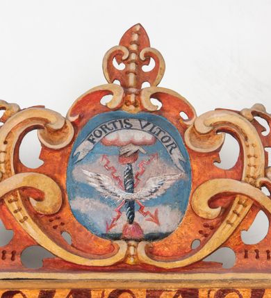 Zdjęcie nr 5: Umeblowanie zakrystii usytuowane jest wzdłuż ścian północnej, południowej i wschodniej pomieszczenia.  Na ścianie północnej, w części dolnej znajdują się trzy połączone ze sobą komody, każda o czterech szufladach, nakryte jednym blatem. W części górnej mieszczą się pięcioosiowe szafki z szufladami w cokole. Osie artykułowe są pilastrami hermowymi. Na osi środkowej szafka jest nieco wyższa i szersza z drzwiczkami dekorowanymi prostokątną, uszatą, oprofilowaną płyciną z malowanym przedstawieniem Chrystusa Eucharystycznego. Drzwiczki pozostałych szafek mają kształt stojących prostokątów i dekorowane są płycinami o wklęsłych narożach, zdobionymi gałązkami czerwonych róż, ułożonych w rokokowych wazonach. Ścianki zamknięte są niepełnym belkowaniem z gzymsem. W partii zwieńczenia osie artykułowane są cokolikami, na których ustawione są toczone, kuliste wazoniki. Pomiędzy nimi umieszczone są kartusze utworzone z ornamentu małżowinowo-chrząstkowego z malowanymi emblematami na owalnych medalionach, które ułożone są kolejno od lewej strony: 
1. Pionowo ustawiony miecz, ostrzem skierowany ku górze, połączony ze skrzyżowanymi berłem i dwoma kluczami, od których odchodzą fantazyjnie ułożone sznury w kolorze czerwonym. U góry napis na szarfie: „OBEDITE”.
2. W górnej części wyłaniająca się z chmur ręka trzymająca w dłoni węgielnicę i przymocowane do niej na łańcuszku tablice Dekalogu. Napis na szarfie: „OMNIA SVSTINET”.
3. Bóg Ojciec ukazany w półpostaci, lewą ręką opiera się na kuli ziemskiej, prawą czyni gest błogosławieństwa. 
4. Bujnie ulistnione, ciemnozielone drzewko spięte w dolnej części złotą formą w kształcie dwóch wywiniętych wolutek. Napis na szarfie: „GAVDET PATIENTIA DVRIS”. 
5. W górnej części obrazu z chmur wyłania się ręka, która zrzuca na ziemię iskrzący pocisk i dwa skrzyżowane pioruny, połączone parą białych skrzydeł. Napis „FORTIS VLTOR”.
 
Na ścianie środkowej, wschodniej znajduje się sarkofagowa mensa, powyżej parawanowa ścianka na profilowanym cokole, artykułowana pilastrami, pomiędzy którymi umieszczone są płyciny z kształcie leżących prostokątów z obrazami; ścianka zamknięta jest profilowanym gzymsem. W zwieńczeniu, na jej skrajach znajdują się owalne medaliony ujęte w kartusze z ornamentu małżowinowo-chrząstkowego. W medalionie po lewej stronie namalowane są litery alfa i omega na błękitnym tle oraz wstęga z napisem: „RENOVATUM A(NNO) D(OMINI) 1975”. Po prawej stronie analogiczny kartusz z literami w medalionie: „Ω / O / N” wpisane w formę krzyża, otoczonego niepełną aureolą; powyżej wstęga z napisem: „VIDENTEM AUDERE”. W płycinach obrazy przedstawiają świętych w ujęciu do pasa, zwróconych ku środkowi; od lewej:
1. Święty Demetriusz z włócznią opartą o prawy bark, ubrany w habit zakonu kanoników laterańskich od pokuty.
2. Święty Klet z aniołkiem, który trzyma w dłoni palmę męczeństwa i krzyż papieski. W prawym górnym narożu obrazu napis: „FAC HVIC SIGNO HONOREM”.
3. Święty Augustyn z gorejącym sercem na piersi i aniołkiem z łyżką i miseczką w dłoniach.
4. Święty ubrany w habit Marków, który trzyma w dłoni serce z krzyżem, podtrzymywane przez Chrystusa na obłokach – prawdopodobnie św. Cyriak, założyciel zakonu.
 
Na ścianie południowej znajduje się analogiczne umeblowanie, jak na ścianie północnej. W dolnej części dwie komody, a w miejscu trzeciej od wschodu szafka zdobiona dwiema uszatymi płycinami. Górna część mebla w przeciwieństwie do ściany północnej bez podwyższenia części środkowej. 
Na ścianie południowej:
1. Jasnobrązowa harfa na błękitnym tle i napis: „IN DOMINO”.
2. Ciemnobrązowy ptak i trzy podrywające się do lotu młode, w górnej części złote słońce i napis: „NON QUAE SVPER TERRAM.”
3. Po lewej stronie kompozycji wyłaniająca się z chmur ręka trzymająca skrzyżowane: miecz, czerwony krzyż i palmę. Napis: „NON ERVBESCO”.
4. W centrum przedstawienia krzak białej lilii o trzech rozgałęzieniach, w tle chmury w odcieniach koloru szaroniebieskiego. Napis na szarfie: „PER ARDVA DVLCIS”.
5. W lewej części kompozycji uskrzydlony jeleń, wspięty na tylnych nogach, po prawej stronie czarne i brązowe skały, w partii górnej otwarta korona, umieszczona pośrodku obłoku obwiedzionego biało-czerwonym pasem. Napis: „ET COMPREHENDATIS”.
 
W miejscu połączenia komód ścian północnej i południowej z dolną częścią konstrukcji na ścianie wschodniej znajdują się ukośnie ustawione, jednoskrzydłowe szafki o drzwiczkach dekorowanych prostokątną płyciną o wklęsłych narożach. Ścianki boczne części północnej i południowej zdobione są ukośną kratką. Powierzchnia szafek i komód pokryta jest polichromią imitującą marmur w kolorze beżowym, szarokremowym, różowym i rdzawym. Blaty malowane są farbą olejną w kolorze beżowym. Obramienia medalionów malowane w kolorze rdzawozłotym. Tło w większości medalionów w odcieniach błękitu, w górnych częściach majuskułowe napisy objaśniające przedstawienie, umieszczone w białych i półkoliście ułożonych szarfach. 