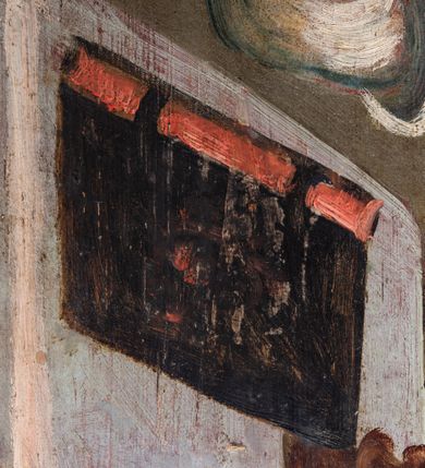 Zdjęcie nr 19: Umeblowanie zakrystii usytuowane jest wzdłuż ścian północnej, południowej i wschodniej pomieszczenia.  Na ścianie północnej, w części dolnej znajdują się trzy połączone ze sobą komody, każda o czterech szufladach, nakryte jednym blatem. W części górnej mieszczą się pięcioosiowe szafki z szufladami w cokole. Osie artykułowe są pilastrami hermowymi. Na osi środkowej szafka jest nieco wyższa i szersza z drzwiczkami dekorowanymi prostokątną, uszatą, oprofilowaną płyciną z malowanym przedstawieniem Chrystusa Eucharystycznego. Drzwiczki pozostałych szafek mają kształt stojących prostokątów i dekorowane są płycinami o wklęsłych narożach, zdobionymi gałązkami czerwonych róż, ułożonych w rokokowych wazonach. Ścianki zamknięte są niepełnym belkowaniem z gzymsem. W partii zwieńczenia osie artykułowane są cokolikami, na których ustawione są toczone, kuliste wazoniki. Pomiędzy nimi umieszczone są kartusze utworzone z ornamentu małżowinowo-chrząstkowego z malowanymi emblematami na owalnych medalionach, które ułożone są kolejno od lewej strony: 
1. Pionowo ustawiony miecz, ostrzem skierowany ku górze, połączony ze skrzyżowanymi berłem i dwoma kluczami, od których odchodzą fantazyjnie ułożone sznury w kolorze czerwonym. U góry napis na szarfie: „OBEDITE”.
2. W górnej części wyłaniająca się z chmur ręka trzymająca w dłoni węgielnicę i przymocowane do niej na łańcuszku tablice Dekalogu. Napis na szarfie: „OMNIA SVSTINET”.
3. Bóg Ojciec ukazany w półpostaci, lewą ręką opiera się na kuli ziemskiej, prawą czyni gest błogosławieństwa. 
4. Bujnie ulistnione, ciemnozielone drzewko spięte w dolnej części złotą formą w kształcie dwóch wywiniętych wolutek. Napis na szarfie: „GAVDET PATIENTIA DVRIS”. 
5. W górnej części obrazu z chmur wyłania się ręka, która zrzuca na ziemię iskrzący pocisk i dwa skrzyżowane pioruny, połączone parą białych skrzydeł. Napis „FORTIS VLTOR”.
 
Na ścianie środkowej, wschodniej znajduje się sarkofagowa mensa, powyżej parawanowa ścianka na profilowanym cokole, artykułowana pilastrami, pomiędzy którymi umieszczone są płyciny z kształcie leżących prostokątów z obrazami; ścianka zamknięta jest profilowanym gzymsem. W zwieńczeniu, na jej skrajach znajdują się owalne medaliony ujęte w kartusze z ornamentu małżowinowo-chrząstkowego. W medalionie po lewej stronie namalowane są litery alfa i omega na błękitnym tle oraz wstęga z napisem: „RENOVATUM A(NNO) D(OMINI) 1975”. Po prawej stronie analogiczny kartusz z literami w medalionie: „Ω / O / N” wpisane w formę krzyża, otoczonego niepełną aureolą; powyżej wstęga z napisem: „VIDENTEM AUDERE”. W płycinach obrazy przedstawiają świętych w ujęciu do pasa, zwróconych ku środkowi; od lewej:
1. Święty Demetriusz z włócznią opartą o prawy bark, ubrany w habit zakonu kanoników laterańskich od pokuty.
2. Święty Klet z aniołkiem, który trzyma w dłoni palmę męczeństwa i krzyż papieski. W prawym górnym narożu obrazu napis: „FAC HVIC SIGNO HONOREM”.
3. Święty Augustyn z gorejącym sercem na piersi i aniołkiem z łyżką i miseczką w dłoniach.
4. Święty ubrany w habit Marków, który trzyma w dłoni serce z krzyżem, podtrzymywane przez Chrystusa na obłokach – prawdopodobnie św. Cyriak, założyciel zakonu.
 
Na ścianie południowej znajduje się analogiczne umeblowanie, jak na ścianie północnej. W dolnej części dwie komody, a w miejscu trzeciej od wschodu szafka zdobiona dwiema uszatymi płycinami. Górna część mebla w przeciwieństwie do ściany północnej bez podwyższenia części środkowej. 
Na ścianie południowej:
1. Jasnobrązowa harfa na błękitnym tle i napis: „IN DOMINO”.
2. Ciemnobrązowy ptak i trzy podrywające się do lotu młode, w górnej części złote słońce i napis: „NON QUAE SVPER TERRAM.”
3. Po lewej stronie kompozycji wyłaniająca się z chmur ręka trzymająca skrzyżowane: miecz, czerwony krzyż i palmę. Napis: „NON ERVBESCO”.
4. W centrum przedstawienia krzak białej lilii o trzech rozgałęzieniach, w tle chmury w odcieniach koloru szaroniebieskiego. Napis na szarfie: „PER ARDVA DVLCIS”.
5. W lewej części kompozycji uskrzydlony jeleń, wspięty na tylnych nogach, po prawej stronie czarne i brązowe skały, w partii górnej otwarta korona, umieszczona pośrodku obłoku obwiedzionego biało-czerwonym pasem. Napis: „ET COMPREHENDATIS”.
 
W miejscu połączenia komód ścian północnej i południowej z dolną częścią konstrukcji na ścianie wschodniej znajdują się ukośnie ustawione, jednoskrzydłowe szafki o drzwiczkach dekorowanych prostokątną płyciną o wklęsłych narożach. Ścianki boczne części północnej i południowej zdobione są ukośną kratką. Powierzchnia szafek i komód pokryta jest polichromią imitującą marmur w kolorze beżowym, szarokremowym, różowym i rdzawym. Blaty malowane są farbą olejną w kolorze beżowym. Obramienia medalionów malowane w kolorze rdzawozłotym. Tło w większości medalionów w odcieniach błękitu, w górnych częściach majuskułowe napisy objaśniające przedstawienie, umieszczone w białych i półkoliście ułożonych szarfach. 