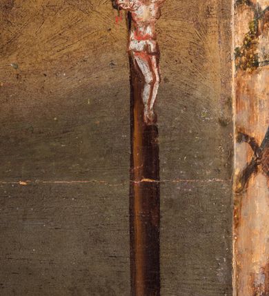 Zdjęcie nr 20: Umeblowanie zakrystii usytuowane jest wzdłuż ścian północnej, południowej i wschodniej pomieszczenia.  Na ścianie północnej, w części dolnej znajdują się trzy połączone ze sobą komody, każda o czterech szufladach, nakryte jednym blatem. W części górnej mieszczą się pięcioosiowe szafki z szufladami w cokole. Osie artykułowe są pilastrami hermowymi. Na osi środkowej szafka jest nieco wyższa i szersza z drzwiczkami dekorowanymi prostokątną, uszatą, oprofilowaną płyciną z malowanym przedstawieniem Chrystusa Eucharystycznego. Drzwiczki pozostałych szafek mają kształt stojących prostokątów i dekorowane są płycinami o wklęsłych narożach, zdobionymi gałązkami czerwonych róż, ułożonych w rokokowych wazonach. Ścianki zamknięte są niepełnym belkowaniem z gzymsem. W partii zwieńczenia osie artykułowane są cokolikami, na których ustawione są toczone, kuliste wazoniki. Pomiędzy nimi umieszczone są kartusze utworzone z ornamentu małżowinowo-chrząstkowego z malowanymi emblematami na owalnych medalionach, które ułożone są kolejno od lewej strony: 
1. Pionowo ustawiony miecz, ostrzem skierowany ku górze, połączony ze skrzyżowanymi berłem i dwoma kluczami, od których odchodzą fantazyjnie ułożone sznury w kolorze czerwonym. U góry napis na szarfie: „OBEDITE”.
2. W górnej części wyłaniająca się z chmur ręka trzymająca w dłoni węgielnicę i przymocowane do niej na łańcuszku tablice Dekalogu. Napis na szarfie: „OMNIA SVSTINET”.
3. Bóg Ojciec ukazany w półpostaci, lewą ręką opiera się na kuli ziemskiej, prawą czyni gest błogosławieństwa. 
4. Bujnie ulistnione, ciemnozielone drzewko spięte w dolnej części złotą formą w kształcie dwóch wywiniętych wolutek. Napis na szarfie: „GAVDET PATIENTIA DVRIS”. 
5. W górnej części obrazu z chmur wyłania się ręka, która zrzuca na ziemię iskrzący pocisk i dwa skrzyżowane pioruny, połączone parą białych skrzydeł. Napis „FORTIS VLTOR”.
 
Na ścianie środkowej, wschodniej znajduje się sarkofagowa mensa, powyżej parawanowa ścianka na profilowanym cokole, artykułowana pilastrami, pomiędzy którymi umieszczone są płyciny z kształcie leżących prostokątów z obrazami; ścianka zamknięta jest profilowanym gzymsem. W zwieńczeniu, na jej skrajach znajdują się owalne medaliony ujęte w kartusze z ornamentu małżowinowo-chrząstkowego. W medalionie po lewej stronie namalowane są litery alfa i omega na błękitnym tle oraz wstęga z napisem: „RENOVATUM A(NNO) D(OMINI) 1975”. Po prawej stronie analogiczny kartusz z literami w medalionie: „Ω / O / N” wpisane w formę krzyża, otoczonego niepełną aureolą; powyżej wstęga z napisem: „VIDENTEM AUDERE”. W płycinach obrazy przedstawiają świętych w ujęciu do pasa, zwróconych ku środkowi; od lewej:
1. Święty Demetriusz z włócznią opartą o prawy bark, ubrany w habit zakonu kanoników laterańskich od pokuty.
2. Święty Klet z aniołkiem, który trzyma w dłoni palmę męczeństwa i krzyż papieski. W prawym górnym narożu obrazu napis: „FAC HVIC SIGNO HONOREM”.
3. Święty Augustyn z gorejącym sercem na piersi i aniołkiem z łyżką i miseczką w dłoniach.
4. Święty ubrany w habit Marków, który trzyma w dłoni serce z krzyżem, podtrzymywane przez Chrystusa na obłokach – prawdopodobnie św. Cyriak, założyciel zakonu.
 
Na ścianie południowej znajduje się analogiczne umeblowanie, jak na ścianie północnej. W dolnej części dwie komody, a w miejscu trzeciej od wschodu szafka zdobiona dwiema uszatymi płycinami. Górna część mebla w przeciwieństwie do ściany północnej bez podwyższenia części środkowej. 
Na ścianie południowej:
1. Jasnobrązowa harfa na błękitnym tle i napis: „IN DOMINO”.
2. Ciemnobrązowy ptak i trzy podrywające się do lotu młode, w górnej części złote słońce i napis: „NON QUAE SVPER TERRAM.”
3. Po lewej stronie kompozycji wyłaniająca się z chmur ręka trzymająca skrzyżowane: miecz, czerwony krzyż i palmę. Napis: „NON ERVBESCO”.
4. W centrum przedstawienia krzak białej lilii o trzech rozgałęzieniach, w tle chmury w odcieniach koloru szaroniebieskiego. Napis na szarfie: „PER ARDVA DVLCIS”.
5. W lewej części kompozycji uskrzydlony jeleń, wspięty na tylnych nogach, po prawej stronie czarne i brązowe skały, w partii górnej otwarta korona, umieszczona pośrodku obłoku obwiedzionego biało-czerwonym pasem. Napis: „ET COMPREHENDATIS”.
 
W miejscu połączenia komód ścian północnej i południowej z dolną częścią konstrukcji na ścianie wschodniej znajdują się ukośnie ustawione, jednoskrzydłowe szafki o drzwiczkach dekorowanych prostokątną płyciną o wklęsłych narożach. Ścianki boczne części północnej i południowej zdobione są ukośną kratką. Powierzchnia szafek i komód pokryta jest polichromią imitującą marmur w kolorze beżowym, szarokremowym, różowym i rdzawym. Blaty malowane są farbą olejną w kolorze beżowym. Obramienia medalionów malowane w kolorze rdzawozłotym. Tło w większości medalionów w odcieniach błękitu, w górnych częściach majuskułowe napisy objaśniające przedstawienie, umieszczone w białych i półkoliście ułożonych szarfach. 