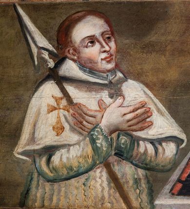 Zdjęcie nr 22: Umeblowanie zakrystii usytuowane jest wzdłuż ścian północnej, południowej i wschodniej pomieszczenia.  Na ścianie północnej, w części dolnej znajdują się trzy połączone ze sobą komody, każda o czterech szufladach, nakryte jednym blatem. W części górnej mieszczą się pięcioosiowe szafki z szufladami w cokole. Osie artykułowe są pilastrami hermowymi. Na osi środkowej szafka jest nieco wyższa i szersza z drzwiczkami dekorowanymi prostokątną, uszatą, oprofilowaną płyciną z malowanym przedstawieniem Chrystusa Eucharystycznego. Drzwiczki pozostałych szafek mają kształt stojących prostokątów i dekorowane są płycinami o wklęsłych narożach, zdobionymi gałązkami czerwonych róż, ułożonych w rokokowych wazonach. Ścianki zamknięte są niepełnym belkowaniem z gzymsem. W partii zwieńczenia osie artykułowane są cokolikami, na których ustawione są toczone, kuliste wazoniki. Pomiędzy nimi umieszczone są kartusze utworzone z ornamentu małżowinowo-chrząstkowego z malowanymi emblematami na owalnych medalionach, które ułożone są kolejno od lewej strony: 
1. Pionowo ustawiony miecz, ostrzem skierowany ku górze, połączony ze skrzyżowanymi berłem i dwoma kluczami, od których odchodzą fantazyjnie ułożone sznury w kolorze czerwonym. U góry napis na szarfie: „OBEDITE”.
2. W górnej części wyłaniająca się z chmur ręka trzymająca w dłoni węgielnicę i przymocowane do niej na łańcuszku tablice Dekalogu. Napis na szarfie: „OMNIA SVSTINET”.
3. Bóg Ojciec ukazany w półpostaci, lewą ręką opiera się na kuli ziemskiej, prawą czyni gest błogosławieństwa. 
4. Bujnie ulistnione, ciemnozielone drzewko spięte w dolnej części złotą formą w kształcie dwóch wywiniętych wolutek. Napis na szarfie: „GAVDET PATIENTIA DVRIS”. 
5. W górnej części obrazu z chmur wyłania się ręka, która zrzuca na ziemię iskrzący pocisk i dwa skrzyżowane pioruny, połączone parą białych skrzydeł. Napis „FORTIS VLTOR”.
 
Na ścianie środkowej, wschodniej znajduje się sarkofagowa mensa, powyżej parawanowa ścianka na profilowanym cokole, artykułowana pilastrami, pomiędzy którymi umieszczone są płyciny z kształcie leżących prostokątów z obrazami; ścianka zamknięta jest profilowanym gzymsem. W zwieńczeniu, na jej skrajach znajdują się owalne medaliony ujęte w kartusze z ornamentu małżowinowo-chrząstkowego. W medalionie po lewej stronie namalowane są litery alfa i omega na błękitnym tle oraz wstęga z napisem: „RENOVATUM A(NNO) D(OMINI) 1975”. Po prawej stronie analogiczny kartusz z literami w medalionie: „Ω / O / N” wpisane w formę krzyża, otoczonego niepełną aureolą; powyżej wstęga z napisem: „VIDENTEM AUDERE”. W płycinach obrazy przedstawiają świętych w ujęciu do pasa, zwróconych ku środkowi; od lewej:
1. Święty Demetriusz z włócznią opartą o prawy bark, ubrany w habit zakonu kanoników laterańskich od pokuty.
2. Święty Klet z aniołkiem, który trzyma w dłoni palmę męczeństwa i krzyż papieski. W prawym górnym narożu obrazu napis: „FAC HVIC SIGNO HONOREM”.
3. Święty Augustyn z gorejącym sercem na piersi i aniołkiem z łyżką i miseczką w dłoniach.
4. Święty ubrany w habit Marków, który trzyma w dłoni serce z krzyżem, podtrzymywane przez Chrystusa na obłokach – prawdopodobnie św. Cyriak, założyciel zakonu.
 
Na ścianie południowej znajduje się analogiczne umeblowanie, jak na ścianie północnej. W dolnej części dwie komody, a w miejscu trzeciej od wschodu szafka zdobiona dwiema uszatymi płycinami. Górna część mebla w przeciwieństwie do ściany północnej bez podwyższenia części środkowej. 
Na ścianie południowej:
1. Jasnobrązowa harfa na błękitnym tle i napis: „IN DOMINO”.
2. Ciemnobrązowy ptak i trzy podrywające się do lotu młode, w górnej części złote słońce i napis: „NON QUAE SVPER TERRAM.”
3. Po lewej stronie kompozycji wyłaniająca się z chmur ręka trzymająca skrzyżowane: miecz, czerwony krzyż i palmę. Napis: „NON ERVBESCO”.
4. W centrum przedstawienia krzak białej lilii o trzech rozgałęzieniach, w tle chmury w odcieniach koloru szaroniebieskiego. Napis na szarfie: „PER ARDVA DVLCIS”.
5. W lewej części kompozycji uskrzydlony jeleń, wspięty na tylnych nogach, po prawej stronie czarne i brązowe skały, w partii górnej otwarta korona, umieszczona pośrodku obłoku obwiedzionego biało-czerwonym pasem. Napis: „ET COMPREHENDATIS”.
 
W miejscu połączenia komód ścian północnej i południowej z dolną częścią konstrukcji na ścianie wschodniej znajdują się ukośnie ustawione, jednoskrzydłowe szafki o drzwiczkach dekorowanych prostokątną płyciną o wklęsłych narożach. Ścianki boczne części północnej i południowej zdobione są ukośną kratką. Powierzchnia szafek i komód pokryta jest polichromią imitującą marmur w kolorze beżowym, szarokremowym, różowym i rdzawym. Blaty malowane są farbą olejną w kolorze beżowym. Obramienia medalionów malowane w kolorze rdzawozłotym. Tło w większości medalionów w odcieniach błękitu, w górnych częściach majuskułowe napisy objaśniające przedstawienie, umieszczone w białych i półkoliście ułożonych szarfach. 