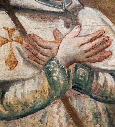 Zdjęcie nr 21: Umeblowanie zakrystii usytuowane jest wzdłuż ścian północnej, południowej i wschodniej pomieszczenia.  Na ścianie północnej, w części dolnej znajdują się trzy połączone ze sobą komody, każda o czterech szufladach, nakryte jednym blatem. W części górnej mieszczą się pięcioosiowe szafki z szufladami w cokole. Osie artykułowe są pilastrami hermowymi. Na osi środkowej szafka jest nieco wyższa i szersza z drzwiczkami dekorowanymi prostokątną, uszatą, oprofilowaną płyciną z malowanym przedstawieniem Chrystusa Eucharystycznego. Drzwiczki pozostałych szafek mają kształt stojących prostokątów i dekorowane są płycinami o wklęsłych narożach, zdobionymi gałązkami czerwonych róż, ułożonych w rokokowych wazonach. Ścianki zamknięte są niepełnym belkowaniem z gzymsem. W partii zwieńczenia osie artykułowane są cokolikami, na których ustawione są toczone, kuliste wazoniki. Pomiędzy nimi umieszczone są kartusze utworzone z ornamentu małżowinowo-chrząstkowego z malowanymi emblematami na owalnych medalionach, które ułożone są kolejno od lewej strony: 
1. Pionowo ustawiony miecz, ostrzem skierowany ku górze, połączony ze skrzyżowanymi berłem i dwoma kluczami, od których odchodzą fantazyjnie ułożone sznury w kolorze czerwonym. U góry napis na szarfie: „OBEDITE”.
2. W górnej części wyłaniająca się z chmur ręka trzymająca w dłoni węgielnicę i przymocowane do niej na łańcuszku tablice Dekalogu. Napis na szarfie: „OMNIA SVSTINET”.
3. Bóg Ojciec ukazany w półpostaci, lewą ręką opiera się na kuli ziemskiej, prawą czyni gest błogosławieństwa. 
4. Bujnie ulistnione, ciemnozielone drzewko spięte w dolnej części złotą formą w kształcie dwóch wywiniętych wolutek. Napis na szarfie: „GAVDET PATIENTIA DVRIS”. 
5. W górnej części obrazu z chmur wyłania się ręka, która zrzuca na ziemię iskrzący pocisk i dwa skrzyżowane pioruny, połączone parą białych skrzydeł. Napis „FORTIS VLTOR”.
 
Na ścianie środkowej, wschodniej znajduje się sarkofagowa mensa, powyżej parawanowa ścianka na profilowanym cokole, artykułowana pilastrami, pomiędzy którymi umieszczone są płyciny z kształcie leżących prostokątów z obrazami; ścianka zamknięta jest profilowanym gzymsem. W zwieńczeniu, na jej skrajach znajdują się owalne medaliony ujęte w kartusze z ornamentu małżowinowo-chrząstkowego. W medalionie po lewej stronie namalowane są litery alfa i omega na błękitnym tle oraz wstęga z napisem: „RENOVATUM A(NNO) D(OMINI) 1975”. Po prawej stronie analogiczny kartusz z literami w medalionie: „Ω / O / N” wpisane w formę krzyża, otoczonego niepełną aureolą; powyżej wstęga z napisem: „VIDENTEM AUDERE”. W płycinach obrazy przedstawiają świętych w ujęciu do pasa, zwróconych ku środkowi; od lewej:
1. Święty Demetriusz z włócznią opartą o prawy bark, ubrany w habit zakonu kanoników laterańskich od pokuty.
2. Święty Klet z aniołkiem, który trzyma w dłoni palmę męczeństwa i krzyż papieski. W prawym górnym narożu obrazu napis: „FAC HVIC SIGNO HONOREM”.
3. Święty Augustyn z gorejącym sercem na piersi i aniołkiem z łyżką i miseczką w dłoniach.
4. Święty ubrany w habit Marków, który trzyma w dłoni serce z krzyżem, podtrzymywane przez Chrystusa na obłokach – prawdopodobnie św. Cyriak, założyciel zakonu.
 
Na ścianie południowej znajduje się analogiczne umeblowanie, jak na ścianie północnej. W dolnej części dwie komody, a w miejscu trzeciej od wschodu szafka zdobiona dwiema uszatymi płycinami. Górna część mebla w przeciwieństwie do ściany północnej bez podwyższenia części środkowej. 
Na ścianie południowej:
1. Jasnobrązowa harfa na błękitnym tle i napis: „IN DOMINO”.
2. Ciemnobrązowy ptak i trzy podrywające się do lotu młode, w górnej części złote słońce i napis: „NON QUAE SVPER TERRAM.”
3. Po lewej stronie kompozycji wyłaniająca się z chmur ręka trzymająca skrzyżowane: miecz, czerwony krzyż i palmę. Napis: „NON ERVBESCO”.
4. W centrum przedstawienia krzak białej lilii o trzech rozgałęzieniach, w tle chmury w odcieniach koloru szaroniebieskiego. Napis na szarfie: „PER ARDVA DVLCIS”.
5. W lewej części kompozycji uskrzydlony jeleń, wspięty na tylnych nogach, po prawej stronie czarne i brązowe skały, w partii górnej otwarta korona, umieszczona pośrodku obłoku obwiedzionego biało-czerwonym pasem. Napis: „ET COMPREHENDATIS”.
 
W miejscu połączenia komód ścian północnej i południowej z dolną częścią konstrukcji na ścianie wschodniej znajdują się ukośnie ustawione, jednoskrzydłowe szafki o drzwiczkach dekorowanych prostokątną płyciną o wklęsłych narożach. Ścianki boczne części północnej i południowej zdobione są ukośną kratką. Powierzchnia szafek i komód pokryta jest polichromią imitującą marmur w kolorze beżowym, szarokremowym, różowym i rdzawym. Blaty malowane są farbą olejną w kolorze beżowym. Obramienia medalionów malowane w kolorze rdzawozłotym. Tło w większości medalionów w odcieniach błękitu, w górnych częściach majuskułowe napisy objaśniające przedstawienie, umieszczone w białych i półkoliście ułożonych szarfach. 