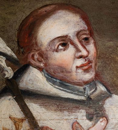 Zdjęcie nr 23: Umeblowanie zakrystii usytuowane jest wzdłuż ścian północnej, południowej i wschodniej pomieszczenia.  Na ścianie północnej, w części dolnej znajdują się trzy połączone ze sobą komody, każda o czterech szufladach, nakryte jednym blatem. W części górnej mieszczą się pięcioosiowe szafki z szufladami w cokole. Osie artykułowe są pilastrami hermowymi. Na osi środkowej szafka jest nieco wyższa i szersza z drzwiczkami dekorowanymi prostokątną, uszatą, oprofilowaną płyciną z malowanym przedstawieniem Chrystusa Eucharystycznego. Drzwiczki pozostałych szafek mają kształt stojących prostokątów i dekorowane są płycinami o wklęsłych narożach, zdobionymi gałązkami czerwonych róż, ułożonych w rokokowych wazonach. Ścianki zamknięte są niepełnym belkowaniem z gzymsem. W partii zwieńczenia osie artykułowane są cokolikami, na których ustawione są toczone, kuliste wazoniki. Pomiędzy nimi umieszczone są kartusze utworzone z ornamentu małżowinowo-chrząstkowego z malowanymi emblematami na owalnych medalionach, które ułożone są kolejno od lewej strony: 
1. Pionowo ustawiony miecz, ostrzem skierowany ku górze, połączony ze skrzyżowanymi berłem i dwoma kluczami, od których odchodzą fantazyjnie ułożone sznury w kolorze czerwonym. U góry napis na szarfie: „OBEDITE”.
2. W górnej części wyłaniająca się z chmur ręka trzymająca w dłoni węgielnicę i przymocowane do niej na łańcuszku tablice Dekalogu. Napis na szarfie: „OMNIA SVSTINET”.
3. Bóg Ojciec ukazany w półpostaci, lewą ręką opiera się na kuli ziemskiej, prawą czyni gest błogosławieństwa. 
4. Bujnie ulistnione, ciemnozielone drzewko spięte w dolnej części złotą formą w kształcie dwóch wywiniętych wolutek. Napis na szarfie: „GAVDET PATIENTIA DVRIS”. 
5. W górnej części obrazu z chmur wyłania się ręka, która zrzuca na ziemię iskrzący pocisk i dwa skrzyżowane pioruny, połączone parą białych skrzydeł. Napis „FORTIS VLTOR”.
 
Na ścianie środkowej, wschodniej znajduje się sarkofagowa mensa, powyżej parawanowa ścianka na profilowanym cokole, artykułowana pilastrami, pomiędzy którymi umieszczone są płyciny z kształcie leżących prostokątów z obrazami; ścianka zamknięta jest profilowanym gzymsem. W zwieńczeniu, na jej skrajach znajdują się owalne medaliony ujęte w kartusze z ornamentu małżowinowo-chrząstkowego. W medalionie po lewej stronie namalowane są litery alfa i omega na błękitnym tle oraz wstęga z napisem: „RENOVATUM A(NNO) D(OMINI) 1975”. Po prawej stronie analogiczny kartusz z literami w medalionie: „Ω / O / N” wpisane w formę krzyża, otoczonego niepełną aureolą; powyżej wstęga z napisem: „VIDENTEM AUDERE”. W płycinach obrazy przedstawiają świętych w ujęciu do pasa, zwróconych ku środkowi; od lewej:
1. Święty Demetriusz z włócznią opartą o prawy bark, ubrany w habit zakonu kanoników laterańskich od pokuty.
2. Święty Klet z aniołkiem, który trzyma w dłoni palmę męczeństwa i krzyż papieski. W prawym górnym narożu obrazu napis: „FAC HVIC SIGNO HONOREM”.
3. Święty Augustyn z gorejącym sercem na piersi i aniołkiem z łyżką i miseczką w dłoniach.
4. Święty ubrany w habit Marków, który trzyma w dłoni serce z krzyżem, podtrzymywane przez Chrystusa na obłokach – prawdopodobnie św. Cyriak, założyciel zakonu.
 
Na ścianie południowej znajduje się analogiczne umeblowanie, jak na ścianie północnej. W dolnej części dwie komody, a w miejscu trzeciej od wschodu szafka zdobiona dwiema uszatymi płycinami. Górna część mebla w przeciwieństwie do ściany północnej bez podwyższenia części środkowej. 
Na ścianie południowej:
1. Jasnobrązowa harfa na błękitnym tle i napis: „IN DOMINO”.
2. Ciemnobrązowy ptak i trzy podrywające się do lotu młode, w górnej części złote słońce i napis: „NON QUAE SVPER TERRAM.”
3. Po lewej stronie kompozycji wyłaniająca się z chmur ręka trzymająca skrzyżowane: miecz, czerwony krzyż i palmę. Napis: „NON ERVBESCO”.
4. W centrum przedstawienia krzak białej lilii o trzech rozgałęzieniach, w tle chmury w odcieniach koloru szaroniebieskiego. Napis na szarfie: „PER ARDVA DVLCIS”.
5. W lewej części kompozycji uskrzydlony jeleń, wspięty na tylnych nogach, po prawej stronie czarne i brązowe skały, w partii górnej otwarta korona, umieszczona pośrodku obłoku obwiedzionego biało-czerwonym pasem. Napis: „ET COMPREHENDATIS”.
 
W miejscu połączenia komód ścian północnej i południowej z dolną częścią konstrukcji na ścianie wschodniej znajdują się ukośnie ustawione, jednoskrzydłowe szafki o drzwiczkach dekorowanych prostokątną płyciną o wklęsłych narożach. Ścianki boczne części północnej i południowej zdobione są ukośną kratką. Powierzchnia szafek i komód pokryta jest polichromią imitującą marmur w kolorze beżowym, szarokremowym, różowym i rdzawym. Blaty malowane są farbą olejną w kolorze beżowym. Obramienia medalionów malowane w kolorze rdzawozłotym. Tło w większości medalionów w odcieniach błękitu, w górnych częściach majuskułowe napisy objaśniające przedstawienie, umieszczone w białych i półkoliście ułożonych szarfach. 