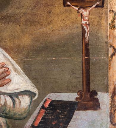 Zdjęcie nr 24: Umeblowanie zakrystii usytuowane jest wzdłuż ścian północnej, południowej i wschodniej pomieszczenia.  Na ścianie północnej, w części dolnej znajdują się trzy połączone ze sobą komody, każda o czterech szufladach, nakryte jednym blatem. W części górnej mieszczą się pięcioosiowe szafki z szufladami w cokole. Osie artykułowe są pilastrami hermowymi. Na osi środkowej szafka jest nieco wyższa i szersza z drzwiczkami dekorowanymi prostokątną, uszatą, oprofilowaną płyciną z malowanym przedstawieniem Chrystusa Eucharystycznego. Drzwiczki pozostałych szafek mają kształt stojących prostokątów i dekorowane są płycinami o wklęsłych narożach, zdobionymi gałązkami czerwonych róż, ułożonych w rokokowych wazonach. Ścianki zamknięte są niepełnym belkowaniem z gzymsem. W partii zwieńczenia osie artykułowane są cokolikami, na których ustawione są toczone, kuliste wazoniki. Pomiędzy nimi umieszczone są kartusze utworzone z ornamentu małżowinowo-chrząstkowego z malowanymi emblematami na owalnych medalionach, które ułożone są kolejno od lewej strony: 
1. Pionowo ustawiony miecz, ostrzem skierowany ku górze, połączony ze skrzyżowanymi berłem i dwoma kluczami, od których odchodzą fantazyjnie ułożone sznury w kolorze czerwonym. U góry napis na szarfie: „OBEDITE”.
2. W górnej części wyłaniająca się z chmur ręka trzymająca w dłoni węgielnicę i przymocowane do niej na łańcuszku tablice Dekalogu. Napis na szarfie: „OMNIA SVSTINET”.
3. Bóg Ojciec ukazany w półpostaci, lewą ręką opiera się na kuli ziemskiej, prawą czyni gest błogosławieństwa. 
4. Bujnie ulistnione, ciemnozielone drzewko spięte w dolnej części złotą formą w kształcie dwóch wywiniętych wolutek. Napis na szarfie: „GAVDET PATIENTIA DVRIS”. 
5. W górnej części obrazu z chmur wyłania się ręka, która zrzuca na ziemię iskrzący pocisk i dwa skrzyżowane pioruny, połączone parą białych skrzydeł. Napis „FORTIS VLTOR”.
 
Na ścianie środkowej, wschodniej znajduje się sarkofagowa mensa, powyżej parawanowa ścianka na profilowanym cokole, artykułowana pilastrami, pomiędzy którymi umieszczone są płyciny z kształcie leżących prostokątów z obrazami; ścianka zamknięta jest profilowanym gzymsem. W zwieńczeniu, na jej skrajach znajdują się owalne medaliony ujęte w kartusze z ornamentu małżowinowo-chrząstkowego. W medalionie po lewej stronie namalowane są litery alfa i omega na błękitnym tle oraz wstęga z napisem: „RENOVATUM A(NNO) D(OMINI) 1975”. Po prawej stronie analogiczny kartusz z literami w medalionie: „Ω / O / N” wpisane w formę krzyża, otoczonego niepełną aureolą; powyżej wstęga z napisem: „VIDENTEM AUDERE”. W płycinach obrazy przedstawiają świętych w ujęciu do pasa, zwróconych ku środkowi; od lewej:
1. Święty Demetriusz z włócznią opartą o prawy bark, ubrany w habit zakonu kanoników laterańskich od pokuty.
2. Święty Klet z aniołkiem, który trzyma w dłoni palmę męczeństwa i krzyż papieski. W prawym górnym narożu obrazu napis: „FAC HVIC SIGNO HONOREM”.
3. Święty Augustyn z gorejącym sercem na piersi i aniołkiem z łyżką i miseczką w dłoniach.
4. Święty ubrany w habit Marków, który trzyma w dłoni serce z krzyżem, podtrzymywane przez Chrystusa na obłokach – prawdopodobnie św. Cyriak, założyciel zakonu.
 
Na ścianie południowej znajduje się analogiczne umeblowanie, jak na ścianie północnej. W dolnej części dwie komody, a w miejscu trzeciej od wschodu szafka zdobiona dwiema uszatymi płycinami. Górna część mebla w przeciwieństwie do ściany północnej bez podwyższenia części środkowej. 
Na ścianie południowej:
1. Jasnobrązowa harfa na błękitnym tle i napis: „IN DOMINO”.
2. Ciemnobrązowy ptak i trzy podrywające się do lotu młode, w górnej części złote słońce i napis: „NON QUAE SVPER TERRAM.”
3. Po lewej stronie kompozycji wyłaniająca się z chmur ręka trzymająca skrzyżowane: miecz, czerwony krzyż i palmę. Napis: „NON ERVBESCO”.
4. W centrum przedstawienia krzak białej lilii o trzech rozgałęzieniach, w tle chmury w odcieniach koloru szaroniebieskiego. Napis na szarfie: „PER ARDVA DVLCIS”.
5. W lewej części kompozycji uskrzydlony jeleń, wspięty na tylnych nogach, po prawej stronie czarne i brązowe skały, w partii górnej otwarta korona, umieszczona pośrodku obłoku obwiedzionego biało-czerwonym pasem. Napis: „ET COMPREHENDATIS”.
 
W miejscu połączenia komód ścian północnej i południowej z dolną częścią konstrukcji na ścianie wschodniej znajdują się ukośnie ustawione, jednoskrzydłowe szafki o drzwiczkach dekorowanych prostokątną płyciną o wklęsłych narożach. Ścianki boczne części północnej i południowej zdobione są ukośną kratką. Powierzchnia szafek i komód pokryta jest polichromią imitującą marmur w kolorze beżowym, szarokremowym, różowym i rdzawym. Blaty malowane są farbą olejną w kolorze beżowym. Obramienia medalionów malowane w kolorze rdzawozłotym. Tło w większości medalionów w odcieniach błękitu, w górnych częściach majuskułowe napisy objaśniające przedstawienie, umieszczone w białych i półkoliście ułożonych szarfach. 