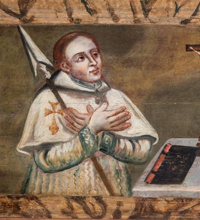 Zdjęcie nr 26: Umeblowanie zakrystii usytuowane jest wzdłuż ścian północnej, południowej i wschodniej pomieszczenia.  Na ścianie północnej, w części dolnej znajdują się trzy połączone ze sobą komody, każda o czterech szufladach, nakryte jednym blatem. W części górnej mieszczą się pięcioosiowe szafki z szufladami w cokole. Osie artykułowe są pilastrami hermowymi. Na osi środkowej szafka jest nieco wyższa i szersza z drzwiczkami dekorowanymi prostokątną, uszatą, oprofilowaną płyciną z malowanym przedstawieniem Chrystusa Eucharystycznego. Drzwiczki pozostałych szafek mają kształt stojących prostokątów i dekorowane są płycinami o wklęsłych narożach, zdobionymi gałązkami czerwonych róż, ułożonych w rokokowych wazonach. Ścianki zamknięte są niepełnym belkowaniem z gzymsem. W partii zwieńczenia osie artykułowane są cokolikami, na których ustawione są toczone, kuliste wazoniki. Pomiędzy nimi umieszczone są kartusze utworzone z ornamentu małżowinowo-chrząstkowego z malowanymi emblematami na owalnych medalionach, które ułożone są kolejno od lewej strony: 
1. Pionowo ustawiony miecz, ostrzem skierowany ku górze, połączony ze skrzyżowanymi berłem i dwoma kluczami, od których odchodzą fantazyjnie ułożone sznury w kolorze czerwonym. U góry napis na szarfie: „OBEDITE”.
2. W górnej części wyłaniająca się z chmur ręka trzymająca w dłoni węgielnicę i przymocowane do niej na łańcuszku tablice Dekalogu. Napis na szarfie: „OMNIA SVSTINET”.
3. Bóg Ojciec ukazany w półpostaci, lewą ręką opiera się na kuli ziemskiej, prawą czyni gest błogosławieństwa. 
4. Bujnie ulistnione, ciemnozielone drzewko spięte w dolnej części złotą formą w kształcie dwóch wywiniętych wolutek. Napis na szarfie: „GAVDET PATIENTIA DVRIS”. 
5. W górnej części obrazu z chmur wyłania się ręka, która zrzuca na ziemię iskrzący pocisk i dwa skrzyżowane pioruny, połączone parą białych skrzydeł. Napis „FORTIS VLTOR”.
 
Na ścianie środkowej, wschodniej znajduje się sarkofagowa mensa, powyżej parawanowa ścianka na profilowanym cokole, artykułowana pilastrami, pomiędzy którymi umieszczone są płyciny z kształcie leżących prostokątów z obrazami; ścianka zamknięta jest profilowanym gzymsem. W zwieńczeniu, na jej skrajach znajdują się owalne medaliony ujęte w kartusze z ornamentu małżowinowo-chrząstkowego. W medalionie po lewej stronie namalowane są litery alfa i omega na błękitnym tle oraz wstęga z napisem: „RENOVATUM A(NNO) D(OMINI) 1975”. Po prawej stronie analogiczny kartusz z literami w medalionie: „Ω / O / N” wpisane w formę krzyża, otoczonego niepełną aureolą; powyżej wstęga z napisem: „VIDENTEM AUDERE”. W płycinach obrazy przedstawiają świętych w ujęciu do pasa, zwróconych ku środkowi; od lewej:
1. Święty Demetriusz z włócznią opartą o prawy bark, ubrany w habit zakonu kanoników laterańskich od pokuty.
2. Święty Klet z aniołkiem, który trzyma w dłoni palmę męczeństwa i krzyż papieski. W prawym górnym narożu obrazu napis: „FAC HVIC SIGNO HONOREM”.
3. Święty Augustyn z gorejącym sercem na piersi i aniołkiem z łyżką i miseczką w dłoniach.
4. Święty ubrany w habit Marków, który trzyma w dłoni serce z krzyżem, podtrzymywane przez Chrystusa na obłokach – prawdopodobnie św. Cyriak, założyciel zakonu.
 
Na ścianie południowej znajduje się analogiczne umeblowanie, jak na ścianie północnej. W dolnej części dwie komody, a w miejscu trzeciej od wschodu szafka zdobiona dwiema uszatymi płycinami. Górna część mebla w przeciwieństwie do ściany północnej bez podwyższenia części środkowej. 
Na ścianie południowej:
1. Jasnobrązowa harfa na błękitnym tle i napis: „IN DOMINO”.
2. Ciemnobrązowy ptak i trzy podrywające się do lotu młode, w górnej części złote słońce i napis: „NON QUAE SVPER TERRAM.”
3. Po lewej stronie kompozycji wyłaniająca się z chmur ręka trzymająca skrzyżowane: miecz, czerwony krzyż i palmę. Napis: „NON ERVBESCO”.
4. W centrum przedstawienia krzak białej lilii o trzech rozgałęzieniach, w tle chmury w odcieniach koloru szaroniebieskiego. Napis na szarfie: „PER ARDVA DVLCIS”.
5. W lewej części kompozycji uskrzydlony jeleń, wspięty na tylnych nogach, po prawej stronie czarne i brązowe skały, w partii górnej otwarta korona, umieszczona pośrodku obłoku obwiedzionego biało-czerwonym pasem. Napis: „ET COMPREHENDATIS”.
 
W miejscu połączenia komód ścian północnej i południowej z dolną częścią konstrukcji na ścianie wschodniej znajdują się ukośnie ustawione, jednoskrzydłowe szafki o drzwiczkach dekorowanych prostokątną płyciną o wklęsłych narożach. Ścianki boczne części północnej i południowej zdobione są ukośną kratką. Powierzchnia szafek i komód pokryta jest polichromią imitującą marmur w kolorze beżowym, szarokremowym, różowym i rdzawym. Blaty malowane są farbą olejną w kolorze beżowym. Obramienia medalionów malowane w kolorze rdzawozłotym. Tło w większości medalionów w odcieniach błękitu, w górnych częściach majuskułowe napisy objaśniające przedstawienie, umieszczone w białych i półkoliście ułożonych szarfach. 