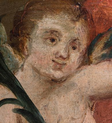 Zdjęcie nr 27: Umeblowanie zakrystii usytuowane jest wzdłuż ścian północnej, południowej i wschodniej pomieszczenia.  Na ścianie północnej, w części dolnej znajdują się trzy połączone ze sobą komody, każda o czterech szufladach, nakryte jednym blatem. W części górnej mieszczą się pięcioosiowe szafki z szufladami w cokole. Osie artykułowe są pilastrami hermowymi. Na osi środkowej szafka jest nieco wyższa i szersza z drzwiczkami dekorowanymi prostokątną, uszatą, oprofilowaną płyciną z malowanym przedstawieniem Chrystusa Eucharystycznego. Drzwiczki pozostałych szafek mają kształt stojących prostokątów i dekorowane są płycinami o wklęsłych narożach, zdobionymi gałązkami czerwonych róż, ułożonych w rokokowych wazonach. Ścianki zamknięte są niepełnym belkowaniem z gzymsem. W partii zwieńczenia osie artykułowane są cokolikami, na których ustawione są toczone, kuliste wazoniki. Pomiędzy nimi umieszczone są kartusze utworzone z ornamentu małżowinowo-chrząstkowego z malowanymi emblematami na owalnych medalionach, które ułożone są kolejno od lewej strony: 
1. Pionowo ustawiony miecz, ostrzem skierowany ku górze, połączony ze skrzyżowanymi berłem i dwoma kluczami, od których odchodzą fantazyjnie ułożone sznury w kolorze czerwonym. U góry napis na szarfie: „OBEDITE”.
2. W górnej części wyłaniająca się z chmur ręka trzymająca w dłoni węgielnicę i przymocowane do niej na łańcuszku tablice Dekalogu. Napis na szarfie: „OMNIA SVSTINET”.
3. Bóg Ojciec ukazany w półpostaci, lewą ręką opiera się na kuli ziemskiej, prawą czyni gest błogosławieństwa. 
4. Bujnie ulistnione, ciemnozielone drzewko spięte w dolnej części złotą formą w kształcie dwóch wywiniętych wolutek. Napis na szarfie: „GAVDET PATIENTIA DVRIS”. 
5. W górnej części obrazu z chmur wyłania się ręka, która zrzuca na ziemię iskrzący pocisk i dwa skrzyżowane pioruny, połączone parą białych skrzydeł. Napis „FORTIS VLTOR”.
 
Na ścianie środkowej, wschodniej znajduje się sarkofagowa mensa, powyżej parawanowa ścianka na profilowanym cokole, artykułowana pilastrami, pomiędzy którymi umieszczone są płyciny z kształcie leżących prostokątów z obrazami; ścianka zamknięta jest profilowanym gzymsem. W zwieńczeniu, na jej skrajach znajdują się owalne medaliony ujęte w kartusze z ornamentu małżowinowo-chrząstkowego. W medalionie po lewej stronie namalowane są litery alfa i omega na błękitnym tle oraz wstęga z napisem: „RENOVATUM A(NNO) D(OMINI) 1975”. Po prawej stronie analogiczny kartusz z literami w medalionie: „Ω / O / N” wpisane w formę krzyża, otoczonego niepełną aureolą; powyżej wstęga z napisem: „VIDENTEM AUDERE”. W płycinach obrazy przedstawiają świętych w ujęciu do pasa, zwróconych ku środkowi; od lewej:
1. Święty Demetriusz z włócznią opartą o prawy bark, ubrany w habit zakonu kanoników laterańskich od pokuty.
2. Święty Klet z aniołkiem, który trzyma w dłoni palmę męczeństwa i krzyż papieski. W prawym górnym narożu obrazu napis: „FAC HVIC SIGNO HONOREM”.
3. Święty Augustyn z gorejącym sercem na piersi i aniołkiem z łyżką i miseczką w dłoniach.
4. Święty ubrany w habit Marków, który trzyma w dłoni serce z krzyżem, podtrzymywane przez Chrystusa na obłokach – prawdopodobnie św. Cyriak, założyciel zakonu.
 
Na ścianie południowej znajduje się analogiczne umeblowanie, jak na ścianie północnej. W dolnej części dwie komody, a w miejscu trzeciej od wschodu szafka zdobiona dwiema uszatymi płycinami. Górna część mebla w przeciwieństwie do ściany północnej bez podwyższenia części środkowej. 
Na ścianie południowej:
1. Jasnobrązowa harfa na błękitnym tle i napis: „IN DOMINO”.
2. Ciemnobrązowy ptak i trzy podrywające się do lotu młode, w górnej części złote słońce i napis: „NON QUAE SVPER TERRAM.”
3. Po lewej stronie kompozycji wyłaniająca się z chmur ręka trzymająca skrzyżowane: miecz, czerwony krzyż i palmę. Napis: „NON ERVBESCO”.
4. W centrum przedstawienia krzak białej lilii o trzech rozgałęzieniach, w tle chmury w odcieniach koloru szaroniebieskiego. Napis na szarfie: „PER ARDVA DVLCIS”.
5. W lewej części kompozycji uskrzydlony jeleń, wspięty na tylnych nogach, po prawej stronie czarne i brązowe skały, w partii górnej otwarta korona, umieszczona pośrodku obłoku obwiedzionego biało-czerwonym pasem. Napis: „ET COMPREHENDATIS”.
 
W miejscu połączenia komód ścian północnej i południowej z dolną częścią konstrukcji na ścianie wschodniej znajdują się ukośnie ustawione, jednoskrzydłowe szafki o drzwiczkach dekorowanych prostokątną płyciną o wklęsłych narożach. Ścianki boczne części północnej i południowej zdobione są ukośną kratką. Powierzchnia szafek i komód pokryta jest polichromią imitującą marmur w kolorze beżowym, szarokremowym, różowym i rdzawym. Blaty malowane są farbą olejną w kolorze beżowym. Obramienia medalionów malowane w kolorze rdzawozłotym. Tło w większości medalionów w odcieniach błękitu, w górnych częściach majuskułowe napisy objaśniające przedstawienie, umieszczone w białych i półkoliście ułożonych szarfach. 