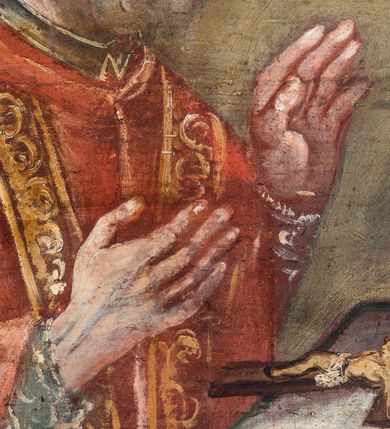 Zdjęcie nr 33: Umeblowanie zakrystii usytuowane jest wzdłuż ścian północnej, południowej i wschodniej pomieszczenia.  Na ścianie północnej, w części dolnej znajdują się trzy połączone ze sobą komody, każda o czterech szufladach, nakryte jednym blatem. W części górnej mieszczą się pięcioosiowe szafki z szufladami w cokole. Osie artykułowe są pilastrami hermowymi. Na osi środkowej szafka jest nieco wyższa i szersza z drzwiczkami dekorowanymi prostokątną, uszatą, oprofilowaną płyciną z malowanym przedstawieniem Chrystusa Eucharystycznego. Drzwiczki pozostałych szafek mają kształt stojących prostokątów i dekorowane są płycinami o wklęsłych narożach, zdobionymi gałązkami czerwonych róż, ułożonych w rokokowych wazonach. Ścianki zamknięte są niepełnym belkowaniem z gzymsem. W partii zwieńczenia osie artykułowane są cokolikami, na których ustawione są toczone, kuliste wazoniki. Pomiędzy nimi umieszczone są kartusze utworzone z ornamentu małżowinowo-chrząstkowego z malowanymi emblematami na owalnych medalionach, które ułożone są kolejno od lewej strony: 
1. Pionowo ustawiony miecz, ostrzem skierowany ku górze, połączony ze skrzyżowanymi berłem i dwoma kluczami, od których odchodzą fantazyjnie ułożone sznury w kolorze czerwonym. U góry napis na szarfie: „OBEDITE”.
2. W górnej części wyłaniająca się z chmur ręka trzymająca w dłoni węgielnicę i przymocowane do niej na łańcuszku tablice Dekalogu. Napis na szarfie: „OMNIA SVSTINET”.
3. Bóg Ojciec ukazany w półpostaci, lewą ręką opiera się na kuli ziemskiej, prawą czyni gest błogosławieństwa. 
4. Bujnie ulistnione, ciemnozielone drzewko spięte w dolnej części złotą formą w kształcie dwóch wywiniętych wolutek. Napis na szarfie: „GAVDET PATIENTIA DVRIS”. 
5. W górnej części obrazu z chmur wyłania się ręka, która zrzuca na ziemię iskrzący pocisk i dwa skrzyżowane pioruny, połączone parą białych skrzydeł. Napis „FORTIS VLTOR”.
 
Na ścianie środkowej, wschodniej znajduje się sarkofagowa mensa, powyżej parawanowa ścianka na profilowanym cokole, artykułowana pilastrami, pomiędzy którymi umieszczone są płyciny z kształcie leżących prostokątów z obrazami; ścianka zamknięta jest profilowanym gzymsem. W zwieńczeniu, na jej skrajach znajdują się owalne medaliony ujęte w kartusze z ornamentu małżowinowo-chrząstkowego. W medalionie po lewej stronie namalowane są litery alfa i omega na błękitnym tle oraz wstęga z napisem: „RENOVATUM A(NNO) D(OMINI) 1975”. Po prawej stronie analogiczny kartusz z literami w medalionie: „Ω / O / N” wpisane w formę krzyża, otoczonego niepełną aureolą; powyżej wstęga z napisem: „VIDENTEM AUDERE”. W płycinach obrazy przedstawiają świętych w ujęciu do pasa, zwróconych ku środkowi; od lewej:
1. Święty Demetriusz z włócznią opartą o prawy bark, ubrany w habit zakonu kanoników laterańskich od pokuty.
2. Święty Klet z aniołkiem, który trzyma w dłoni palmę męczeństwa i krzyż papieski. W prawym górnym narożu obrazu napis: „FAC HVIC SIGNO HONOREM”.
3. Święty Augustyn z gorejącym sercem na piersi i aniołkiem z łyżką i miseczką w dłoniach.
4. Święty ubrany w habit Marków, który trzyma w dłoni serce z krzyżem, podtrzymywane przez Chrystusa na obłokach – prawdopodobnie św. Cyriak, założyciel zakonu.
 
Na ścianie południowej znajduje się analogiczne umeblowanie, jak na ścianie północnej. W dolnej części dwie komody, a w miejscu trzeciej od wschodu szafka zdobiona dwiema uszatymi płycinami. Górna część mebla w przeciwieństwie do ściany północnej bez podwyższenia części środkowej. 
Na ścianie południowej:
1. Jasnobrązowa harfa na błękitnym tle i napis: „IN DOMINO”.
2. Ciemnobrązowy ptak i trzy podrywające się do lotu młode, w górnej części złote słońce i napis: „NON QUAE SVPER TERRAM.”
3. Po lewej stronie kompozycji wyłaniająca się z chmur ręka trzymająca skrzyżowane: miecz, czerwony krzyż i palmę. Napis: „NON ERVBESCO”.
4. W centrum przedstawienia krzak białej lilii o trzech rozgałęzieniach, w tle chmury w odcieniach koloru szaroniebieskiego. Napis na szarfie: „PER ARDVA DVLCIS”.
5. W lewej części kompozycji uskrzydlony jeleń, wspięty na tylnych nogach, po prawej stronie czarne i brązowe skały, w partii górnej otwarta korona, umieszczona pośrodku obłoku obwiedzionego biało-czerwonym pasem. Napis: „ET COMPREHENDATIS”.
 
W miejscu połączenia komód ścian północnej i południowej z dolną częścią konstrukcji na ścianie wschodniej znajdują się ukośnie ustawione, jednoskrzydłowe szafki o drzwiczkach dekorowanych prostokątną płyciną o wklęsłych narożach. Ścianki boczne części północnej i południowej zdobione są ukośną kratką. Powierzchnia szafek i komód pokryta jest polichromią imitującą marmur w kolorze beżowym, szarokremowym, różowym i rdzawym. Blaty malowane są farbą olejną w kolorze beżowym. Obramienia medalionów malowane w kolorze rdzawozłotym. Tło w większości medalionów w odcieniach błękitu, w górnych częściach majuskułowe napisy objaśniające przedstawienie, umieszczone w białych i półkoliście ułożonych szarfach. 