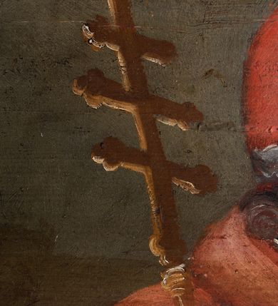Zdjęcie nr 31: Umeblowanie zakrystii usytuowane jest wzdłuż ścian północnej, południowej i wschodniej pomieszczenia.  Na ścianie północnej, w części dolnej znajdują się trzy połączone ze sobą komody, każda o czterech szufladach, nakryte jednym blatem. W części górnej mieszczą się pięcioosiowe szafki z szufladami w cokole. Osie artykułowe są pilastrami hermowymi. Na osi środkowej szafka jest nieco wyższa i szersza z drzwiczkami dekorowanymi prostokątną, uszatą, oprofilowaną płyciną z malowanym przedstawieniem Chrystusa Eucharystycznego. Drzwiczki pozostałych szafek mają kształt stojących prostokątów i dekorowane są płycinami o wklęsłych narożach, zdobionymi gałązkami czerwonych róż, ułożonych w rokokowych wazonach. Ścianki zamknięte są niepełnym belkowaniem z gzymsem. W partii zwieńczenia osie artykułowane są cokolikami, na których ustawione są toczone, kuliste wazoniki. Pomiędzy nimi umieszczone są kartusze utworzone z ornamentu małżowinowo-chrząstkowego z malowanymi emblematami na owalnych medalionach, które ułożone są kolejno od lewej strony: 
1. Pionowo ustawiony miecz, ostrzem skierowany ku górze, połączony ze skrzyżowanymi berłem i dwoma kluczami, od których odchodzą fantazyjnie ułożone sznury w kolorze czerwonym. U góry napis na szarfie: „OBEDITE”.
2. W górnej części wyłaniająca się z chmur ręka trzymająca w dłoni węgielnicę i przymocowane do niej na łańcuszku tablice Dekalogu. Napis na szarfie: „OMNIA SVSTINET”.
3. Bóg Ojciec ukazany w półpostaci, lewą ręką opiera się na kuli ziemskiej, prawą czyni gest błogosławieństwa. 
4. Bujnie ulistnione, ciemnozielone drzewko spięte w dolnej części złotą formą w kształcie dwóch wywiniętych wolutek. Napis na szarfie: „GAVDET PATIENTIA DVRIS”. 
5. W górnej części obrazu z chmur wyłania się ręka, która zrzuca na ziemię iskrzący pocisk i dwa skrzyżowane pioruny, połączone parą białych skrzydeł. Napis „FORTIS VLTOR”.
 
Na ścianie środkowej, wschodniej znajduje się sarkofagowa mensa, powyżej parawanowa ścianka na profilowanym cokole, artykułowana pilastrami, pomiędzy którymi umieszczone są płyciny z kształcie leżących prostokątów z obrazami; ścianka zamknięta jest profilowanym gzymsem. W zwieńczeniu, na jej skrajach znajdują się owalne medaliony ujęte w kartusze z ornamentu małżowinowo-chrząstkowego. W medalionie po lewej stronie namalowane są litery alfa i omega na błękitnym tle oraz wstęga z napisem: „RENOVATUM A(NNO) D(OMINI) 1975”. Po prawej stronie analogiczny kartusz z literami w medalionie: „Ω / O / N” wpisane w formę krzyża, otoczonego niepełną aureolą; powyżej wstęga z napisem: „VIDENTEM AUDERE”. W płycinach obrazy przedstawiają świętych w ujęciu do pasa, zwróconych ku środkowi; od lewej:
1. Święty Demetriusz z włócznią opartą o prawy bark, ubrany w habit zakonu kanoników laterańskich od pokuty.
2. Święty Klet z aniołkiem, który trzyma w dłoni palmę męczeństwa i krzyż papieski. W prawym górnym narożu obrazu napis: „FAC HVIC SIGNO HONOREM”.
3. Święty Augustyn z gorejącym sercem na piersi i aniołkiem z łyżką i miseczką w dłoniach.
4. Święty ubrany w habit Marków, który trzyma w dłoni serce z krzyżem, podtrzymywane przez Chrystusa na obłokach – prawdopodobnie św. Cyriak, założyciel zakonu.
 
Na ścianie południowej znajduje się analogiczne umeblowanie, jak na ścianie północnej. W dolnej części dwie komody, a w miejscu trzeciej od wschodu szafka zdobiona dwiema uszatymi płycinami. Górna część mebla w przeciwieństwie do ściany północnej bez podwyższenia części środkowej. 
Na ścianie południowej:
1. Jasnobrązowa harfa na błękitnym tle i napis: „IN DOMINO”.
2. Ciemnobrązowy ptak i trzy podrywające się do lotu młode, w górnej części złote słońce i napis: „NON QUAE SVPER TERRAM.”
3. Po lewej stronie kompozycji wyłaniająca się z chmur ręka trzymająca skrzyżowane: miecz, czerwony krzyż i palmę. Napis: „NON ERVBESCO”.
4. W centrum przedstawienia krzak białej lilii o trzech rozgałęzieniach, w tle chmury w odcieniach koloru szaroniebieskiego. Napis na szarfie: „PER ARDVA DVLCIS”.
5. W lewej części kompozycji uskrzydlony jeleń, wspięty na tylnych nogach, po prawej stronie czarne i brązowe skały, w partii górnej otwarta korona, umieszczona pośrodku obłoku obwiedzionego biało-czerwonym pasem. Napis: „ET COMPREHENDATIS”.
 
W miejscu połączenia komód ścian północnej i południowej z dolną częścią konstrukcji na ścianie wschodniej znajdują się ukośnie ustawione, jednoskrzydłowe szafki o drzwiczkach dekorowanych prostokątną płyciną o wklęsłych narożach. Ścianki boczne części północnej i południowej zdobione są ukośną kratką. Powierzchnia szafek i komód pokryta jest polichromią imitującą marmur w kolorze beżowym, szarokremowym, różowym i rdzawym. Blaty malowane są farbą olejną w kolorze beżowym. Obramienia medalionów malowane w kolorze rdzawozłotym. Tło w większości medalionów w odcieniach błękitu, w górnych częściach majuskułowe napisy objaśniające przedstawienie, umieszczone w białych i półkoliście ułożonych szarfach. 