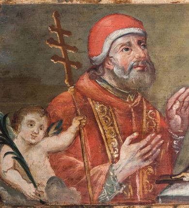 Zdjęcie nr 30: Umeblowanie zakrystii usytuowane jest wzdłuż ścian północnej, południowej i wschodniej pomieszczenia.  Na ścianie północnej, w części dolnej znajdują się trzy połączone ze sobą komody, każda o czterech szufladach, nakryte jednym blatem. W części górnej mieszczą się pięcioosiowe szafki z szufladami w cokole. Osie artykułowe są pilastrami hermowymi. Na osi środkowej szafka jest nieco wyższa i szersza z drzwiczkami dekorowanymi prostokątną, uszatą, oprofilowaną płyciną z malowanym przedstawieniem Chrystusa Eucharystycznego. Drzwiczki pozostałych szafek mają kształt stojących prostokątów i dekorowane są płycinami o wklęsłych narożach, zdobionymi gałązkami czerwonych róż, ułożonych w rokokowych wazonach. Ścianki zamknięte są niepełnym belkowaniem z gzymsem. W partii zwieńczenia osie artykułowane są cokolikami, na których ustawione są toczone, kuliste wazoniki. Pomiędzy nimi umieszczone są kartusze utworzone z ornamentu małżowinowo-chrząstkowego z malowanymi emblematami na owalnych medalionach, które ułożone są kolejno od lewej strony: 
1. Pionowo ustawiony miecz, ostrzem skierowany ku górze, połączony ze skrzyżowanymi berłem i dwoma kluczami, od których odchodzą fantazyjnie ułożone sznury w kolorze czerwonym. U góry napis na szarfie: „OBEDITE”.
2. W górnej części wyłaniająca się z chmur ręka trzymająca w dłoni węgielnicę i przymocowane do niej na łańcuszku tablice Dekalogu. Napis na szarfie: „OMNIA SVSTINET”.
3. Bóg Ojciec ukazany w półpostaci, lewą ręką opiera się na kuli ziemskiej, prawą czyni gest błogosławieństwa. 
4. Bujnie ulistnione, ciemnozielone drzewko spięte w dolnej części złotą formą w kształcie dwóch wywiniętych wolutek. Napis na szarfie: „GAVDET PATIENTIA DVRIS”. 
5. W górnej części obrazu z chmur wyłania się ręka, która zrzuca na ziemię iskrzący pocisk i dwa skrzyżowane pioruny, połączone parą białych skrzydeł. Napis „FORTIS VLTOR”.
 
Na ścianie środkowej, wschodniej znajduje się sarkofagowa mensa, powyżej parawanowa ścianka na profilowanym cokole, artykułowana pilastrami, pomiędzy którymi umieszczone są płyciny z kształcie leżących prostokątów z obrazami; ścianka zamknięta jest profilowanym gzymsem. W zwieńczeniu, na jej skrajach znajdują się owalne medaliony ujęte w kartusze z ornamentu małżowinowo-chrząstkowego. W medalionie po lewej stronie namalowane są litery alfa i omega na błękitnym tle oraz wstęga z napisem: „RENOVATUM A(NNO) D(OMINI) 1975”. Po prawej stronie analogiczny kartusz z literami w medalionie: „Ω / O / N” wpisane w formę krzyża, otoczonego niepełną aureolą; powyżej wstęga z napisem: „VIDENTEM AUDERE”. W płycinach obrazy przedstawiają świętych w ujęciu do pasa, zwróconych ku środkowi; od lewej:
1. Święty Demetriusz z włócznią opartą o prawy bark, ubrany w habit zakonu kanoników laterańskich od pokuty.
2. Święty Klet z aniołkiem, który trzyma w dłoni palmę męczeństwa i krzyż papieski. W prawym górnym narożu obrazu napis: „FAC HVIC SIGNO HONOREM”.
3. Święty Augustyn z gorejącym sercem na piersi i aniołkiem z łyżką i miseczką w dłoniach.
4. Święty ubrany w habit Marków, który trzyma w dłoni serce z krzyżem, podtrzymywane przez Chrystusa na obłokach – prawdopodobnie św. Cyriak, założyciel zakonu.
 
Na ścianie południowej znajduje się analogiczne umeblowanie, jak na ścianie północnej. W dolnej części dwie komody, a w miejscu trzeciej od wschodu szafka zdobiona dwiema uszatymi płycinami. Górna część mebla w przeciwieństwie do ściany północnej bez podwyższenia części środkowej. 
Na ścianie południowej:
1. Jasnobrązowa harfa na błękitnym tle i napis: „IN DOMINO”.
2. Ciemnobrązowy ptak i trzy podrywające się do lotu młode, w górnej części złote słońce i napis: „NON QUAE SVPER TERRAM.”
3. Po lewej stronie kompozycji wyłaniająca się z chmur ręka trzymająca skrzyżowane: miecz, czerwony krzyż i palmę. Napis: „NON ERVBESCO”.
4. W centrum przedstawienia krzak białej lilii o trzech rozgałęzieniach, w tle chmury w odcieniach koloru szaroniebieskiego. Napis na szarfie: „PER ARDVA DVLCIS”.
5. W lewej części kompozycji uskrzydlony jeleń, wspięty na tylnych nogach, po prawej stronie czarne i brązowe skały, w partii górnej otwarta korona, umieszczona pośrodku obłoku obwiedzionego biało-czerwonym pasem. Napis: „ET COMPREHENDATIS”.
 
W miejscu połączenia komód ścian północnej i południowej z dolną częścią konstrukcji na ścianie wschodniej znajdują się ukośnie ustawione, jednoskrzydłowe szafki o drzwiczkach dekorowanych prostokątną płyciną o wklęsłych narożach. Ścianki boczne części północnej i południowej zdobione są ukośną kratką. Powierzchnia szafek i komód pokryta jest polichromią imitującą marmur w kolorze beżowym, szarokremowym, różowym i rdzawym. Blaty malowane są farbą olejną w kolorze beżowym. Obramienia medalionów malowane w kolorze rdzawozłotym. Tło w większości medalionów w odcieniach błękitu, w górnych częściach majuskułowe napisy objaśniające przedstawienie, umieszczone w białych i półkoliście ułożonych szarfach. 