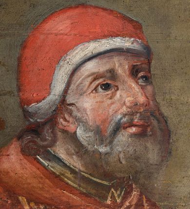 Zdjęcie nr 32: Umeblowanie zakrystii usytuowane jest wzdłuż ścian północnej, południowej i wschodniej pomieszczenia.  Na ścianie północnej, w części dolnej znajdują się trzy połączone ze sobą komody, każda o czterech szufladach, nakryte jednym blatem. W części górnej mieszczą się pięcioosiowe szafki z szufladami w cokole. Osie artykułowe są pilastrami hermowymi. Na osi środkowej szafka jest nieco wyższa i szersza z drzwiczkami dekorowanymi prostokątną, uszatą, oprofilowaną płyciną z malowanym przedstawieniem Chrystusa Eucharystycznego. Drzwiczki pozostałych szafek mają kształt stojących prostokątów i dekorowane są płycinami o wklęsłych narożach, zdobionymi gałązkami czerwonych róż, ułożonych w rokokowych wazonach. Ścianki zamknięte są niepełnym belkowaniem z gzymsem. W partii zwieńczenia osie artykułowane są cokolikami, na których ustawione są toczone, kuliste wazoniki. Pomiędzy nimi umieszczone są kartusze utworzone z ornamentu małżowinowo-chrząstkowego z malowanymi emblematami na owalnych medalionach, które ułożone są kolejno od lewej strony: 
1. Pionowo ustawiony miecz, ostrzem skierowany ku górze, połączony ze skrzyżowanymi berłem i dwoma kluczami, od których odchodzą fantazyjnie ułożone sznury w kolorze czerwonym. U góry napis na szarfie: „OBEDITE”.
2. W górnej części wyłaniająca się z chmur ręka trzymająca w dłoni węgielnicę i przymocowane do niej na łańcuszku tablice Dekalogu. Napis na szarfie: „OMNIA SVSTINET”.
3. Bóg Ojciec ukazany w półpostaci, lewą ręką opiera się na kuli ziemskiej, prawą czyni gest błogosławieństwa. 
4. Bujnie ulistnione, ciemnozielone drzewko spięte w dolnej części złotą formą w kształcie dwóch wywiniętych wolutek. Napis na szarfie: „GAVDET PATIENTIA DVRIS”. 
5. W górnej części obrazu z chmur wyłania się ręka, która zrzuca na ziemię iskrzący pocisk i dwa skrzyżowane pioruny, połączone parą białych skrzydeł. Napis „FORTIS VLTOR”.
 
Na ścianie środkowej, wschodniej znajduje się sarkofagowa mensa, powyżej parawanowa ścianka na profilowanym cokole, artykułowana pilastrami, pomiędzy którymi umieszczone są płyciny z kształcie leżących prostokątów z obrazami; ścianka zamknięta jest profilowanym gzymsem. W zwieńczeniu, na jej skrajach znajdują się owalne medaliony ujęte w kartusze z ornamentu małżowinowo-chrząstkowego. W medalionie po lewej stronie namalowane są litery alfa i omega na błękitnym tle oraz wstęga z napisem: „RENOVATUM A(NNO) D(OMINI) 1975”. Po prawej stronie analogiczny kartusz z literami w medalionie: „Ω / O / N” wpisane w formę krzyża, otoczonego niepełną aureolą; powyżej wstęga z napisem: „VIDENTEM AUDERE”. W płycinach obrazy przedstawiają świętych w ujęciu do pasa, zwróconych ku środkowi; od lewej:
1. Święty Demetriusz z włócznią opartą o prawy bark, ubrany w habit zakonu kanoników laterańskich od pokuty.
2. Święty Klet z aniołkiem, który trzyma w dłoni palmę męczeństwa i krzyż papieski. W prawym górnym narożu obrazu napis: „FAC HVIC SIGNO HONOREM”.
3. Święty Augustyn z gorejącym sercem na piersi i aniołkiem z łyżką i miseczką w dłoniach.
4. Święty ubrany w habit Marków, który trzyma w dłoni serce z krzyżem, podtrzymywane przez Chrystusa na obłokach – prawdopodobnie św. Cyriak, założyciel zakonu.
 
Na ścianie południowej znajduje się analogiczne umeblowanie, jak na ścianie północnej. W dolnej części dwie komody, a w miejscu trzeciej od wschodu szafka zdobiona dwiema uszatymi płycinami. Górna część mebla w przeciwieństwie do ściany północnej bez podwyższenia części środkowej. 
Na ścianie południowej:
1. Jasnobrązowa harfa na błękitnym tle i napis: „IN DOMINO”.
2. Ciemnobrązowy ptak i trzy podrywające się do lotu młode, w górnej części złote słońce i napis: „NON QUAE SVPER TERRAM.”
3. Po lewej stronie kompozycji wyłaniająca się z chmur ręka trzymająca skrzyżowane: miecz, czerwony krzyż i palmę. Napis: „NON ERVBESCO”.
4. W centrum przedstawienia krzak białej lilii o trzech rozgałęzieniach, w tle chmury w odcieniach koloru szaroniebieskiego. Napis na szarfie: „PER ARDVA DVLCIS”.
5. W lewej części kompozycji uskrzydlony jeleń, wspięty na tylnych nogach, po prawej stronie czarne i brązowe skały, w partii górnej otwarta korona, umieszczona pośrodku obłoku obwiedzionego biało-czerwonym pasem. Napis: „ET COMPREHENDATIS”.
 
W miejscu połączenia komód ścian północnej i południowej z dolną częścią konstrukcji na ścianie wschodniej znajdują się ukośnie ustawione, jednoskrzydłowe szafki o drzwiczkach dekorowanych prostokątną płyciną o wklęsłych narożach. Ścianki boczne części północnej i południowej zdobione są ukośną kratką. Powierzchnia szafek i komód pokryta jest polichromią imitującą marmur w kolorze beżowym, szarokremowym, różowym i rdzawym. Blaty malowane są farbą olejną w kolorze beżowym. Obramienia medalionów malowane w kolorze rdzawozłotym. Tło w większości medalionów w odcieniach błękitu, w górnych częściach majuskułowe napisy objaśniające przedstawienie, umieszczone w białych i półkoliście ułożonych szarfach. 