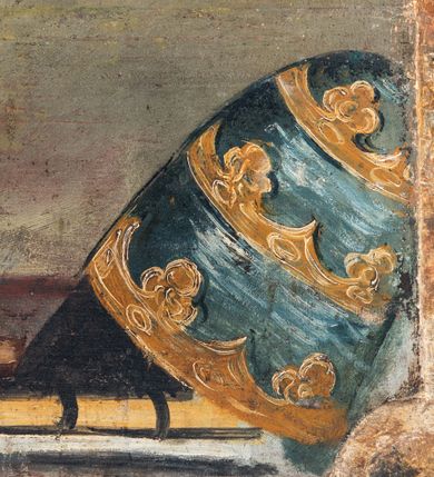 Zdjęcie nr 29: Umeblowanie zakrystii usytuowane jest wzdłuż ścian północnej, południowej i wschodniej pomieszczenia.  Na ścianie północnej, w części dolnej znajdują się trzy połączone ze sobą komody, każda o czterech szufladach, nakryte jednym blatem. W części górnej mieszczą się pięcioosiowe szafki z szufladami w cokole. Osie artykułowe są pilastrami hermowymi. Na osi środkowej szafka jest nieco wyższa i szersza z drzwiczkami dekorowanymi prostokątną, uszatą, oprofilowaną płyciną z malowanym przedstawieniem Chrystusa Eucharystycznego. Drzwiczki pozostałych szafek mają kształt stojących prostokątów i dekorowane są płycinami o wklęsłych narożach, zdobionymi gałązkami czerwonych róż, ułożonych w rokokowych wazonach. Ścianki zamknięte są niepełnym belkowaniem z gzymsem. W partii zwieńczenia osie artykułowane są cokolikami, na których ustawione są toczone, kuliste wazoniki. Pomiędzy nimi umieszczone są kartusze utworzone z ornamentu małżowinowo-chrząstkowego z malowanymi emblematami na owalnych medalionach, które ułożone są kolejno od lewej strony: 
1. Pionowo ustawiony miecz, ostrzem skierowany ku górze, połączony ze skrzyżowanymi berłem i dwoma kluczami, od których odchodzą fantazyjnie ułożone sznury w kolorze czerwonym. U góry napis na szarfie: „OBEDITE”.
2. W górnej części wyłaniająca się z chmur ręka trzymająca w dłoni węgielnicę i przymocowane do niej na łańcuszku tablice Dekalogu. Napis na szarfie: „OMNIA SVSTINET”.
3. Bóg Ojciec ukazany w półpostaci, lewą ręką opiera się na kuli ziemskiej, prawą czyni gest błogosławieństwa. 
4. Bujnie ulistnione, ciemnozielone drzewko spięte w dolnej części złotą formą w kształcie dwóch wywiniętych wolutek. Napis na szarfie: „GAVDET PATIENTIA DVRIS”. 
5. W górnej części obrazu z chmur wyłania się ręka, która zrzuca na ziemię iskrzący pocisk i dwa skrzyżowane pioruny, połączone parą białych skrzydeł. Napis „FORTIS VLTOR”.
 
Na ścianie środkowej, wschodniej znajduje się sarkofagowa mensa, powyżej parawanowa ścianka na profilowanym cokole, artykułowana pilastrami, pomiędzy którymi umieszczone są płyciny z kształcie leżących prostokątów z obrazami; ścianka zamknięta jest profilowanym gzymsem. W zwieńczeniu, na jej skrajach znajdują się owalne medaliony ujęte w kartusze z ornamentu małżowinowo-chrząstkowego. W medalionie po lewej stronie namalowane są litery alfa i omega na błękitnym tle oraz wstęga z napisem: „RENOVATUM A(NNO) D(OMINI) 1975”. Po prawej stronie analogiczny kartusz z literami w medalionie: „Ω / O / N” wpisane w formę krzyża, otoczonego niepełną aureolą; powyżej wstęga z napisem: „VIDENTEM AUDERE”. W płycinach obrazy przedstawiają świętych w ujęciu do pasa, zwróconych ku środkowi; od lewej:
1. Święty Demetriusz z włócznią opartą o prawy bark, ubrany w habit zakonu kanoników laterańskich od pokuty.
2. Święty Klet z aniołkiem, który trzyma w dłoni palmę męczeństwa i krzyż papieski. W prawym górnym narożu obrazu napis: „FAC HVIC SIGNO HONOREM”.
3. Święty Augustyn z gorejącym sercem na piersi i aniołkiem z łyżką i miseczką w dłoniach.
4. Święty ubrany w habit Marków, który trzyma w dłoni serce z krzyżem, podtrzymywane przez Chrystusa na obłokach – prawdopodobnie św. Cyriak, założyciel zakonu.
 
Na ścianie południowej znajduje się analogiczne umeblowanie, jak na ścianie północnej. W dolnej części dwie komody, a w miejscu trzeciej od wschodu szafka zdobiona dwiema uszatymi płycinami. Górna część mebla w przeciwieństwie do ściany północnej bez podwyższenia części środkowej. 
Na ścianie południowej:
1. Jasnobrązowa harfa na błękitnym tle i napis: „IN DOMINO”.
2. Ciemnobrązowy ptak i trzy podrywające się do lotu młode, w górnej części złote słońce i napis: „NON QUAE SVPER TERRAM.”
3. Po lewej stronie kompozycji wyłaniająca się z chmur ręka trzymająca skrzyżowane: miecz, czerwony krzyż i palmę. Napis: „NON ERVBESCO”.
4. W centrum przedstawienia krzak białej lilii o trzech rozgałęzieniach, w tle chmury w odcieniach koloru szaroniebieskiego. Napis na szarfie: „PER ARDVA DVLCIS”.
5. W lewej części kompozycji uskrzydlony jeleń, wspięty na tylnych nogach, po prawej stronie czarne i brązowe skały, w partii górnej otwarta korona, umieszczona pośrodku obłoku obwiedzionego biało-czerwonym pasem. Napis: „ET COMPREHENDATIS”.
 
W miejscu połączenia komód ścian północnej i południowej z dolną częścią konstrukcji na ścianie wschodniej znajdują się ukośnie ustawione, jednoskrzydłowe szafki o drzwiczkach dekorowanych prostokątną płyciną o wklęsłych narożach. Ścianki boczne części północnej i południowej zdobione są ukośną kratką. Powierzchnia szafek i komód pokryta jest polichromią imitującą marmur w kolorze beżowym, szarokremowym, różowym i rdzawym. Blaty malowane są farbą olejną w kolorze beżowym. Obramienia medalionów malowane w kolorze rdzawozłotym. Tło w większości medalionów w odcieniach błękitu, w górnych częściach majuskułowe napisy objaśniające przedstawienie, umieszczone w białych i półkoliście ułożonych szarfach. 