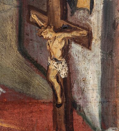 Zdjęcie nr 34: Umeblowanie zakrystii usytuowane jest wzdłuż ścian północnej, południowej i wschodniej pomieszczenia.  Na ścianie północnej, w części dolnej znajdują się trzy połączone ze sobą komody, każda o czterech szufladach, nakryte jednym blatem. W części górnej mieszczą się pięcioosiowe szafki z szufladami w cokole. Osie artykułowe są pilastrami hermowymi. Na osi środkowej szafka jest nieco wyższa i szersza z drzwiczkami dekorowanymi prostokątną, uszatą, oprofilowaną płyciną z malowanym przedstawieniem Chrystusa Eucharystycznego. Drzwiczki pozostałych szafek mają kształt stojących prostokątów i dekorowane są płycinami o wklęsłych narożach, zdobionymi gałązkami czerwonych róż, ułożonych w rokokowych wazonach. Ścianki zamknięte są niepełnym belkowaniem z gzymsem. W partii zwieńczenia osie artykułowane są cokolikami, na których ustawione są toczone, kuliste wazoniki. Pomiędzy nimi umieszczone są kartusze utworzone z ornamentu małżowinowo-chrząstkowego z malowanymi emblematami na owalnych medalionach, które ułożone są kolejno od lewej strony: 
1. Pionowo ustawiony miecz, ostrzem skierowany ku górze, połączony ze skrzyżowanymi berłem i dwoma kluczami, od których odchodzą fantazyjnie ułożone sznury w kolorze czerwonym. U góry napis na szarfie: „OBEDITE”.
2. W górnej części wyłaniająca się z chmur ręka trzymająca w dłoni węgielnicę i przymocowane do niej na łańcuszku tablice Dekalogu. Napis na szarfie: „OMNIA SVSTINET”.
3. Bóg Ojciec ukazany w półpostaci, lewą ręką opiera się na kuli ziemskiej, prawą czyni gest błogosławieństwa. 
4. Bujnie ulistnione, ciemnozielone drzewko spięte w dolnej części złotą formą w kształcie dwóch wywiniętych wolutek. Napis na szarfie: „GAVDET PATIENTIA DVRIS”. 
5. W górnej części obrazu z chmur wyłania się ręka, która zrzuca na ziemię iskrzący pocisk i dwa skrzyżowane pioruny, połączone parą białych skrzydeł. Napis „FORTIS VLTOR”.
 
Na ścianie środkowej, wschodniej znajduje się sarkofagowa mensa, powyżej parawanowa ścianka na profilowanym cokole, artykułowana pilastrami, pomiędzy którymi umieszczone są płyciny z kształcie leżących prostokątów z obrazami; ścianka zamknięta jest profilowanym gzymsem. W zwieńczeniu, na jej skrajach znajdują się owalne medaliony ujęte w kartusze z ornamentu małżowinowo-chrząstkowego. W medalionie po lewej stronie namalowane są litery alfa i omega na błękitnym tle oraz wstęga z napisem: „RENOVATUM A(NNO) D(OMINI) 1975”. Po prawej stronie analogiczny kartusz z literami w medalionie: „Ω / O / N” wpisane w formę krzyża, otoczonego niepełną aureolą; powyżej wstęga z napisem: „VIDENTEM AUDERE”. W płycinach obrazy przedstawiają świętych w ujęciu do pasa, zwróconych ku środkowi; od lewej:
1. Święty Demetriusz z włócznią opartą o prawy bark, ubrany w habit zakonu kanoników laterańskich od pokuty.
2. Święty Klet z aniołkiem, który trzyma w dłoni palmę męczeństwa i krzyż papieski. W prawym górnym narożu obrazu napis: „FAC HVIC SIGNO HONOREM”.
3. Święty Augustyn z gorejącym sercem na piersi i aniołkiem z łyżką i miseczką w dłoniach.
4. Święty ubrany w habit Marków, który trzyma w dłoni serce z krzyżem, podtrzymywane przez Chrystusa na obłokach – prawdopodobnie św. Cyriak, założyciel zakonu.
 
Na ścianie południowej znajduje się analogiczne umeblowanie, jak na ścianie północnej. W dolnej części dwie komody, a w miejscu trzeciej od wschodu szafka zdobiona dwiema uszatymi płycinami. Górna część mebla w przeciwieństwie do ściany północnej bez podwyższenia części środkowej. 
Na ścianie południowej:
1. Jasnobrązowa harfa na błękitnym tle i napis: „IN DOMINO”.
2. Ciemnobrązowy ptak i trzy podrywające się do lotu młode, w górnej części złote słońce i napis: „NON QUAE SVPER TERRAM.”
3. Po lewej stronie kompozycji wyłaniająca się z chmur ręka trzymająca skrzyżowane: miecz, czerwony krzyż i palmę. Napis: „NON ERVBESCO”.
4. W centrum przedstawienia krzak białej lilii o trzech rozgałęzieniach, w tle chmury w odcieniach koloru szaroniebieskiego. Napis na szarfie: „PER ARDVA DVLCIS”.
5. W lewej części kompozycji uskrzydlony jeleń, wspięty na tylnych nogach, po prawej stronie czarne i brązowe skały, w partii górnej otwarta korona, umieszczona pośrodku obłoku obwiedzionego biało-czerwonym pasem. Napis: „ET COMPREHENDATIS”.
 
W miejscu połączenia komód ścian północnej i południowej z dolną częścią konstrukcji na ścianie wschodniej znajdują się ukośnie ustawione, jednoskrzydłowe szafki o drzwiczkach dekorowanych prostokątną płyciną o wklęsłych narożach. Ścianki boczne części północnej i południowej zdobione są ukośną kratką. Powierzchnia szafek i komód pokryta jest polichromią imitującą marmur w kolorze beżowym, szarokremowym, różowym i rdzawym. Blaty malowane są farbą olejną w kolorze beżowym. Obramienia medalionów malowane w kolorze rdzawozłotym. Tło w większości medalionów w odcieniach błękitu, w górnych częściach majuskułowe napisy objaśniające przedstawienie, umieszczone w białych i półkoliście ułożonych szarfach. 