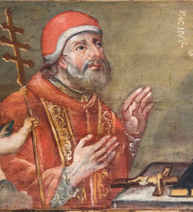 Zdjęcie nr 38: Umeblowanie zakrystii usytuowane jest wzdłuż ścian północnej, południowej i wschodniej pomieszczenia.  Na ścianie północnej, w części dolnej znajdują się trzy połączone ze sobą komody, każda o czterech szufladach, nakryte jednym blatem. W części górnej mieszczą się pięcioosiowe szafki z szufladami w cokole. Osie artykułowe są pilastrami hermowymi. Na osi środkowej szafka jest nieco wyższa i szersza z drzwiczkami dekorowanymi prostokątną, uszatą, oprofilowaną płyciną z malowanym przedstawieniem Chrystusa Eucharystycznego. Drzwiczki pozostałych szafek mają kształt stojących prostokątów i dekorowane są płycinami o wklęsłych narożach, zdobionymi gałązkami czerwonych róż, ułożonych w rokokowych wazonach. Ścianki zamknięte są niepełnym belkowaniem z gzymsem. W partii zwieńczenia osie artykułowane są cokolikami, na których ustawione są toczone, kuliste wazoniki. Pomiędzy nimi umieszczone są kartusze utworzone z ornamentu małżowinowo-chrząstkowego z malowanymi emblematami na owalnych medalionach, które ułożone są kolejno od lewej strony: 
1. Pionowo ustawiony miecz, ostrzem skierowany ku górze, połączony ze skrzyżowanymi berłem i dwoma kluczami, od których odchodzą fantazyjnie ułożone sznury w kolorze czerwonym. U góry napis na szarfie: „OBEDITE”.
2. W górnej części wyłaniająca się z chmur ręka trzymająca w dłoni węgielnicę i przymocowane do niej na łańcuszku tablice Dekalogu. Napis na szarfie: „OMNIA SVSTINET”.
3. Bóg Ojciec ukazany w półpostaci, lewą ręką opiera się na kuli ziemskiej, prawą czyni gest błogosławieństwa. 
4. Bujnie ulistnione, ciemnozielone drzewko spięte w dolnej części złotą formą w kształcie dwóch wywiniętych wolutek. Napis na szarfie: „GAVDET PATIENTIA DVRIS”. 
5. W górnej części obrazu z chmur wyłania się ręka, która zrzuca na ziemię iskrzący pocisk i dwa skrzyżowane pioruny, połączone parą białych skrzydeł. Napis „FORTIS VLTOR”.
 
Na ścianie środkowej, wschodniej znajduje się sarkofagowa mensa, powyżej parawanowa ścianka na profilowanym cokole, artykułowana pilastrami, pomiędzy którymi umieszczone są płyciny z kształcie leżących prostokątów z obrazami; ścianka zamknięta jest profilowanym gzymsem. W zwieńczeniu, na jej skrajach znajdują się owalne medaliony ujęte w kartusze z ornamentu małżowinowo-chrząstkowego. W medalionie po lewej stronie namalowane są litery alfa i omega na błękitnym tle oraz wstęga z napisem: „RENOVATUM A(NNO) D(OMINI) 1975”. Po prawej stronie analogiczny kartusz z literami w medalionie: „Ω / O / N” wpisane w formę krzyża, otoczonego niepełną aureolą; powyżej wstęga z napisem: „VIDENTEM AUDERE”. W płycinach obrazy przedstawiają świętych w ujęciu do pasa, zwróconych ku środkowi; od lewej:
1. Święty Demetriusz z włócznią opartą o prawy bark, ubrany w habit zakonu kanoników laterańskich od pokuty.
2. Święty Klet z aniołkiem, który trzyma w dłoni palmę męczeństwa i krzyż papieski. W prawym górnym narożu obrazu napis: „FAC HVIC SIGNO HONOREM”.
3. Święty Augustyn z gorejącym sercem na piersi i aniołkiem z łyżką i miseczką w dłoniach.
4. Święty ubrany w habit Marków, który trzyma w dłoni serce z krzyżem, podtrzymywane przez Chrystusa na obłokach – prawdopodobnie św. Cyriak, założyciel zakonu.
 
Na ścianie południowej znajduje się analogiczne umeblowanie, jak na ścianie północnej. W dolnej części dwie komody, a w miejscu trzeciej od wschodu szafka zdobiona dwiema uszatymi płycinami. Górna część mebla w przeciwieństwie do ściany północnej bez podwyższenia części środkowej. 
Na ścianie południowej:
1. Jasnobrązowa harfa na błękitnym tle i napis: „IN DOMINO”.
2. Ciemnobrązowy ptak i trzy podrywające się do lotu młode, w górnej części złote słońce i napis: „NON QUAE SVPER TERRAM.”
3. Po lewej stronie kompozycji wyłaniająca się z chmur ręka trzymająca skrzyżowane: miecz, czerwony krzyż i palmę. Napis: „NON ERVBESCO”.
4. W centrum przedstawienia krzak białej lilii o trzech rozgałęzieniach, w tle chmury w odcieniach koloru szaroniebieskiego. Napis na szarfie: „PER ARDVA DVLCIS”.
5. W lewej części kompozycji uskrzydlony jeleń, wspięty na tylnych nogach, po prawej stronie czarne i brązowe skały, w partii górnej otwarta korona, umieszczona pośrodku obłoku obwiedzionego biało-czerwonym pasem. Napis: „ET COMPREHENDATIS”.
 
W miejscu połączenia komód ścian północnej i południowej z dolną częścią konstrukcji na ścianie wschodniej znajdują się ukośnie ustawione, jednoskrzydłowe szafki o drzwiczkach dekorowanych prostokątną płyciną o wklęsłych narożach. Ścianki boczne części północnej i południowej zdobione są ukośną kratką. Powierzchnia szafek i komód pokryta jest polichromią imitującą marmur w kolorze beżowym, szarokremowym, różowym i rdzawym. Blaty malowane są farbą olejną w kolorze beżowym. Obramienia medalionów malowane w kolorze rdzawozłotym. Tło w większości medalionów w odcieniach błękitu, w górnych częściach majuskułowe napisy objaśniające przedstawienie, umieszczone w białych i półkoliście ułożonych szarfach. 