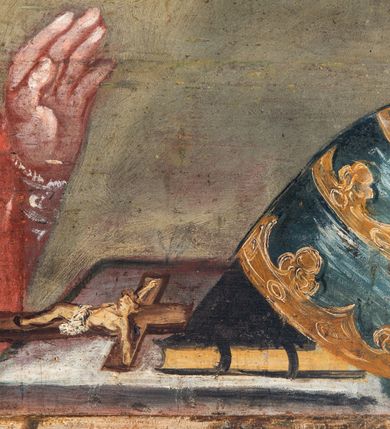 Zdjęcie nr 37: Umeblowanie zakrystii usytuowane jest wzdłuż ścian północnej, południowej i wschodniej pomieszczenia.  Na ścianie północnej, w części dolnej znajdują się trzy połączone ze sobą komody, każda o czterech szufladach, nakryte jednym blatem. W części górnej mieszczą się pięcioosiowe szafki z szufladami w cokole. Osie artykułowe są pilastrami hermowymi. Na osi środkowej szafka jest nieco wyższa i szersza z drzwiczkami dekorowanymi prostokątną, uszatą, oprofilowaną płyciną z malowanym przedstawieniem Chrystusa Eucharystycznego. Drzwiczki pozostałych szafek mają kształt stojących prostokątów i dekorowane są płycinami o wklęsłych narożach, zdobionymi gałązkami czerwonych róż, ułożonych w rokokowych wazonach. Ścianki zamknięte są niepełnym belkowaniem z gzymsem. W partii zwieńczenia osie artykułowane są cokolikami, na których ustawione są toczone, kuliste wazoniki. Pomiędzy nimi umieszczone są kartusze utworzone z ornamentu małżowinowo-chrząstkowego z malowanymi emblematami na owalnych medalionach, które ułożone są kolejno od lewej strony: 
1. Pionowo ustawiony miecz, ostrzem skierowany ku górze, połączony ze skrzyżowanymi berłem i dwoma kluczami, od których odchodzą fantazyjnie ułożone sznury w kolorze czerwonym. U góry napis na szarfie: „OBEDITE”.
2. W górnej części wyłaniająca się z chmur ręka trzymająca w dłoni węgielnicę i przymocowane do niej na łańcuszku tablice Dekalogu. Napis na szarfie: „OMNIA SVSTINET”.
3. Bóg Ojciec ukazany w półpostaci, lewą ręką opiera się na kuli ziemskiej, prawą czyni gest błogosławieństwa. 
4. Bujnie ulistnione, ciemnozielone drzewko spięte w dolnej części złotą formą w kształcie dwóch wywiniętych wolutek. Napis na szarfie: „GAVDET PATIENTIA DVRIS”. 
5. W górnej części obrazu z chmur wyłania się ręka, która zrzuca na ziemię iskrzący pocisk i dwa skrzyżowane pioruny, połączone parą białych skrzydeł. Napis „FORTIS VLTOR”.
 
Na ścianie środkowej, wschodniej znajduje się sarkofagowa mensa, powyżej parawanowa ścianka na profilowanym cokole, artykułowana pilastrami, pomiędzy którymi umieszczone są płyciny z kształcie leżących prostokątów z obrazami; ścianka zamknięta jest profilowanym gzymsem. W zwieńczeniu, na jej skrajach znajdują się owalne medaliony ujęte w kartusze z ornamentu małżowinowo-chrząstkowego. W medalionie po lewej stronie namalowane są litery alfa i omega na błękitnym tle oraz wstęga z napisem: „RENOVATUM A(NNO) D(OMINI) 1975”. Po prawej stronie analogiczny kartusz z literami w medalionie: „Ω / O / N” wpisane w formę krzyża, otoczonego niepełną aureolą; powyżej wstęga z napisem: „VIDENTEM AUDERE”. W płycinach obrazy przedstawiają świętych w ujęciu do pasa, zwróconych ku środkowi; od lewej:
1. Święty Demetriusz z włócznią opartą o prawy bark, ubrany w habit zakonu kanoników laterańskich od pokuty.
2. Święty Klet z aniołkiem, który trzyma w dłoni palmę męczeństwa i krzyż papieski. W prawym górnym narożu obrazu napis: „FAC HVIC SIGNO HONOREM”.
3. Święty Augustyn z gorejącym sercem na piersi i aniołkiem z łyżką i miseczką w dłoniach.
4. Święty ubrany w habit Marków, który trzyma w dłoni serce z krzyżem, podtrzymywane przez Chrystusa na obłokach – prawdopodobnie św. Cyriak, założyciel zakonu.
 
Na ścianie południowej znajduje się analogiczne umeblowanie, jak na ścianie północnej. W dolnej części dwie komody, a w miejscu trzeciej od wschodu szafka zdobiona dwiema uszatymi płycinami. Górna część mebla w przeciwieństwie do ściany północnej bez podwyższenia części środkowej. 
Na ścianie południowej:
1. Jasnobrązowa harfa na błękitnym tle i napis: „IN DOMINO”.
2. Ciemnobrązowy ptak i trzy podrywające się do lotu młode, w górnej części złote słońce i napis: „NON QUAE SVPER TERRAM.”
3. Po lewej stronie kompozycji wyłaniająca się z chmur ręka trzymająca skrzyżowane: miecz, czerwony krzyż i palmę. Napis: „NON ERVBESCO”.
4. W centrum przedstawienia krzak białej lilii o trzech rozgałęzieniach, w tle chmury w odcieniach koloru szaroniebieskiego. Napis na szarfie: „PER ARDVA DVLCIS”.
5. W lewej części kompozycji uskrzydlony jeleń, wspięty na tylnych nogach, po prawej stronie czarne i brązowe skały, w partii górnej otwarta korona, umieszczona pośrodku obłoku obwiedzionego biało-czerwonym pasem. Napis: „ET COMPREHENDATIS”.
 
W miejscu połączenia komód ścian północnej i południowej z dolną częścią konstrukcji na ścianie wschodniej znajdują się ukośnie ustawione, jednoskrzydłowe szafki o drzwiczkach dekorowanych prostokątną płyciną o wklęsłych narożach. Ścianki boczne części północnej i południowej zdobione są ukośną kratką. Powierzchnia szafek i komód pokryta jest polichromią imitującą marmur w kolorze beżowym, szarokremowym, różowym i rdzawym. Blaty malowane są farbą olejną w kolorze beżowym. Obramienia medalionów malowane w kolorze rdzawozłotym. Tło w większości medalionów w odcieniach błękitu, w górnych częściach majuskułowe napisy objaśniające przedstawienie, umieszczone w białych i półkoliście ułożonych szarfach. 