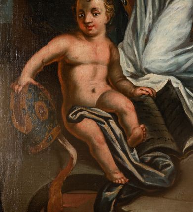 Zdjęcie nr 6: Obraz w kształcie prostokąta zamkniętego łukiem wklęsło-wypukłym, z uskokiem. Święty jest przedstawiony w całej postaci, zwrócony w trzech czwartych w prawo, w pozycji klęczącej, na klęczniku przykrytym zieloną draperią. Jego twarz jest ukazana z profilu, z długim nosem, czerwonymi ustami i spiczastą, długą, siwą, brodą i krótkimi włosami odsłaniającymi wysokie czoło i częściowo łysą głowę. Nad głową unosi się nimb. Jest ubrany w szarą albę z godłem zakonu Marków oraz wzorzystą kapę spiętą na piersi ozdobną fibulą. Prawą rękę opiera na księdze na klęczniku, lewą opuszcza ku dołowi. Za świętym ukazany fotel z wysokim oparciem, zamkniętym półkoliście, zza którego wystaje krzywaśń pastorału. Przed świętym siedzi oparty o klęcznik aniołek przepasany szarą tkaniną, z prawą ręką wspartą na infule, a z lewą na otwartej księdze. Przed nim leży czerwona księga i palma męczeństwa. W górnej części kompozycji anioł i putto z krzyżem, symbol Trójcy Świętej na tle promieni słonecznych i skłębionych chmur.