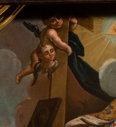 Zdjęcie nr 9: Obraz w kształcie prostokąta zamkniętego łukiem wklęsło-wypukłym, z uskokiem. Święty jest przedstawiony w całej postaci, zwrócony w trzech czwartych w prawo, w pozycji klęczącej, na klęczniku przykrytym zieloną draperią. Jego twarz jest ukazana z profilu, z długim nosem, czerwonymi ustami i spiczastą, długą, siwą, brodą i krótkimi włosami odsłaniającymi wysokie czoło i częściowo łysą głowę. Nad głową unosi się nimb. Jest ubrany w szarą albę z godłem zakonu Marków oraz wzorzystą kapę spiętą na piersi ozdobną fibulą. Prawą rękę opiera na księdze na klęczniku, lewą opuszcza ku dołowi. Za świętym ukazany fotel z wysokim oparciem, zamkniętym półkoliście, zza którego wystaje krzywaśń pastorału. Przed świętym siedzi oparty o klęcznik aniołek przepasany szarą tkaniną, z prawą ręką wspartą na infule, a z lewą na otwartej księdze. Przed nim leży czerwona księga i palma męczeństwa. W górnej części kompozycji anioł i putto z krzyżem, symbol Trójcy Świętej na tle promieni słonecznych i skłębionych chmur.