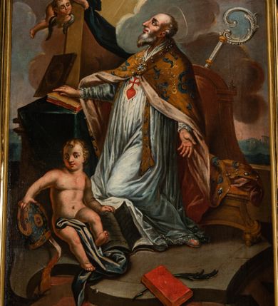 Zdjęcie nr 2: Obraz w kształcie prostokąta zamkniętego łukiem wklęsło-wypukłym, z uskokiem. Święty jest przedstawiony w całej postaci, zwrócony w trzech czwartych w prawo, w pozycji klęczącej, na klęczniku przykrytym zieloną draperią. Jego twarz jest ukazana z profilu, z długim nosem, czerwonymi ustami i spiczastą, długą, siwą, brodą i krótkimi włosami odsłaniającymi wysokie czoło i częściowo łysą głowę. Nad głową unosi się nimb. Jest ubrany w szarą albę z godłem zakonu Marków oraz wzorzystą kapę spiętą na piersi ozdobną fibulą. Prawą rękę opiera na księdze na klęczniku, lewą opuszcza ku dołowi. Za świętym ukazany fotel z wysokim oparciem, zamkniętym półkoliście, zza którego wystaje krzywaśń pastorału. Przed świętym siedzi oparty o klęcznik aniołek przepasany szarą tkaniną, z prawą ręką wspartą na infule, a z lewą na otwartej księdze. Przed nim leży czerwona księga i palma męczeństwa. W górnej części kompozycji anioł i putto z krzyżem, symbol Trójcy Świętej na tle promieni słonecznych i skłębionych chmur.