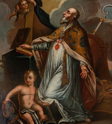 Zdjęcie nr 3: Obraz w kształcie prostokąta zamkniętego łukiem wklęsło-wypukłym, z uskokiem. Święty jest przedstawiony w całej postaci, zwrócony w trzech czwartych w prawo, w pozycji klęczącej, na klęczniku przykrytym zieloną draperią. Jego twarz jest ukazana z profilu, z długim nosem, czerwonymi ustami i spiczastą, długą, siwą, brodą i krótkimi włosami odsłaniającymi wysokie czoło i częściowo łysą głowę. Nad głową unosi się nimb. Jest ubrany w szarą albę z godłem zakonu Marków oraz wzorzystą kapę spiętą na piersi ozdobną fibulą. Prawą rękę opiera na księdze na klęczniku, lewą opuszcza ku dołowi. Za świętym ukazany fotel z wysokim oparciem, zamkniętym półkoliście, zza którego wystaje krzywaśń pastorału. Przed świętym siedzi oparty o klęcznik aniołek przepasany szarą tkaniną, z prawą ręką wspartą na infule, a z lewą na otwartej księdze. Przed nim leży czerwona księga i palma męczeństwa. W górnej części kompozycji anioł i putto z krzyżem, symbol Trójcy Świętej na tle promieni słonecznych i skłębionych chmur.