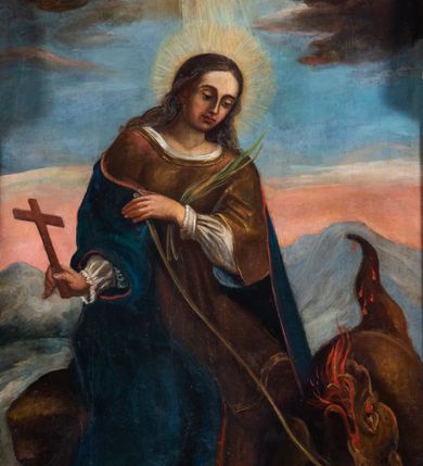 Zdjęcie nr 1: Obraz w kształcie stojącego prostokąta z wciętą odcinkowo krawędzią dolną i zakończonego łukiem odcinkowym z nadwieszeniem. Ukazuje siedzącą na skale św. Małgorzatę trzymającą na sznurku leżącego u jej stóp smoka. Jej twarz jest owalna, nos prosty, oczy otwarte a usta zamknięte, na głowie nosi długie, opadające na ramiona, falujące ciemne włosy. Wokół głowy nimb promienisty. Święta jest ubrana w białą koszulę z marszczonymi rękawami, brązową suknię i kamizelkę oraz niebieski płaszcz. W prawej ręce trzyma prosty krzyż, a w lewej smycz i palmę męczeństwa. Smok jest ukazany niemal frontalnie, z łapami wyciągniętymi na skale, uniesioną ku górze otwartą paszczą z językami ognia i widocznym tułowiem z ogonem. W tle górzysty krajobraz z różowo niebieskim-niebem i ciemnymi chmurami z główkami aniołków i silnym strumieniem światła padającym na świętą.  