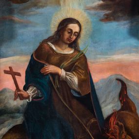 Zdjęcie nr 1: Obraz w kształcie stojącego prostokąta z wciętą odcinkowo krawędzią dolną i zakończonego łukiem odcinkowym z nadwieszeniem. Ukazuje siedzącą na skale św. Małgorzatę trzymającą na sznurku leżącego u jej stóp smoka. Jej twarz jest owalna, nos prosty, oczy otwarte a usta zamknięte, na głowie nosi długie, opadające na ramiona, falujące ciemne włosy. Wokół głowy nimb promienisty. Święta jest ubrana w białą koszulę z marszczonymi rękawami, brązową suknię i kamizelkę oraz niebieski płaszcz. W prawej ręce trzyma prosty krzyż, a w lewej smycz i palmę męczeństwa. Smok jest ukazany niemal frontalnie, z łapami wyciągniętymi na skale, uniesioną ku górze otwartą paszczą z językami ognia i widocznym tułowiem z ogonem. W tle górzysty krajobraz z różowo niebieskim-niebem i ciemnymi chmurami z główkami aniołków i silnym strumieniem światła padającym na świętą.  