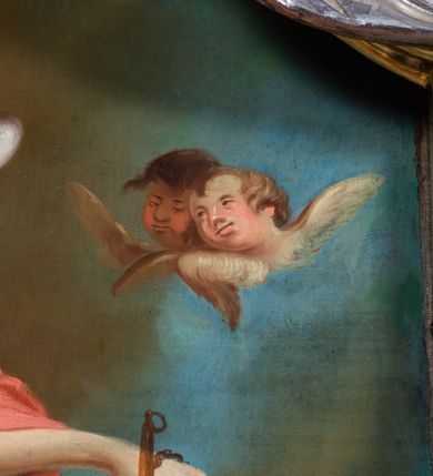 Zdjęcie nr 7: Obraz w kształcie stojącego prostokąta zamkniętego łukiem wklęsło-wypukłym z uskokiem. Postać archanioła ukazana niemal frontalnie, w kontrapoście, stoi na leżącym na ziemi diable. W prawej ręce trzyma miecz z skręconą, płomienistą głownią, a lewej wagę i łańcuch opadający na diabła. Jego głowa jest podłużna, nos przysadzisty, długi, usta pełne, oczy migdałowe. Jest ubrany w zbroję rzymską z piórami, czerwony rozłożysty płaszcz, sandały z rzemieniami opinającymi łydki i hełm z pióropuszem; na plecach nosi rozłożyste skrzydła.  Leżący na ziemi diabeł został przedstawiony z tułowiem człowieka ze skrzydłami i dolną częścią ciała nieokreślonego uwłosionego zwierzęcia z racicami i zakręconym ogonem. W tle skłębione chmury i wyłaniające się z nich uskrzydlone główki aniołków. Obraz bogaty kolorystycznie, z przewagą czerwieni, brązów i szarości. 