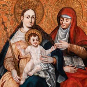 Zdjęcie nr 1: Obraz w kształcie stojącego prostokąta zamkniętego łukiem nadwieszonym półkolistym ozdobiony rocaillem. Obraz z przedstawieniem wielofiguralnym ukazuje Madonnę z Dzieciątkiem na kolanach oraz św. Annę Samotrzeć. Kobiety siedzą symetrycznie w środkowej części kompozycji, centralną przestrzeń zajmuje postać Dzieciątka. Maria jest odziana w złotą szatę i ciemnozielony płaszcz odkrywający lewe kolano. W prawej ręce wspartej na prawym udzie trzyma, a drugą podtrzymuje Chrystusa. Owalna twarz z wysokim czołem otoczona jest nimbem, oczy są migdałowate, z łukowato wygiętymi brwiami i długim wąskim nosem, usta małe i dość wąskie oraz krótki, wydany podbródek. Na głowie spoczywa złota korona zdobiona kamieniami szlachetnymi, a długie włosy opadają falami na plecy. Chrystus siedzi na lewym kolanie Marii, jest odziany w transparentną szatę. Ręce rozłożone są na boki, a otoczona złotym nimbem twarz zwrócona jest frontalnie, w lekkim uśmiechu. Postać św. Anny znajduje się po lewej stronie. Jest odziana w czerwony narzucony na głowę płaszcz. Pomarańczowa szata spodnia wystaje spod płaszcza na przedramieniu i w dolnej jego partii. Prawa ręka podtrzymuje otwartą księgę ułożoną na udach. Lewą dłonią kobieta dotyka ręki Chrystusa. Głowa otoczona jest złotym nimbem, twarz zwrócona w stronę Dzieciątka. Oczy opuszczone, skierowane w stronę stykających się rąk; brwi łukowato wygięte, nos smukły i długi, usta drobne. Głowę pod płaszczem otacza biała podwijka. W górnej partii puncowanego tła przedstawiona gołębica Ducha Świętego otoczona promieniami. Tło z motywami floralnymi uzupełnia przedstawiona w prawej części zdobiona kolumna z wazą. Tło w dolnych partiach malowane, pokryte w całości motywem florystycznym składającym się z różnych szczegółowo malowanych gatunków roślin. 
