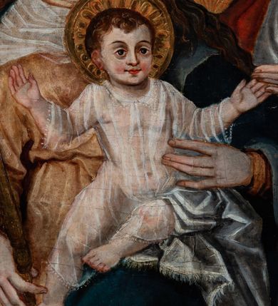 Zdjęcie nr 4: Obraz w kształcie stojącego prostokąta zamkniętego łukiem nadwieszonym półkolistym ozdobiony rocaillem. Obraz z przedstawieniem wielofiguralnym ukazuje Madonnę z Dzieciątkiem na kolanach oraz św. Annę Samotrzeć. Kobiety siedzą symetrycznie w środkowej części kompozycji, centralną przestrzeń zajmuje postać Dzieciątka. Maria jest odziana w złotą szatę i ciemnozielony płaszcz odkrywający lewe kolano. W prawej ręce wspartej na prawym udzie trzyma, a drugą podtrzymuje Chrystusa. Owalna twarz z wysokim czołem otoczona jest nimbem, oczy są migdałowate, z łukowato wygiętymi brwiami i długim wąskim nosem, usta małe i dość wąskie oraz krótki, wydany podbródek. Na głowie spoczywa złota korona zdobiona kamieniami szlachetnymi, a długie włosy opadają falami na plecy. Chrystus siedzi na lewym kolanie Marii, jest odziany w transparentną szatę. Ręce rozłożone są na boki, a otoczona złotym nimbem twarz zwrócona jest frontalnie, w lekkim uśmiechu. Postać św. Anny znajduje się po lewej stronie. Jest odziana w czerwony narzucony na głowę płaszcz. Pomarańczowa szata spodnia wystaje spod płaszcza na przedramieniu i w dolnej jego partii. Prawa ręka podtrzymuje otwartą księgę ułożoną na udach. Lewą dłonią kobieta dotyka ręki Chrystusa. Głowa otoczona jest złotym nimbem, twarz zwrócona w stronę Dzieciątka. Oczy opuszczone, skierowane w stronę stykających się rąk; brwi łukowato wygięte, nos smukły i długi, usta drobne. Głowę pod płaszczem otacza biała podwijka. W górnej partii puncowanego tła przedstawiona gołębica Ducha Świętego otoczona promieniami. Tło z motywami floralnymi uzupełnia przedstawiona w prawej części zdobiona kolumna z wazą. Tło w dolnych partiach malowane, pokryte w całości motywem florystycznym składającym się z różnych szczegółowo malowanych gatunków roślin. 
